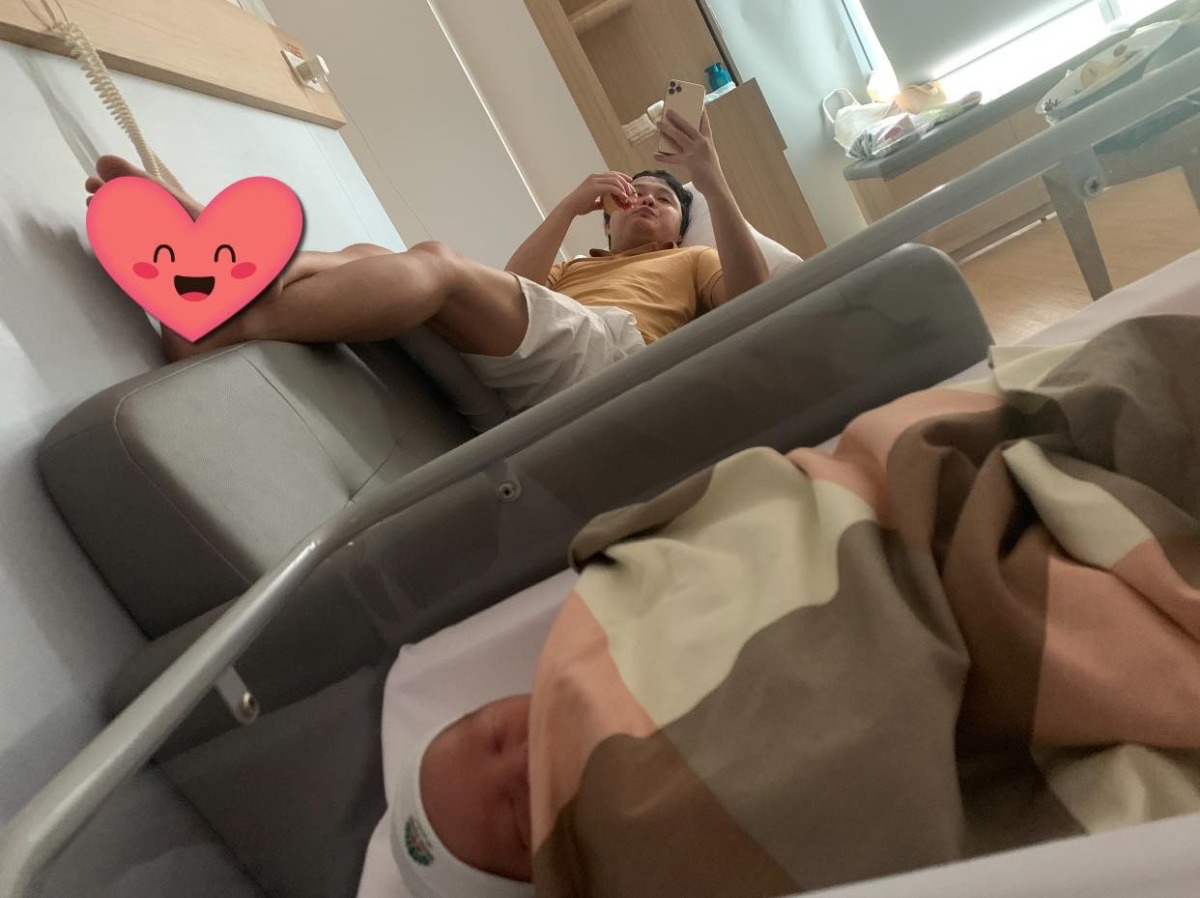 Xin chào các mom, nay mới có t.g viết về 5 ngày 4 đêm ở Hồng Ngọc - PTM ( e ở thêm 1 ngày).
E sinh mổ bé đầu tiên. Cả thai kỳ khoẻ mạnh chưa bao giờ nghĩ sẽ mổ các mom ạ. Đăng ký thai sản từ tuần 36 đợt tháng 6 đc km 15%. Khi khám ở HN thì tuần 38 bs phát hiện ra bất thường. E bị cuống rốn bám mép bánh rau là bệnh lý khá nguy hiểm ở thai nhi. Em theo khám BS Phương và BS Phương mổ cho e luôn. Nói về việc theo khám e k chọn Bs mà đến viện chọn ngẫu nhiên thôi. May mắn sao vào được bác Phương chứ hehe. Bác Phương lần nào thăm khám cũng rất nhẹ nhàng, ân cần. Sau khi phát hiện bất thường bác nhắc e cần phải cẩn thận và giải thích về bệnh lý và trường hợp có thể xảy ra. Hẹn e 3 ngày sau khám lại luôn để chốt đẻ ntn 😂. Bác trực tiếp thăm khám và cùng e đi siêu âm thì TH của e đẻ thường rất nguy hiểm và cần mổ lấy thai. Vì chuyển dạ là có nguy cơ suy thai. Sáng 2/9 khám thì chiều e lên bàn luôn. K thể tin nổi haha, lần đầu mổ nên e rất sợ và bỡ ngỡ, nằm trong phòng sinh khóc thì đc bác Phương và cả ekip động viên, thật ra e k sợ mổ mà e sợ nhất khoản tiêm gây tê vào lưng các mom ạ vì xem nhiều clip đẻ cái kim to như kim lợn vậy. Nhưng các mẹ nào sắp trải qua thì yên tâm nhé chỉ cần làm theo những gì Bs gây mê hướng dẫn thôi nó cũng như tiêm cây kim bé bé bthuong thôi ạ. Bs gây mê cho e là BS Thu Ba ( ở ngoài e gọi chị thôi vì chị trẻ xinh đẹp lắm ấy ạ) BS tiêm nhẹ nhàng đưa e vào cơn tê 🤣🤣. Cả ê kíp phủ chăn che các thứ đến đoạn đó e k còn thấy bên dưới nữa, cứ nghĩ mng vẫn đang chuẩn bị đồ để mổ thế mà 1 lúc sau chị Thu Ba bảo e chịu tức 1 chút để lấy e bé ra nhé thì e mới biết bác Phương mổ rồi 😂. Một lúc sau thì nghe thấy tiếng e bé. E bé đc da kề ra với mẹ luôn ấm áp hạnh phúc lắm ạ. Sau đấy tầm 20’ là bs khâu xong cho e, e đc chuyển lên hồi sức 4 tiếng rồi xuống với 2 bố con. Sau mổ đc truyền giảm đau và nhét giảm đau nên các mom đừng lo nhé, sẽ vẫn đau nhưng ở mức chịu  đc. Sang ngày thứ 2 thì e đã đứng dậy đi lại chậm chậm rồi cũng k đau quá nữa. Ngày thứ 4 là e k cần dùng giảm đau nữa. 
Về đồ ăn ở viện thì rất ngon ạ hôm nào e cũng ăn hết suất.
Các cô điều dưỡng và y tá nhiệt tình alo có mặt liền, hôm nào cũng có Bs đi kiểm tra vết mổ và Bs kiểm tra sức khoẻ của bé. 
Một lần nữa e xin cảm ơn BS Phương và ekip mổ cho e ngày 2/9 ạ ❤️