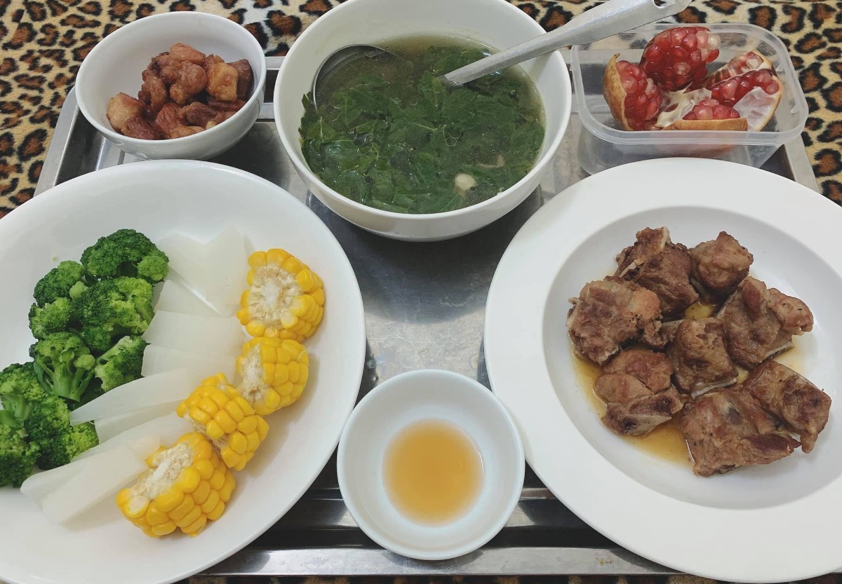 Xin chào cả nhà, em là ông bố nấu cơm cữ cho mẹ bầu sau sinh đây, ông bố cho vợ ăn củ cải bị các bác sĩ online nói đây ạ. Hai Vợ chồng hóng hớt linh tinh nên bay màu fb. Các bác đừng cười hay chỉ trích Vợ chồng em nhé 🤣

Nay e xin tổng hợp lại thực mẹ bầu sau sinh cho các ông bố bà mẹ tham khảo. Vợ e thích ăn gì e nấu cái đó và vì thời điểm cữ là mùa đông nên thực phẩm rau mùa cũng hơi hạn hẹp.. Nên e chỉ nấu được những món cơ bản như thế này thôi ạ. Các bác đóng góp để e nâng cao thực đơn tập 2 cho mẹ Bon. 🤩