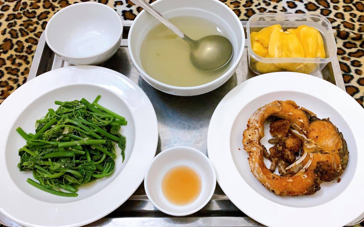 Xin chào cả nhà, em là ông bố nấu cơm cữ cho mẹ bầu sau sinh đây, ông bố cho vợ ăn củ cải bị các bác sĩ online nói đây ạ. Hai Vợ chồng hóng hớt linh tinh nên bay màu fb. Các bác đừng cười hay chỉ trích Vợ chồng em nhé 🤣

Nay e xin tổng hợp lại thực mẹ bầu sau sinh cho các ông bố bà mẹ tham khảo. Vợ e thích ăn gì e nấu cái đó và vì thời điểm cữ là mùa đông nên thực phẩm rau mùa cũng hơi hạn hẹp.. Nên e chỉ nấu được những món cơ bản như thế này thôi ạ. Các bác đóng góp để e nâng cao thực đơn tập 2 cho mẹ Bon. 🤩