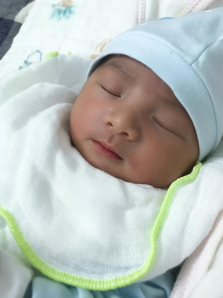 Sinh ở viện 103 năm 2021. Giờ sau khi đã hoàn hồn lại, con đã ti no ngủ ngoan, e mới nằm review lại về chuyến đi đẻ của mình 😀. Cũng như lần đầu e đẻ thì hôm 10/9 theo dự định là e đi khám kiểm tra thai thôi (lúc đó e đc tròn 38 tuần), ai ngờ vào khám đã mở 3 phân rồi, e đc cho nhập viện luôn khỏi về nhà, sau đó chồng e về nhà khăn gói đồ đạc để vào viện cùng e. 

Lúc nhập viện e đc đánh giá là ca có khả năng dễ sinh và sinh nhanh nhất, e cũng mừng vì tập đầu e sinh khó nên giờ vẫn bị sợ. Nhưng đời k như là mơ khi e đã tiêm đến 3 mũi làm mềm ctc, truyền 1 chai kích và nguyên 1 ngày từ 9h sáng đến 1 rưỡi sáng ngày kế tiếp vẫn chỉ mở đc 5 phân 😭. Nhìn những bạn khác đến sau mà đẻ trc ôm con e thèm lắm. Nhiều lần e xin chuyển sang mổ vì đau quá nhưng các chị vẫn động viên cố gắng sinh thường cho mẹ khoẻ con khoẻ, cuối cùng e cũng làm đc 🥰.

E xin chân thành cảm ơn ekip bác Trung, bsi Vân, chị Thúy và một số chị cùng ca trực ở khoa sản bệnh viện 103 mà e k nhớ đc tên đã rất nhiệt tình, quan tâm để giúp e và các sản phụ khác vượt cạn thành công. Đăng ký sinh ở viện 103 là 1 qđinh đúng đắn của e. 

Sau lần này e đã qđinh dừng k đẻ nữa vì quá ám ảnh rồi, nhưng nếu có nhỡ thì e sẽ lại chọn 103 để trao niềm tin, hihi. Lời cuối chúc toàn thể các y bác sĩ khoa sản bvien 103 nhiều sức khoẻ và luôn luôn giữ vững được cái tâm của nghề như giờ ạ 🥰