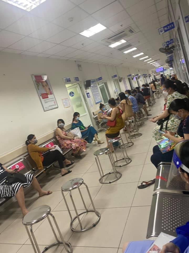 Review sau khi đi tiêm vaccine 💉 .
Nói chung hôm nay mình đi khám PK và sau đó được đi tiêm vaccine Pfizer. Tình hình thì rất là đông các Mom ạ , cũng may mình bốc số trước hôm qua vừa vào là tới lượt mình sau đó khám kiểm tra siêu âm và được đi chích về vẫn chưa thấy dấu hiệu gì . Hôm nay bác sỹ cho tiêm 1 loại thuốc duy nhất là Pfizer 🙂🙂🙂 Tiêm xong cảm thấy an tâm thật sự các Mom ạ , mom nào chưa tiêm cố gắng tranh thủ nha 😘