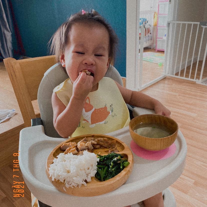 Thực đơn hôm nay:
Gà rang sả
Mồng tơi xào tỏi
Canh bí tôm
Cơm trắng ST25

Ăn rất kiểu từ tốn luôn ạ!