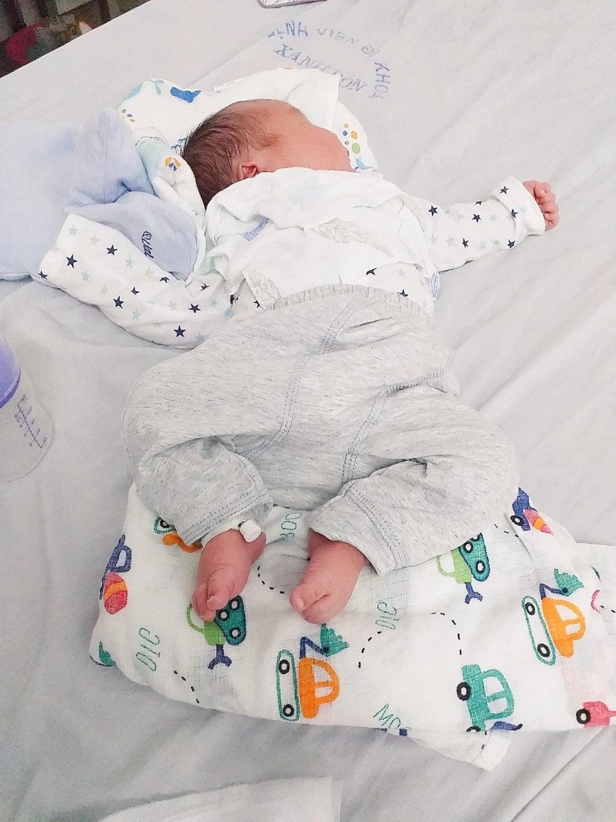 Chào mọi ng hiện tại m là bà mẹ của 3 nhóc.. Ở đây có mẹ nào đã từng trải qua cảm giác bà nội ck gọi là con cá rô đực vì lấy ck 3,5 năm mới đẻ dc k???😂Sau đây m xin phép kể hành trình đầy gian nan khi các con đến với m,và cả hành trình nuôi con đầy gian khổ của m nữa..🥲🥲
 M lấy ck năm 2013 sau khi hỏng thai 4lan m đã khám và chữa chạy khắp nơi từ tây y đến đông y,khám tất cả các bv lớn nhỏ.Từ trưởng khoa đến các giáo sư ai mách bsi nào giỏi,ai bảo ở đâu tốt m đều đến.Nhưng kq là cả 2 vk ck m đều bt k tìm ra nguyên nhân tại sao cứ có bầu là lại bị lưu😞Đến năm 2015 m quyết định đi bơm tt vào buồng tc ở pstw nhưng kq vẫn là con số 0 tròn chĩnh☹️Cuối cùng m tìm đến tâm linh ai mách ở đâu cầu con linh nhiệm m đều đi,mỗi lần đi về là nhà ck m lại thay đổi hướng giường hướng tủ để thay đổi phong thủy.Nhưng kq vẫn vậy đến đầu năm 2016 sau khi trải qua khoảng tg khá dài,với bnhieu điều đàm tiếu rằng(con này vô sinh,thằng này tt yếu,con này ăn lắm béo xí ra k đẻ nổi)mỗi lần ra đường là bnhieu lời xì sào nhòm ngó😣Đến ng trong nhà là bà nội ck m còn chỉ mặt mẹ ck m bảo là "Mày mua con cá rô đực về để thờ ak" Thật sự nghe đc câu đấy ng m như chết lặng,nó tủi thân 1 cách ghê gớm😩😩.K ai chịu hiểu rằng m chửa rất nhiều lần và đều bị lưu😭😭Chứ đâu phải k chửa bjo đâu!!Đúng là cái cảm giác khó tả các mẹ ạ😕Đến giữa năm 2016 2 vc quyết định k khám chữa hay thuốc thang j nữa,1 phần vì nản,1 phần vì tiền cũng đã cạn kiệt sau ngần đấy năm chữa chạy.Khi đi khám gặp nhau mn thường nói vui với nhau rằng đây là bệnh con nhà giàu😅vì đây là bệnh tiêu tốn tiền của 1 cách khủng khiếp ý mn ạ...Sau đó 2vc quyết định gom hết số tiền còn lại+thêm vay mượn để kinh doanh.Vì k thể cứ ở nhà mà đi chữa đẻ mãi đc,đến lúc con thì chưa thấy mà tiền đã k còn.Lúc đó 2 vc m đã thuê đc 1c cửa hàng nhỏ để kd quần áo,có gác xét và nhà vs có thể ở lại đc..Mọi việc khá thuận lợi nên cả 2 tâm lý khá thoải mái,k còn phải suy nghĩ nhiều nữa😊Và chuyện gì đến nó cũng đến cm ạ.Mở đc khoảng 3thang thì e có bầu lúc đó đúng vào mùa đá bóng,2vc bán hàng xong thức xuyên đêm để xem nào là cafe,bia và thực sự cả tháng bóng đá đó 2vc qh đc với nhau vài lần😂Sáng hôm đó khi leo từ gác xét xuống m thấy ra chút máu nghĩ là đến tháng nên cũng chẳng để ý j.Đến 2 hsau thì vẫn thấy ra chút máu mà k ra nhiều,m mới nói vơi ck là hay chửa nhỉ😅kiểu nói vui thôi chứ k nghĩ là chửa thậttt đâu vì sau ngần đấy năm mừng hụt nhiều rồi.Sau đấy m mua que thử và lên 2v mờ m còn bảo ck là hay que hỏng nhỉ và mua tiếp 3que để thử vào sáng hsau😂Kq là 2v tiếp và chắc chắn là chửa thật rùi,nhưng do bị lưu nhiều lần nên khi chửa là kèm theo 1 đống sự lo lắng trong đầu..Lúc đó m gọi cho mẹ đẻ m và báo là có bầu bà đã vội vàng bắt về nhà và đi khám xem tn để còn biết mà chữa chạy kịp thời🥲Sau khi 2 mẹ con đèo nhau đi khám thì bs báo thai đc 5w5d chưa có tim thai,lại hồi hộp lại lo lắng và gọi hỏi khắp nơi bsi nào giỏi để khám lại..Và đc 1ng cô chỉ cho bsi vinh ở pshn mà trước cô ấy theo.Khi về m gọi và đặt lịch khám vào sáng hsau,đêm hôm ý là 1 đêm k ngủ lo lắng đủ thứ trong đầu rằng sáng mai sẽ ra sao???Và ngày hsau cũng đến m chuẩn bị từ sớm để đi gặp bsi,sau khi khám và nói hết tiểu sử thai lưu của m thì bsi đã kê cho m thuốc nội tiết uống+ đặt và hẹn sau 1w khám lại...1w trôi qua đấy như dàii 1 thế kỉ cm ạ🥲🥲1 tuần với không khí lo lắng bao trùm trong nhà...Mn thì cố động viên rằng mọi chuyện ks đâu con khoẻ nên đừng quá lo lắng.Nhưng m thì k thể k lo đc,vì m đã phải đau khổ rất nhiều lần khi k giữ đc con rồi😭1w sau cũng đã đến m qua khám và thật sự vỡ oà khi bs thông báo đã có tim thai,m phải hỏi đi hỏi lại vì k tin nổi vào những j m vừa nghe đc😢do m có tiền sử bị lưu nên sau đó bs có kê cho m khá nhiều thuốc,để uống để đặt và để tiêm để giữ thai thai nữa.M phải tiêm mỗi ngày 2 mũi vào bắp đùii tiêm nhiều đến nỗi m k đi nổi vì đau nhức,từ khi đi khám về là m nằm treo chân 1w đi khám lại 1 lần..Mọi thứ khá ổn đến khi 12w bsi đo vtc và thông báo ctc của m tụt quá ngắn nguy cơ sẩy cao và đề nghị khâu cấp cứu luôn😓Sau khi khám m đc đưa sang phòng tiểu phẫu để khâu sống vì m bị kháng thuốc giảm đau😭Cảm giác lúc đó đúng là chết đi sống lại khi từng mũi kim đâm vào m đều cảm nhận đc rất rõ,2 tay bám chặt 2 môi mím đến tím bầm😭😭nó đau đến khủng khiếp...Sau khi nghỉ lại đến chiều tối để theo dõi thì m đc cho về,từ đó đến 35w m nằm treo chân và đều đặn uống+tiêm thuốc nội tiết hằng ngày và 1-2w đi khám 1 lần.Đúng là 1 khoảng tg dài đến đáng sợ😢36w m đc cắt chỉ (cắt chỉ cũng cắt sống luôn😭)và 38w m sinh thường bé đầu tiên nặng 3,6kg...Chuyện khá dài m viết theo cảm xúc nên có hơi lủng củng cm đọc thông cảm cho m nhé😅Các chuyện sau m xin kể chú thích ở từng ảnh nhé vì thật sự nó dàii quá m viết hết ở stt này khéo cm đọc phải kéo đến ngày mai mới hết mất😂Qua đây echỉ muốn chia sẻ hàng trình đầy vất vả gian nan của e thuii... chúc các mẹ có 1 thai kì khoẻ mạnh và bình an