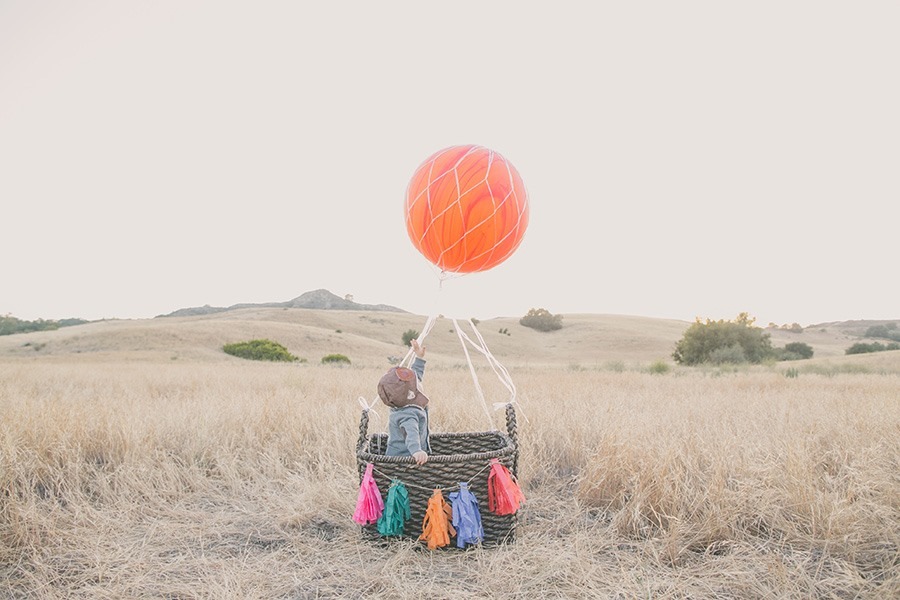 TRẺ XEM TV, ĐIỆN THOẠI, IPAD QUÁ NHIỀU?
Ngày nay không khó bắt gặp những đứa trẻ dí mắt vào những chiếc điện thoại, Ipad mà không quan tâm điều gì đang xảy ra bên ngoài. Nhưng việc cấm trẻ xem hoàn toàn thật sự là rất khó trong thời đại này. Vậy đâu là giải pháp cho vấn đề này? Thật ra thời đại số mang lại cả cái được và cái mất không chỉ cho người lớn chúng ta mà cả với trẻ nhỏ. Cái được là trẻ có cơ hội tiếp cận giáo dục từ sớm, có đa dạng công cụ giao tiếp và tìm kiếm. Tuy nhiên, khi mà đơn vị gia đình thời đại ngày nay đang dần bị thu hẹp lại và thường chỉ gồm cha mẹ và con cái, khi đó các thiết bị điện tử cũng sớm và dễ dàng xen lấn vào thời gian giao tiếp, trò chuyện của các con mỗi ngày, nếu không được kiểm soát điều này sẽ ảnh hưởng rất lớn đến trẻ. Cụ thể, gần đây một nghiên cứu phân tích hệ thống của gần 19.000 trẻ có độ tuổi trung bình 3-4 tuổi của TS. Madigan, ĐH Calgary, Canada đã tìm thấy những trẻ chậm nói có liên quan đến lượng thời gian sử dụng thiết bị màn hình điện tử quá nhiều.
Vậy, làm sao giúp trẻ phát triển tốt nhất trong thời đại số ngày nay?

Câu trả lời không đơn giản chỉ nằm ở việc có nên cấm hay không cấm trẻ dùng thiết bị điện tử, mà nó nằm ở khi nào là nên giới thiệu, và làm sao để cùng trẻ phát triển bền vững nhất.
Thực ra, việc giới thiệu các thiết bị điện tử có thể giới thiệu sau 18 tháng tuổi, nhưng cần giới hạn thời gian dưới 1 tiếng/ngày. Trong thời gian này, cha mẹ nên lựa chọn các chương trình mang tính giáo dục để giúp trẻ phát triển ngôn ngữ và quan trọng là cha mẹ nên cùng xem/chơi với trẻ để dễ quản lý thời gian trước màn hình điện tử của trẻ. Đó chỉ là 1 phần của câu trả lời, để tìm câu trả lời đầy đủ, mới đây một báo cáo dài hơn 200 trang từ UNICEF với tiêu đề “trẻ con thời đại số” đã nhấn mạnh 4 yếu tố sau:

1) Liệu đứa trẻ có đủ dinh dưỡng?

2) Liệu đứa trẻ có đủ tương tác?

3) Liệu đứa trẻ có đủ yêu thương?

4) Liệu đứa trẻ có đủ sự bảo vệ với các yếu tố gây tổn thương?

1. DINH DƯỠNG
Đây là một số điều cần lưu ý về dinh dưỡng cho trẻ

● Mẹ nên ngưng hút thuốc, uống rượu bia và thức uống có caffein 3 tháng trước mang thai

● Chế độ ăn duy trì đa dạng và đầy đủ, đặc biệt bổ sung folate trong lúc mang thai

● Cho trẻ bú mẹ sớm nhất có thể ngay từ lúc mới sinh, duy trì sữa mẹ hoàn toàn trong 6 tháng đầu và tiếp tục đến 2 tuổi nếu có thể.

● Cho trẻ ăn dặm đúng thời điểm (từ 6 tháng tuổi), tránh dụ dỗ hay ép bé ăn, và tránh các yếu tố sao nhãng như TV, đồ chơi hay bế rong khi ăn là khoản đầu tư cần.

● Dinh dưỡng đa dạng và kiên nhẫn giới thiệu lập lại và hạn chế các thức ăn không lành mạnh như bánh kẹo, nước ngọt, bim bim…

● Bên cạnh dinh dưỡng đầy đủ, trong giai đoạn nhỏ trước 8 tuổi cũng nên giúp trẻ học và phát triển các hành vi ăn uống đúng như học nhai, ăn đa dạng rau củ quả, khám phá đa dạng mùi vị, không xem TV hay điện thoại lúc ăn, không ăn các thức ăn kém lành mạnh... vì đây là giai đoạn mà não bộ của trẻ rất linh hoạt và dễ học hỏi. Đó là những nền tảng giúp trẻ phát triển hành vi ăn uống lành mạnh sau này

2. Tương tác – yêu thương
Bố mẹ nên dành thời gian trò chuyện, vui chơi cùng trẻ. Khi trò chuyện, bạn khuyến khích trẻ đặt câu hỏi, tương tác và nêu suy nghĩ. Lúc này trẻ sẽ học cách đáp ứng và bắt chước ngôn ngữ của bạn. Nếu bạn không có thời gian, hãy cố gắng dành ít nhất 10-20 phút mỗi tối để cùng trẻ trò chuyện vui chơi trước giờ đi ngủ. Hoạt động này gọi là Hugging time. Điều này mang lại nhiều lợi ích cho giấc ngủ và sự phát triển ngôn ngữ của trẻ. Có thể là đọc sách, kể chuyện vui, ca hát...Quan trọng là các hoạt động này nên diễn ra trên giường và không có màn hình điện tử.

Bên cạnh các hoạt động trên, có 3 hoạt động chơi được khuyến khích, giúp trẻ phát triển trí tưởng tượng và sáng tạo có thể chơi trong hugging time là:

● Chơi tưởng tượng: Đặt vấn đề cho trẻ tưởng tượng trước khi ngủ như “nếu con là con ong thì sao nhỉ?” – phát triển vấn đề “Là con ong sẽ có cánh, thì sẽ làm gì nhỉ?”

● Chơi tượng trưng: dùng 1 vật thể để tượng trưng cho cuộc trò chuyện. VD. mẹ cho con chiếc gối nhỏ này, và đó là chiếc điện thoại, và con ngồi góc giường này, mẹ ở đây: con nói gì mẹ không nghe nhỉ?

● Chơi cổ tích: nếu nó đến cùng 1 câu chuyện thần thoại hay cổ tích từng được kể sẽ làm sống động trò chơi hơn. VD, mẹ sẽ tạo 1 chiếc đầm xinh đẹp cho công chúa bằng chiếc mềm này và chiếc gối này sẽ xây thành lâu đài…

Và kết thúc thời gian hugging time bằng cách ôm hôn và chúc con ngủ ngon.

3. Giảm thiểu các yếu tố gây tổn thương trẻ
Khi nói đến tổn thương, có thể bạn nghĩ đến tổn thương vật lý (VD, đánh), nhưng có một hình thức gây tổn thương khác gây hại không kém đến trẻ đó là những dạng tổn thương tinh thần như mắng chửi kiểu hổ báo, sự so sánh trẻ, hay sự tranh cãi của 2 vợ chồng trước mặt trẻ... Những bằng chứng cho thấy, những trẻ trải nghiệm những tổn thương này thường xuyên thường có sự phát triển não bộ nghèo nàn, dễ tổn thương và gặp nhiều vấn đề liên quan đến ngôn ngữ hoặc kém giao tiếp khi lớn.

Notes
Madigan, S., McArthur, B. A., Anhorn, C., Eirich, R., & Christakis, D. A. (2020). Associations Between Screen Use and Child Language Skills: A Systematic Review and Meta-analysis. JAMA pediatrics, 174(7), 665–675.