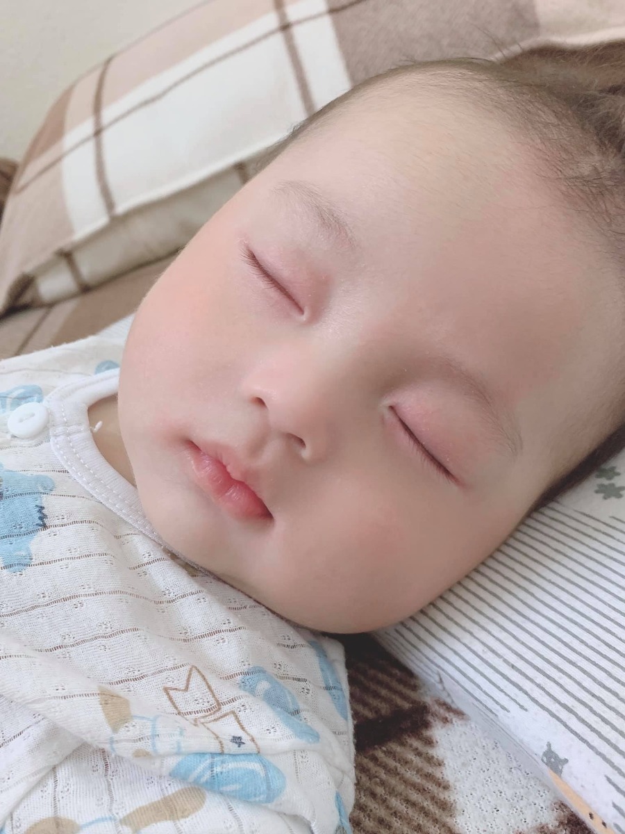 Xin chào cả nhà, em là ông bố nấu cơm cữ cho mẹ bầu sau sinh đây, ông bố cho vợ ăn củ cải bị các bác sĩ online nói đây ạ. Hai Vợ chồng hóng hớt linh tinh nên bay màu fb. Các bác đừng cười hay chỉ trích Vợ chồng em nhé 🤣

Nay e xin tổng hợp lại thực mẹ bầu sau sinh cho các ông bố bà mẹ tham khảo. Vợ e thích ăn gì e nấu cái đó và vì thời điểm cữ là mùa đông nên thực phẩm rau mùa cũng hơi hạn hẹp.. Nên e chỉ nấu được những món cơ bản như thế này thôi ạ. Các bác đóng góp để e nâng cao thực đơn tập 2 cho mẹ Bon. 🤩