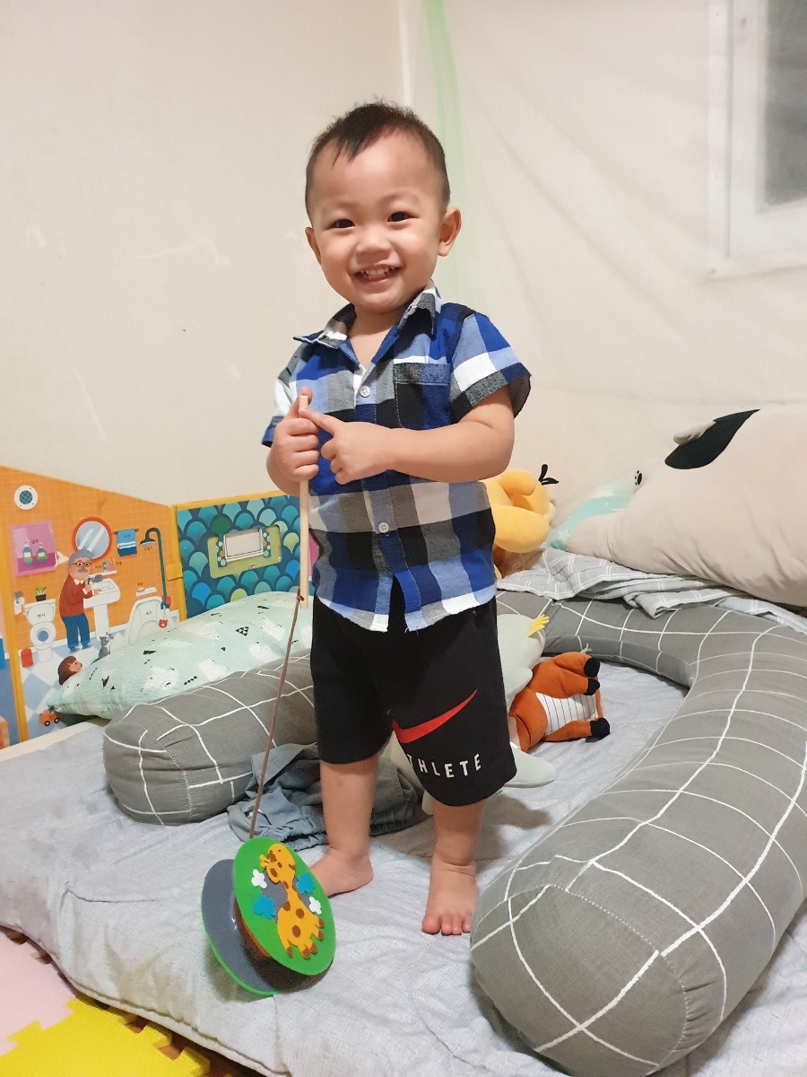 Dành thời gian với con trọn vẹn❤

Sau 1 ngày dài bận bịu với cuộc sống bên ngoài thì tối đến là khoảng thời gian cả nhà quây quần bên nhau, dành thời gian chất lượng nhất với con. Chơi cùng con cũng thú vị và nhiều lợi ích đó chứ ạ. 

🍀Gắn kết tình cảm gia đình👪
🍀Hiểu con hơn và thu hút con tham gia hoạt động có chủ đích của mẹ
🍀Nuôi dưỡng tâm hồn 

Hiii nhiều người bảo mình sao bày vẽ đủ thứ, rảnh rỗi quá. Đúng là rảnh thật nhỉ thay vì thời gian mình lướt facebook, dạo tiktok, xem những bộ phim Hàn Quốc với các oppa đẹp trai🤣🤣🤣 thì mình chọn dành thời gian chơi với con. Mình vẫn happy vì những điều mình đang làm với con, vì con chỉ có 6 năm đầu đời ngoài việc đc duy trì học đa ngôn ngữ, toán não phải tốc độ cao, tiếng anh não phải ra thì mình luôn cố gắng cho con nhiều trải nghiệm sáng tạo nhất có thể. 

Nay 1 ngày khá bình yên cả nhà cùng nhau làm đèn trung thu cho bạn í. Thực ra mua đèn thì đơn giản r nhưng nhà cháu lại chọn làm đèn vừa tiết kiệm, vừa ý nghĩa lại còn thu hút đc ba Voi cùng chơi cùng tham gia làm đèn cho Voi nữa chứ thì quả hơn cả mong đợi. Các ông bố tham gia chơi cùng con thì còn gì bằng đúng k ạ

Trung thu vui vẻ bên gia đình nhà Voi góp vui với chiếc đèn trung thu by mom and dad😀😀😀