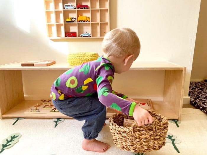 Phương pháp Montessori tại nhà cho bé 24-36 tháng

Bạn đang tìm kiếm một số hoạt động theo phong cách Montessori cho trẻ 24-36 tháng tuổi? 

Mức độ kỹ năng của trẻ 24 tháng thay đổi rất nhiều so với 36 tháng, điều quan trọng là bạn phải quan sát trẻ và trình độ kỹ năng của trẻ chứ không nên so sánh giữa các trẻ với nhau. 

Bạn hãy xem gợi ý dưới đây về những hoạt động Montessori rất phù hợp dùng tại gia đình cho bé 24-36 tháng tuổi nhé:

1. Trẻ có thể bắt đầu học cách sắp xếp và phân loại đồ chơi của mình, bạn hãy chuẩn bị những chiếc giỏ kích cỡ vừa để con tự cất đồ chơi của mình

2. Bạn hãy sắp xếp cho con 1 chiếc tủ quần áo gọn gàng, với khoảng 3 bộ quần áo/mũ/giày để con bắt đầu học cách tự lựa chọn quần áo của mình

3. Song song đó, hãy phát huy cho bé khả năng tự phục vụ bản thân: tự rót nước uống, tự đánh răng. Hãy chú ý thiết kế bình nước ở chỗ thấp vừa tầm với của con, hoặc chuẩn bị chiếc ghế và gương nhỏ đặt ở bồn rửa mặt của người lớn để bé có thể tự đứng rửa tay, rửa mặt, đánh răng

4. Bạn có thể cho con bắt đầu học cách làm các món tráng miệng đơn giản như cắt nhỏ các loại hoa quả bằng dụng cụ cắt chuyên biệt. Đồng thời để con giúp đỡ ba mẹ cùng lau dọn cửa kính hoặc tưới những cái cây ngoài vườn. Vì sao lại để con tham gia nhiều hoạt động như 1 người lớn thực thụ? Vì trước hết trẻ  ở lứa tuổi này cũng rất thích được tham gia vào công việc nhà, con cảm thấy như mình là 1 phần của gia đình, cha mẹ đừng ngăn cản vì sợ con làm sai/làm hỏng, mà hãy tạo điều kiện để con có thể được thỏa mãn nhu cầu của mình nhé

5. Trẻ ở độ tuổi này vẫn rất yêu thích các trò xếp hình và ghép hình. Bạn có thể in các hình con vật với màu sắc rõ nét và đồng thời cũng in hình ảnh đen trắng để con thực hành ghép 1 cặp (xem thêm trong ảnh minh họa để hiểu rõ)

6. Túi vật thể bí mật : là 1 hoạt động cực kì dễ làm ngay tại nhà mà vẫn khiến trẻ thích thú. bạn chỉ cần chuẩn bị 1 chiếc túi có dây rút, bên trong túi bạn đựng bất kì thứ gì mà bạn muốn con khám phá, hãy để bé tự cho tay vào túi để cảm nhận đồ vật đó là gì mà không cần nhìn. Mỗi ngày bạn đều có thể thay đổi dễ dàng các đồ vật trong túi bí mật.