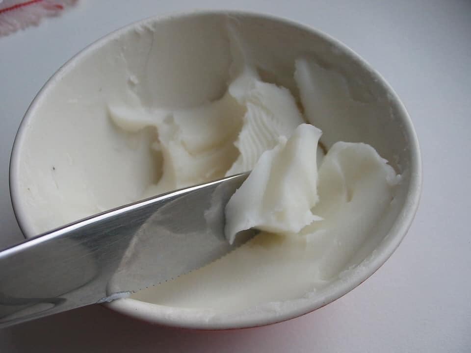 Nên ăn mỡ lợn hay dầu thực vật?
NGÀY CÀNG NHIỀU BỆNH PHỨC TẠP VÌ TỪ BỎ MỠ LỢN

Cả dân tộc đã bị bọn buôn dầu thực vật lừa. Càng ăn dầu thực vật thì càng lắm bệnh, do nhiệt độ sôi của nó thấp, nên nhiều mầm bệnh, và do những biến đổi hóa học tệ hại. Thành phần chính của hầu hết dầu thực vật là chất béo không bão hòa đa (trong khi mỡ lợn rất giàu chất béo bão hòa). Dầu thực vật có độ ổn định kém và rất dễ bị oxy hóa, và nó sẽ giải phóng vô số chất có hại khi đun nóng trong thời gian dài.

Hợp tác với bọn buôn dầu ăn là các bác tuyên truyền và đe dọa dân chúng về đủ các loại bệnh "cực nguy hiểm" liên quan đến mỡ máu, mỡ gan, men gan, béo phì, tim mạch, v.v... mà thực chất, đều chủ yếu do dầu thực vật gây ra.

NÊN BIẾT:

- Từ hồi bé mình đã đọc sách của đại danh y của dân tộc này, ngài Tuệ Tĩnh, thì thấy tất cả các bài thuốc quan trọng của ông đều có thêm miếng mỡ lợn. Mong các chư vị tìm đọc.

- Người Trung Quốc đã dùng mỡ lợn để làm sạch các mạch máu, trừ tam tiêu, thấp khí và trị bệnh lá lách, dạ dày. Trong "Bản thảo cương mục" Lý Thời Trân có viết mỡ lợn là một loại thuốc bổ rất tốt, không gây nóng trong người, có tác dụng thanh lọc cơ thể. Cuốn "Trửu hậu bàng" thì nói rằng mỡ lợn có thể trị viêm gan. Dược Vương, Tôn Tư Mạc cho rằng mỡ lợn có thể giúp làm lưu thông khí huyết, tan máu cục và chữa trị mất trí nhớ.

- Các cụ dạy: "Đẹp thì vàng sơn,ngon thì mật mỡ". Mỡ lợn là linh hồn của món ăn, dù là món gì thì chỉ cần một thìa cũng đủ để tạo món ăn màu sắc đẹp, vị thơm ngon, khiến cho các món ăn trở nên tuyệt vời hơn. Mỡ lợn khi chế biến có mùi rất thơm, nguồn gốc chính của mùi thơm này là một lượng nhỏ của một loại protein đặc biệt, sản phẩm phân hủy của glyceride.

- Tóp mỡ mà biết cách chế biến còn ngon hơn mọi sơn hào hải vị. Có ai còn nhớ không: tóp mỡ chao mắm, tóp mỡ xào dưa, tóp mỡ nấu canh rau ngót, tóp mỡ rim mắm tỏi, tóp mỡ kho cá, tóp mỡ sốt cà chua ăn rau sống, tóp mỡ (và tôm nõn khô) làm kho quoẹt, tóp mỡ ngào vừng đen (món này cực đỉnh)...

- Năm nay, BBC xếp hạng mỡ lợn là một trong 10 loại thực phẩm bổ dưỡng nhất. Họ cho rằng mỡ lợn có axit béo bão hòa nhưng giàu vitamin B và các khoáng chất tốt cho sức khỏe hơn thịt cừu và mỡ bò.

- Báo Daily Mail của Anh cũng viết rằng mỡ lợn tốt hơn bơ. Vì nó giàu vitamin D, nó có thể thúc đẩy sự hấp thụ canxi của cơ thể. Trên thực tế, mỡ lợn là một trong những nguồn vitamin D dồi dào nhất, nhiều hơn 50% so với bơ. Và vitamin D có thể giúp cải thiện chức năng tim mạch, duy trì sức khỏe của phổi và hô hấp, tăng cường chức năng cơ bắp và giúp cơ thể phòng chống nhiễm trùng. Đặc biệt là thực phẩm giàu chất béo bão hòa như mỡ lợn có thể làm giảm nguy cơ mắc bệnh tim và đột quỵ.