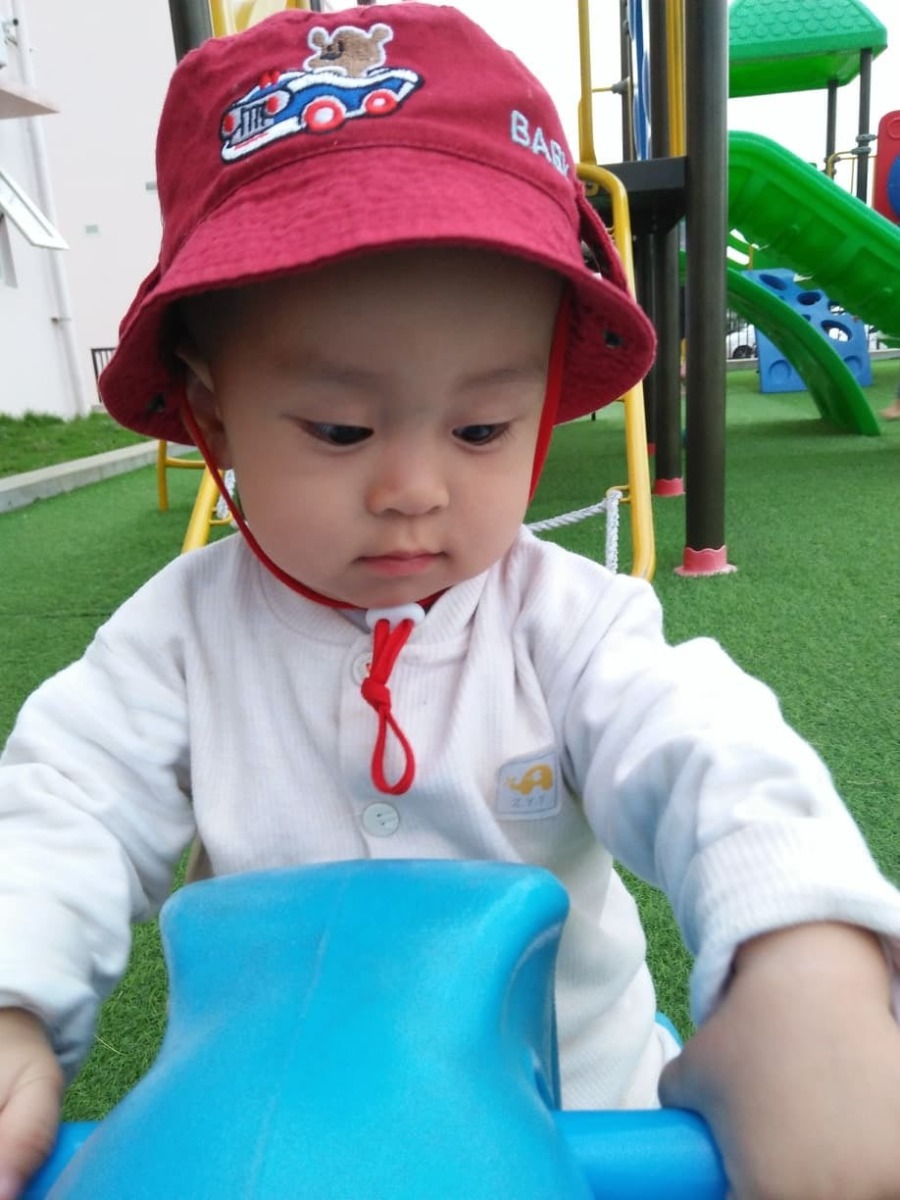 Minh Khang con trai yêu quý của bố mẹ. Con biết không mẹ và bố là bạn với nhau từ hồi học cấp 1 hồi đó đi học thì vô tư lắm không nghĩ rằng sẽ có 1 ngày bố mẹ lại lấy nhau đâu. Bố mẹ cứ như 2 cực trái dấu nên có lẽ vì thế mà nó hút nhau. Bố thì hiền từ béo ú hồi đó mẹ lại lém lỉnh nhanh nhẹn và gầy còm. Bố hay gọi mẹ là còi còn mẹ gọi bố là béo. Ấy mà duyên số thế nào đến năm 27 tuổi bố mẹ đều ế và thế là quyết định lấy nhau trong sự ngỡ ngàng của bạn bè
Sau khi cưới được tầm 9 tháng bố mẹ mãi vẫn k có tin vui. Rồi mẹ nghe được là bố từng bị quai bị lúc nhỏ vì thế sau 9 tháng bố mẹ dắt nhau vào bệnh viện quốc tế Huế để khám kết quả là bố bị tinh trùng yếu và dị dạng quá nhiều bác sĩ cũng chưa cho làm IVF ngay mà bảo về bồi bổ để chất lượng tốt hơn hãy làm vì mới cưới 9 tháng nên bác bảo hãy cố gắng thêm. Cố gắng sau 1 năm nữa vẫn không có kết quả bố mẹ lại dắt nhau ra bệnh viện bưu điện để khám và chuẩn bị làm hồ sơ IVF. Vào lúc chuẩn bị làm IVF thì bố mẹ bị người anh em bạn bè lừa hết số tiền để dành đó. Thực sự lúc đó đất trời như sụp đổ . Nhưng bố lại động viên mẹ cố gắng làm lại từ đầu để đi tìm con sau. Những ngày đó về bố mẹ lại chăm chỉ chạy bộ, mẹ lại nấu cho bố những món ăn bổ dưỡng mà nghĩ đến bây giờ mẹ vẫn còn ám ảnh khi nhìn thấy những món ấy vì ngày đó bố ăn 1 mình buồn nên mẹ sẽ ăn cùng hầu như ngày nào cũng ăn. Rồi ông trời cũng thương bố mẹ cho bố mẹ niềm vui tuy nhiên do không hiểu biết nên mẹ đã từng bị sảy thai sớm 2 lần trước khi có con lúc đó thực sự bố mẹ suy sụp rất nhiều nhưng chưa từng 1 lần kể với người ngoài hoặc ông bà 2 bên vì sợ ông bà lo lắng. Bố mẹ làm xa nhà rồi 2 vợ chồng cứ thế dắt tay nhau đi qua từng nỗi đau
Đến tết năm 2018 con đến bên mẹ tự nhiên và nhẹ nhàng lắm sau khi biết có con bố mẹ vui mừng nhưng không ai dám vui quá sớm vì từng trải qua nỗi đau 2 lần rồi. Lần này bố mẹ cẩn thận lắm không dám nói cho ai biết đến nổi bố bảo đi làm ngắm cái que 2 vạch mà chỉ dám cười nhè nhẹ không dám cười to vì sợ con sẽ đi mất. Ngay từ lúc có con mẹ đã 1 mình hành trình từ Hà Tĩnh - Hà Nội để theo bác sỹ giữ thai vì đã từng có tiền sử trước đó. Mẹ ra Hà Nội ở nhờ nhà bạn cho đến khi có tim thai lại về Hà Tĩnh để đi làm. Hàng ngày đều đặn mẹ đều dùng thuốc theo đơn của bác sỹ từ thuốc đặt thuốc uống , thuốc tiêm. Mỗi lần đến mốc thăm khám bác sỹ hẹn mẹ đều 1 mình đi ra Hà Nội để khám . Bố muốn đi cùng nhưng vì điều kiện kinh tế mẹ muốn để bố ở nhà đi làm và bớt chút tiền xe cộ chi phí. Ngày trước mẹ say xe dữ lắm mà từ khi có con mẹ cứ 1 mình trên chặng đường như thế k sợ say xe nữa.
Khi con được 17 tuần ra máu dọa sảy mẹ đã khóc cả đêm sau khi ra viện thăm khám được bác sỹ kê thuốc mẹ lại về dùng thuốc và nằm ở nhà dưỡng thai đến 20 tuần ổn định mẹ lại đi làm lại. Nhưng lúc đó lại đối mặt với việc thiếu ối. Vậy là hàng ngày mẹ vừa đi làm vừa truyền nước để tăng ối uống 1 ngày mấy lít nước và sữa để hy vọng ối có thể tăng lên. Mỗi ngày mẹ vẫn duy trì đều đặn tiêm 1 mũi lovenox trước đó toàn là bố tự tiêm nhưng sau khi bụng to hơn con lớn lên bố bảo k dám tiêm vì sợ sẽ vào con mẹ lại đi ra trạm y tế nhờ cô y tá tiêm giúp cho. Hồi đó tiêm nhiều đến nỗi bụng mẹ toàn những vết thâm tím do mũi tiêm để lại.
Rồi đến ngày dự sinh nhưng không có dấu hiệu sinh nên mẹ lại nhập viện và xin bác sỹ được mổ chủ động đón con ra . Chàng trai của mẹ lúc ra đời được 3,6kg ngay trên bàn mổ mẹ đã khóc vì hạnh phúc mẹ đã hỏi bác sỹ con cháu có bình thường đầy đủ chân tay không bác. Tối đó tuy mới mổ xong những mẹ không hề chợp mắt 1 chút nào cứ thế cả đêm bố và mẹ cùng nằm ngắm con lúc đó mới dám tin là sự thật bố mẹ đã có con.
Lần đầu tiên làm mẹ mẹ cũng nhiều bối rối lắm không biết nên nuôi dạy con thế nào rồi mẹ cứ lên các diễn đàn để học hỏi thêm kinh nghiệm. Cậu bé của mẹ đề kháng rất kém nên thường hay ốm vặt hầu như tháng nào cũng phải thuốc thang thăm khám đến nỗi mẹ vẫn hoài nghi chính năng lực làm mẹ của mình có thời gian mẹ từng rơi vào trầm cảm vì con hay ốm và quấy khóc. Nhưng rồi tất cả cũng đã qua. Hiện giờ con là cậu bé 3 tuổi sắp đến sinh nhật con rồi càng lớn con càng lém lỉnh đáng yêu biết nói những điều ngọt ngào yêu thương bố mẹ . Tuy nhiên cũng còn siêu lì và bướng bỉnh sắp đến sinh nhật của con trong tháng 9 này bố mẹ chỉ mong chàng trai của bố mẹ sẽ vững vàng hơn , ngoan ngoãn khỏe mạnh hơn . Yêu con chàng trai tháng 9