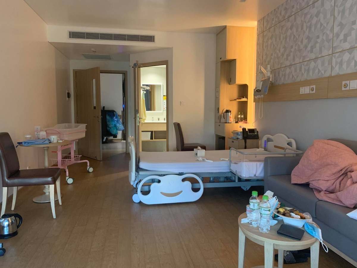 Xin chào các mom, nay mới có t.g viết về 5 ngày 4 đêm ở Hồng Ngọc - PTM ( e ở thêm 1 ngày).
E sinh mổ bé đầu tiên. Cả thai kỳ khoẻ mạnh chưa bao giờ nghĩ sẽ mổ các mom ạ. Đăng ký thai sản từ tuần 36 đợt tháng 6 đc km 15%. Khi khám ở HN thì tuần 38 bs phát hiện ra bất thường. E bị cuống rốn bám mép bánh rau là bệnh lý khá nguy hiểm ở thai nhi. Em theo khám BS Phương và BS Phương mổ cho e luôn. Nói về việc theo khám e k chọn Bs mà đến viện chọn ngẫu nhiên thôi. May mắn sao vào được bác Phương chứ hehe. Bác Phương lần nào thăm khám cũng rất nhẹ nhàng, ân cần. Sau khi phát hiện bất thường bác nhắc e cần phải cẩn thận và giải thích về bệnh lý và trường hợp có thể xảy ra. Hẹn e 3 ngày sau khám lại luôn để chốt đẻ ntn 😂. Bác trực tiếp thăm khám và cùng e đi siêu âm thì TH của e đẻ thường rất nguy hiểm và cần mổ lấy thai. Vì chuyển dạ là có nguy cơ suy thai. Sáng 2/9 khám thì chiều e lên bàn luôn. K thể tin nổi haha, lần đầu mổ nên e rất sợ và bỡ ngỡ, nằm trong phòng sinh khóc thì đc bác Phương và cả ekip động viên, thật ra e k sợ mổ mà e sợ nhất khoản tiêm gây tê vào lưng các mom ạ vì xem nhiều clip đẻ cái kim to như kim lợn vậy. Nhưng các mẹ nào sắp trải qua thì yên tâm nhé chỉ cần làm theo những gì Bs gây mê hướng dẫn thôi nó cũng như tiêm cây kim bé bé bthuong thôi ạ. Bs gây mê cho e là BS Thu Ba ( ở ngoài e gọi chị thôi vì chị trẻ xinh đẹp lắm ấy ạ) BS tiêm nhẹ nhàng đưa e vào cơn tê 🤣🤣. Cả ê kíp phủ chăn che các thứ đến đoạn đó e k còn thấy bên dưới nữa, cứ nghĩ mng vẫn đang chuẩn bị đồ để mổ thế mà 1 lúc sau chị Thu Ba bảo e chịu tức 1 chút để lấy e bé ra nhé thì e mới biết bác Phương mổ rồi 😂. Một lúc sau thì nghe thấy tiếng e bé. E bé đc da kề ra với mẹ luôn ấm áp hạnh phúc lắm ạ. Sau đấy tầm 20’ là bs khâu xong cho e, e đc chuyển lên hồi sức 4 tiếng rồi xuống với 2 bố con. Sau mổ đc truyền giảm đau và nhét giảm đau nên các mom đừng lo nhé, sẽ vẫn đau nhưng ở mức chịu  đc. Sang ngày thứ 2 thì e đã đứng dậy đi lại chậm chậm rồi cũng k đau quá nữa. Ngày thứ 4 là e k cần dùng giảm đau nữa. 
Về đồ ăn ở viện thì rất ngon ạ hôm nào e cũng ăn hết suất.
Các cô điều dưỡng và y tá nhiệt tình alo có mặt liền, hôm nào cũng có Bs đi kiểm tra vết mổ và Bs kiểm tra sức khoẻ của bé. 
Một lần nữa e xin cảm ơn BS Phương và ekip mổ cho e ngày 2/9 ạ ❤️