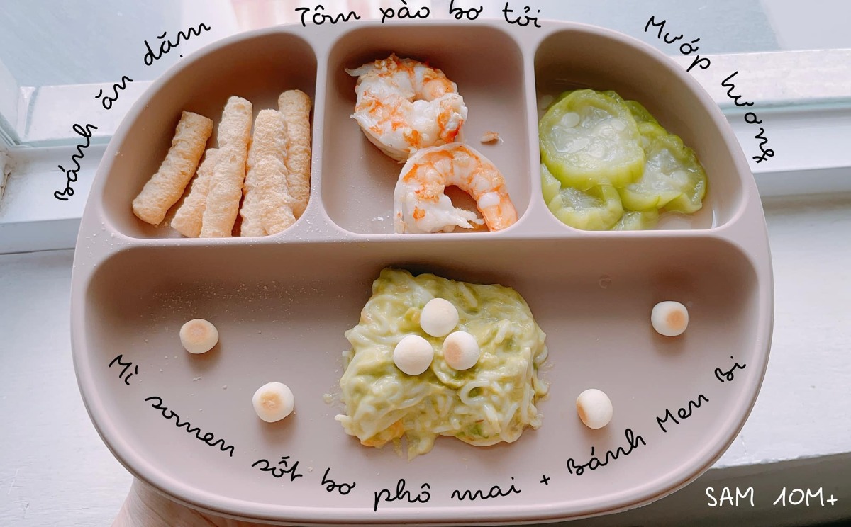 Bé nhà mình nay tròn 11M rồi , mình chia sẻ thực đơn ăn dặm buổi trưa BLW kết hợp đút lúc 10M của bé nhà mình ❤️

Buổi chiều tối mình nấu đơn giản hơn, chủ yếu là cháo và món cơm như người lớn cho bé vì mùa dịch mua nguyên vật liệu rất khó khăn❤️

Vẫn tiêu chí cố gắng bổ sung đầy đủ 4 nhóm chất cho con trong 1 bữa ăn : tinh bột - đạm - chất xơ - vitamin ❤️

Trên app còn nhiều công thức lắm, các mẹ xem ở đây nha https://mamibabi.com.vn/thuc-don-an-dam