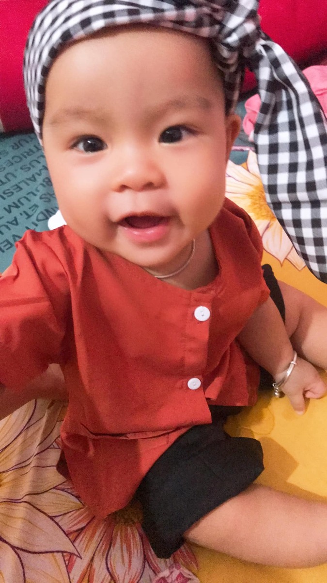 Con chào cả nhà, con là Hoàng Minh Quân, đến từ Vĩnh Phúc ạ.
Mẹ con đẻ con vất vả lắm các mẹ ạ. Đau đẻ từ 9h sáng đến 9h tối. Mở 10p mà đẻ thường thất bại do đầu con cao, không xuống đấy ạ. Mẹ con chịu combo vừa đau đẻ vừa đau mổ 😭😭😭
Nhưng đổi lại con ngoan lắm các mẹ nha, con bú no là ngủ tít đến sáng đấy.
Giờ con được 6m14d rồi, 9kg các mẹ ạ. Có mẹ nào xin vía má lúm của con không, con nhả vía cho các bạn có má lúm giống con nhé 😁😁