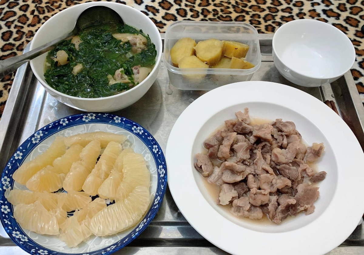 Xin chào cả nhà, em là ông bố nấu cơm cữ cho mẹ bầu sau sinh đây, ông bố cho vợ ăn củ cải bị các bác sĩ online nói đây ạ. Hai Vợ chồng hóng hớt linh tinh nên bay màu fb. Các bác đừng cười hay chỉ trích Vợ chồng em nhé 🤣

Nay e xin tổng hợp lại thực mẹ bầu sau sinh cho các ông bố bà mẹ tham khảo. Vợ e thích ăn gì e nấu cái đó và vì thời điểm cữ là mùa đông nên thực phẩm rau mùa cũng hơi hạn hẹp.. Nên e chỉ nấu được những món cơ bản như thế này thôi ạ. Các bác đóng góp để e nâng cao thực đơn tập 2 cho mẹ Bon. 🤩