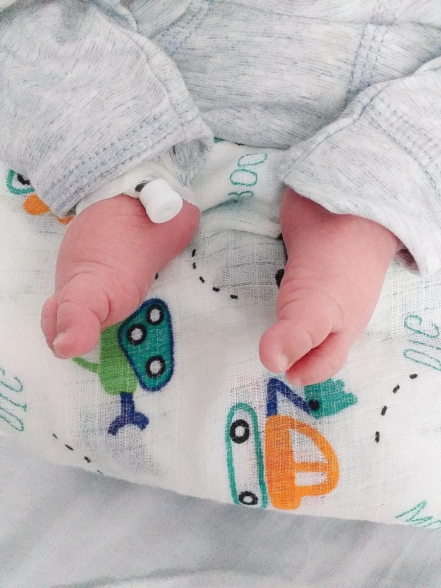 Chào mọi ng hiện tại m là bà mẹ của 3 nhóc.. Ở đây có mẹ nào đã từng trải qua cảm giác bà nội ck gọi là con cá rô đực vì lấy ck 3,5 năm mới đẻ dc k???😂Sau đây m xin phép kể hành trình đầy gian nan khi các con đến với m,và cả hành trình nuôi con đầy gian khổ của m nữa..🥲🥲
 M lấy ck năm 2013 sau khi hỏng thai 4lan m đã khám và chữa chạy khắp nơi từ tây y đến đông y,khám tất cả các bv lớn nhỏ.Từ trưởng khoa đến các giáo sư ai mách bsi nào giỏi,ai bảo ở đâu tốt m đều đến.Nhưng kq là cả 2 vk ck m đều bt k tìm ra nguyên nhân tại sao cứ có bầu là lại bị lưu😞Đến năm 2015 m quyết định đi bơm tt vào buồng tc ở pstw nhưng kq vẫn là con số 0 tròn chĩnh☹️Cuối cùng m tìm đến tâm linh ai mách ở đâu cầu con linh nhiệm m đều đi,mỗi lần đi về là nhà ck m lại thay đổi hướng giường hướng tủ để thay đổi phong thủy.Nhưng kq vẫn vậy đến đầu năm 2016 sau khi trải qua khoảng tg khá dài,với bnhieu điều đàm tiếu rằng(con này vô sinh,thằng này tt yếu,con này ăn lắm béo xí ra k đẻ nổi)mỗi lần ra đường là bnhieu lời xì sào nhòm ngó😣Đến ng trong nhà là bà nội ck m còn chỉ mặt mẹ ck m bảo là "Mày mua con cá rô đực về để thờ ak" Thật sự nghe đc câu đấy ng m như chết lặng,nó tủi thân 1 cách ghê gớm😩😩.K ai chịu hiểu rằng m chửa rất nhiều lần và đều bị lưu😭😭Chứ đâu phải k chửa bjo đâu!!Đúng là cái cảm giác khó tả các mẹ ạ😕Đến giữa năm 2016 2 vc quyết định k khám chữa hay thuốc thang j nữa,1 phần vì nản,1 phần vì tiền cũng đã cạn kiệt sau ngần đấy năm chữa chạy.Khi đi khám gặp nhau mn thường nói vui với nhau rằng đây là bệnh con nhà giàu😅vì đây là bệnh tiêu tốn tiền của 1 cách khủng khiếp ý mn ạ...Sau đó 2vc quyết định gom hết số tiền còn lại+thêm vay mượn để kinh doanh.Vì k thể cứ ở nhà mà đi chữa đẻ mãi đc,đến lúc con thì chưa thấy mà tiền đã k còn.Lúc đó 2 vc m đã thuê đc 1c cửa hàng nhỏ để kd quần áo,có gác xét và nhà vs có thể ở lại đc..Mọi việc khá thuận lợi nên cả 2 tâm lý khá thoải mái,k còn phải suy nghĩ nhiều nữa😊Và chuyện gì đến nó cũng đến cm ạ.Mở đc khoảng 3thang thì e có bầu lúc đó đúng vào mùa đá bóng,2vc bán hàng xong thức xuyên đêm để xem nào là cafe,bia và thực sự cả tháng bóng đá đó 2vc qh đc với nhau vài lần😂Sáng hôm đó khi leo từ gác xét xuống m thấy ra chút máu nghĩ là đến tháng nên cũng chẳng để ý j.Đến 2 hsau thì vẫn thấy ra chút máu mà k ra nhiều,m mới nói vơi ck là hay chửa nhỉ😅kiểu nói vui thôi chứ k nghĩ là chửa thậttt đâu vì sau ngần đấy năm mừng hụt nhiều rồi.Sau đấy m mua que thử và lên 2v mờ m còn bảo ck là hay que hỏng nhỉ và mua tiếp 3que để thử vào sáng hsau😂Kq là 2v tiếp và chắc chắn là chửa thật rùi,nhưng do bị lưu nhiều lần nên khi chửa là kèm theo 1 đống sự lo lắng trong đầu..Lúc đó m gọi cho mẹ đẻ m và báo là có bầu bà đã vội vàng bắt về nhà và đi khám xem tn để còn biết mà chữa chạy kịp thời🥲Sau khi 2 mẹ con đèo nhau đi khám thì bs báo thai đc 5w5d chưa có tim thai,lại hồi hộp lại lo lắng và gọi hỏi khắp nơi bsi nào giỏi để khám lại..Và đc 1ng cô chỉ cho bsi vinh ở pshn mà trước cô ấy theo.Khi về m gọi và đặt lịch khám vào sáng hsau,đêm hôm ý là 1 đêm k ngủ lo lắng đủ thứ trong đầu rằng sáng mai sẽ ra sao???Và ngày hsau cũng đến m chuẩn bị từ sớm để đi gặp bsi,sau khi khám và nói hết tiểu sử thai lưu của m thì bsi đã kê cho m thuốc nội tiết uống+ đặt và hẹn sau 1w khám lại...1w trôi qua đấy như dàii 1 thế kỉ cm ạ🥲🥲1 tuần với không khí lo lắng bao trùm trong nhà...Mn thì cố động viên rằng mọi chuyện ks đâu con khoẻ nên đừng quá lo lắng.Nhưng m thì k thể k lo đc,vì m đã phải đau khổ rất nhiều lần khi k giữ đc con rồi😭1w sau cũng đã đến m qua khám và thật sự vỡ oà khi bs thông báo đã có tim thai,m phải hỏi đi hỏi lại vì k tin nổi vào những j m vừa nghe đc😢do m có tiền sử bị lưu nên sau đó bs có kê cho m khá nhiều thuốc,để uống để đặt và để tiêm để giữ thai thai nữa.M phải tiêm mỗi ngày 2 mũi vào bắp đùii tiêm nhiều đến nỗi m k đi nổi vì đau nhức,từ khi đi khám về là m nằm treo chân 1w đi khám lại 1 lần..Mọi thứ khá ổn đến khi 12w bsi đo vtc và thông báo ctc của m tụt quá ngắn nguy cơ sẩy cao và đề nghị khâu cấp cứu luôn😓Sau khi khám m đc đưa sang phòng tiểu phẫu để khâu sống vì m bị kháng thuốc giảm đau😭Cảm giác lúc đó đúng là chết đi sống lại khi từng mũi kim đâm vào m đều cảm nhận đc rất rõ,2 tay bám chặt 2 môi mím đến tím bầm😭😭nó đau đến khủng khiếp...Sau khi nghỉ lại đến chiều tối để theo dõi thì m đc cho về,từ đó đến 35w m nằm treo chân và đều đặn uống+tiêm thuốc nội tiết hằng ngày và 1-2w đi khám 1 lần.Đúng là 1 khoảng tg dài đến đáng sợ😢36w m đc cắt chỉ (cắt chỉ cũng cắt sống luôn😭)và 38w m sinh thường bé đầu tiên nặng 3,6kg...Chuyện khá dài m viết theo cảm xúc nên có hơi lủng củng cm đọc thông cảm cho m nhé😅Các chuyện sau m xin kể chú thích ở từng ảnh nhé vì thật sự nó dàii quá m viết hết ở stt này khéo cm đọc phải kéo đến ngày mai mới hết mất😂Qua đây echỉ muốn chia sẻ hàng trình đầy vất vả gian nan của e thuii... chúc các mẹ có 1 thai kì khoẻ mạnh và bình an