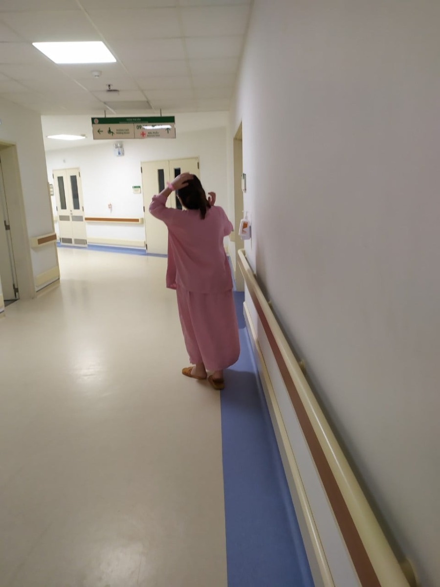 Review sinh viện 108. Em đẻ khu ND hôm 26.08 các mom ạ. 

Em nằm TNC, bhiem 32%, tổng hết gần 7 triệu (chưa gồm phí test covid và cảm ơn bác sĩ)

Nói chung dịch vụ ổn, y bác sĩ nhiệt tình, khu 21 tầng cao ráo sạch sẽ, view đẹp.

Các mom không lo bỡ ngỡ thủ tục hay gì đâu vì sẽ được hướng dẫn tận tình đầy đủ, còn cần gì các mẹ cứ hỏi y ta/điều dưỡng nhé.

Hằng sáng bé sẽ được bế đi tắm còn mẹ được vsinh thăm khám tận giường.

Đồ cần chuẩn bị:

1.Giấy tờ: CMND/CCCD của mình và người nhà + thẻ bhyt + sổ Hk (ko cần photo)
Tiền mặt: 15 triệu (cho đẻ thường, mổ chắc nhiều hơn)

2. Đồ mẹ: 
- Bỉm (Caryn): Các mom nên mang nhiều bỉm mẹ chút nhé. Tầm 10-15 cái thừa còn hơn thiếu, như em mang 6c xong sau phải đi mua thêm. 
- 1 bộ quần áo mẹ khi về (ở viện thì mặc qao viện, ngày phát thay 1 lần)
- Bông nhét lỗ tai (cái này xin được nhưng cứ mang) + tất chân + khăn or mũ mỏng đội đầu (không bắt buộc nhưng e đẻ xong cái điều hoà nó thốc vào đầu là khó chịu)
- Cốc, thìa, sữa đặc (vidu ông Thọ nên đổ vào chai nhựa mang đi cho tiện), bình giữ nhiệt.
- Nước muối súc miệng (đẻ xong ko nên đánh răng luôn)
- 1 bịch khăn ướt
- Đồ dùng cá nhân nếu mẹ nào cần thì mang, không thì dùng của viện có sẵn.

3. Đồ con:
- Bỉm con (20-25c): con ị phân su thay nhiều
- Khăn quấn - viện có phát 1c nhưng nên mang thêm con trớ còn thay. ( Viện phát áo con, mũ, tã chéo, khăn quấn - có thể thay hằng ngày đầy đủ nhé)
- Khăn sữa: 7-10c
- 1 bộ quần áo con khi về + khăn voan che mặt, mẹ có thể chuẩn bị thêm son + tỏi
- Sữa ct, bình sữa (phòng sữa mẹ chưa về)
- Khăn vải khô đa năng lau vệ sinh + 1 ca nhỏ đựng nước.
Đồ người nhà: Đồ cá nhân, quần áo mang đủ 2-3 hôm nhé không như chồng e xếp đủ đồ cho mẹ với con thì quên q.ao sau phải mua thêm ở siêu thị dưới toà.

P/s: Nên mang thêm 1 chăn mỏng nhé, vì được phát 2 chăn nhưng 1 chăn mình làm quây con nên người nhà đêm lạnh không có chăn đắp.