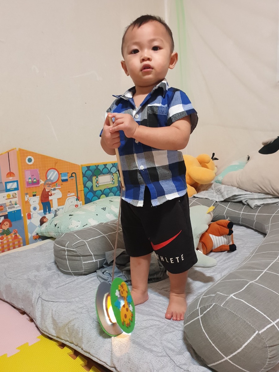 Dành thời gian với con trọn vẹn❤

Sau 1 ngày dài bận bịu với cuộc sống bên ngoài thì tối đến là khoảng thời gian cả nhà quây quần bên nhau, dành thời gian chất lượng nhất với con. Chơi cùng con cũng thú vị và nhiều lợi ích đó chứ ạ. 

🍀Gắn kết tình cảm gia đình👪
🍀Hiểu con hơn và thu hút con tham gia hoạt động có chủ đích của mẹ
🍀Nuôi dưỡng tâm hồn 

Hiii nhiều người bảo mình sao bày vẽ đủ thứ, rảnh rỗi quá. Đúng là rảnh thật nhỉ thay vì thời gian mình lướt facebook, dạo tiktok, xem những bộ phim Hàn Quốc với các oppa đẹp trai🤣🤣🤣 thì mình chọn dành thời gian chơi với con. Mình vẫn happy vì những điều mình đang làm với con, vì con chỉ có 6 năm đầu đời ngoài việc đc duy trì học đa ngôn ngữ, toán não phải tốc độ cao, tiếng anh não phải ra thì mình luôn cố gắng cho con nhiều trải nghiệm sáng tạo nhất có thể. 

Nay 1 ngày khá bình yên cả nhà cùng nhau làm đèn trung thu cho bạn í. Thực ra mua đèn thì đơn giản r nhưng nhà cháu lại chọn làm đèn vừa tiết kiệm, vừa ý nghĩa lại còn thu hút đc ba Voi cùng chơi cùng tham gia làm đèn cho Voi nữa chứ thì quả hơn cả mong đợi. Các ông bố tham gia chơi cùng con thì còn gì bằng đúng k ạ

Trung thu vui vẻ bên gia đình nhà Voi góp vui với chiếc đèn trung thu by mom and dad😀😀😀