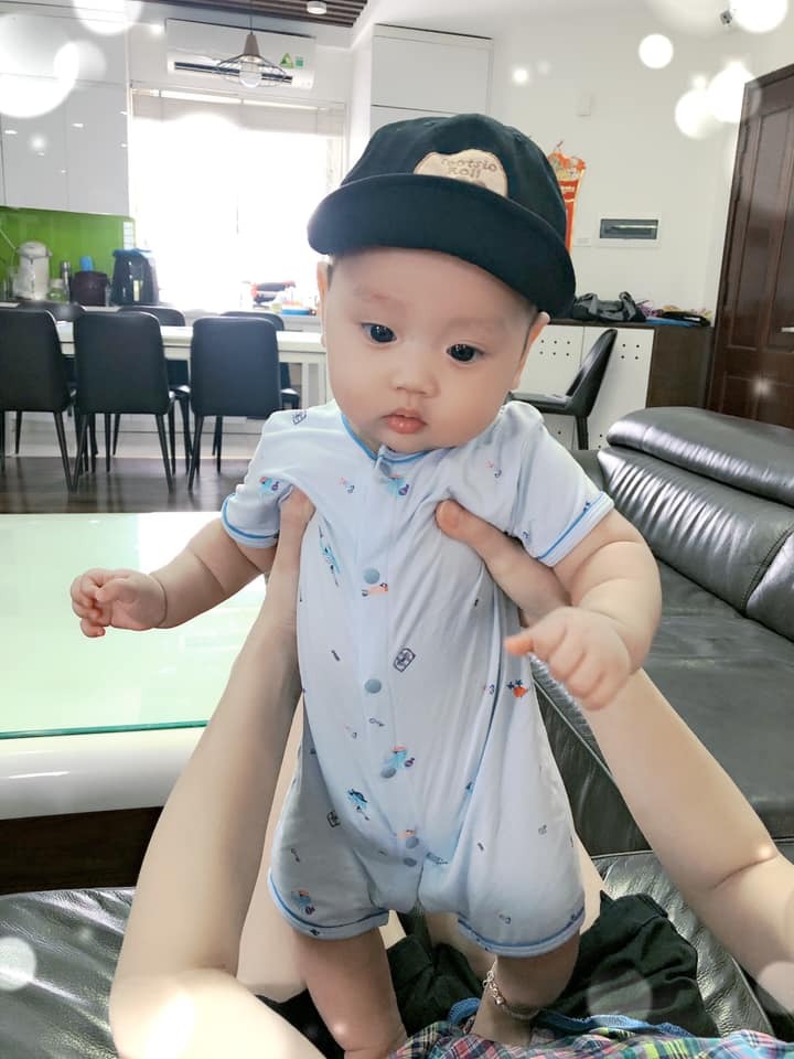 Được làm mẹ có lẽ là điều thiêng liêng, hạnh phúc nhất đối với mỗi người chúng ta phải không các mẹ. Cũng chính vì thế nên từ lúc biết tin có con, chúng ta cũng nhạy cảm hơn, lo lắng hơn. Lam gì ăn gì cũng gg search xem có ăn được không, hễ hắt hơi sổ mũi cũng cảm thấy lo lắng, tham gia các hội nhóm để tìm hiểu, để học hỏi. Lần nào đi siêu âm cũng hỏi bác sĩ con em thế nào, phát triển đều không anh, có bị nhẹ cân không..., hàng ngày đi làm thi thoảng lại mở video siêu âm ra để xem rồi cười, rồi xoa bụng 😄, rồi chỉ mong nhanh đến ngày siêu âm để đi gặp con. Hàng ngày mỗi tối đều trò chuyện, kể cho con nghe nay mẹ vui hay buồn, nói với con hãy cùng mẹ cố gắng, dặn con ở trong bụng mẹ đủ ngày đủ tháng rồi con ra với mẹ. Chắc các mẹ cũng giống mình nhỉ 😍.
   Có lẽ con ở trong bụng mẹ ấm áp quá hay sao mà đến ngày dự sinh con vẫn chưa chịu ra, mẹ lại thì thầm, con ơi con ra ngoài này chơi với ba mẹ đi, ngoài này có nhiều thứ vui lắm con ạ, mẹ mong gặp con lắm rồi... Và rồi con cũng chịu ra ở 40W6d 🥰.
Và hôm nay lúc mẹ viết bài này con đã được 5m5 ngày. 
Từ ngày mẹ có con, cân nặng của con làm mình stress hơn cân nặng của mẹ, mỗi lần đưa con đi tiêm cân cho con mà thấy con không tăng lạng nào là mình lại thắc mắc tại sao tháng này con không tăng cân, do mình ăn uống không đủ chất, hay do con ngủ ít, ăn không đủ, rồi đi tham khảo hết người nọ đến người kia.
Mong con ị như nắng hạn chờ trời mưa, con ị được cái mừng như bắt được vàng. Rồi khi chưa có con, mẹ mình cứ bảo mày ngủ có khi trộm vào bê hết nhà cũng ko biết, nhưng đến lúc có con thì người mình như cái đồng hồ báo thức, bật dậy như con tôm khi con mới chỉ vừa ọ ọe.... Và còn rất nhiều những điều khác nữa, nhưng mình chỉ viết đến đây thôi. Chúc tất cả các mẹ thai kì mạnh khoẻ.
Chẳng phải thiên thần từ đâu tới
Con là khúc ruột mẹ dứt ra
Cảm ơn con đã đến làm con của mẹ.