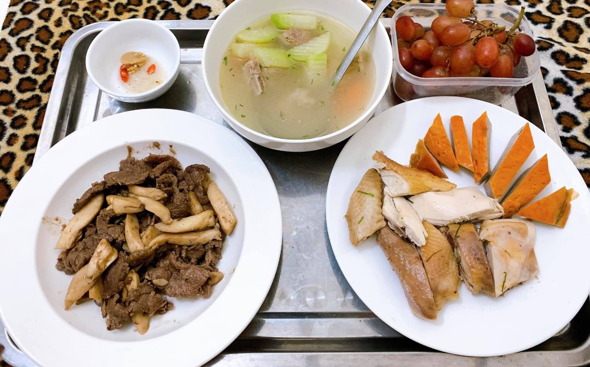 Xin chào cả nhà, em là ông bố nấu cơm cữ cho mẹ bầu sau sinh đây, ông bố cho vợ ăn củ cải bị các bác sĩ online nói đây ạ. Hai Vợ chồng hóng hớt linh tinh nên bay màu fb. Các bác đừng cười hay chỉ trích Vợ chồng em nhé 🤣

Nay e xin tổng hợp lại thực mẹ bầu sau sinh cho các ông bố bà mẹ tham khảo. Vợ e thích ăn gì e nấu cái đó và vì thời điểm cữ là mùa đông nên thực phẩm rau mùa cũng hơi hạn hẹp.. Nên e chỉ nấu được những món cơ bản như thế này thôi ạ. Các bác đóng góp để e nâng cao thực đơn tập 2 cho mẹ Bon. 🤩