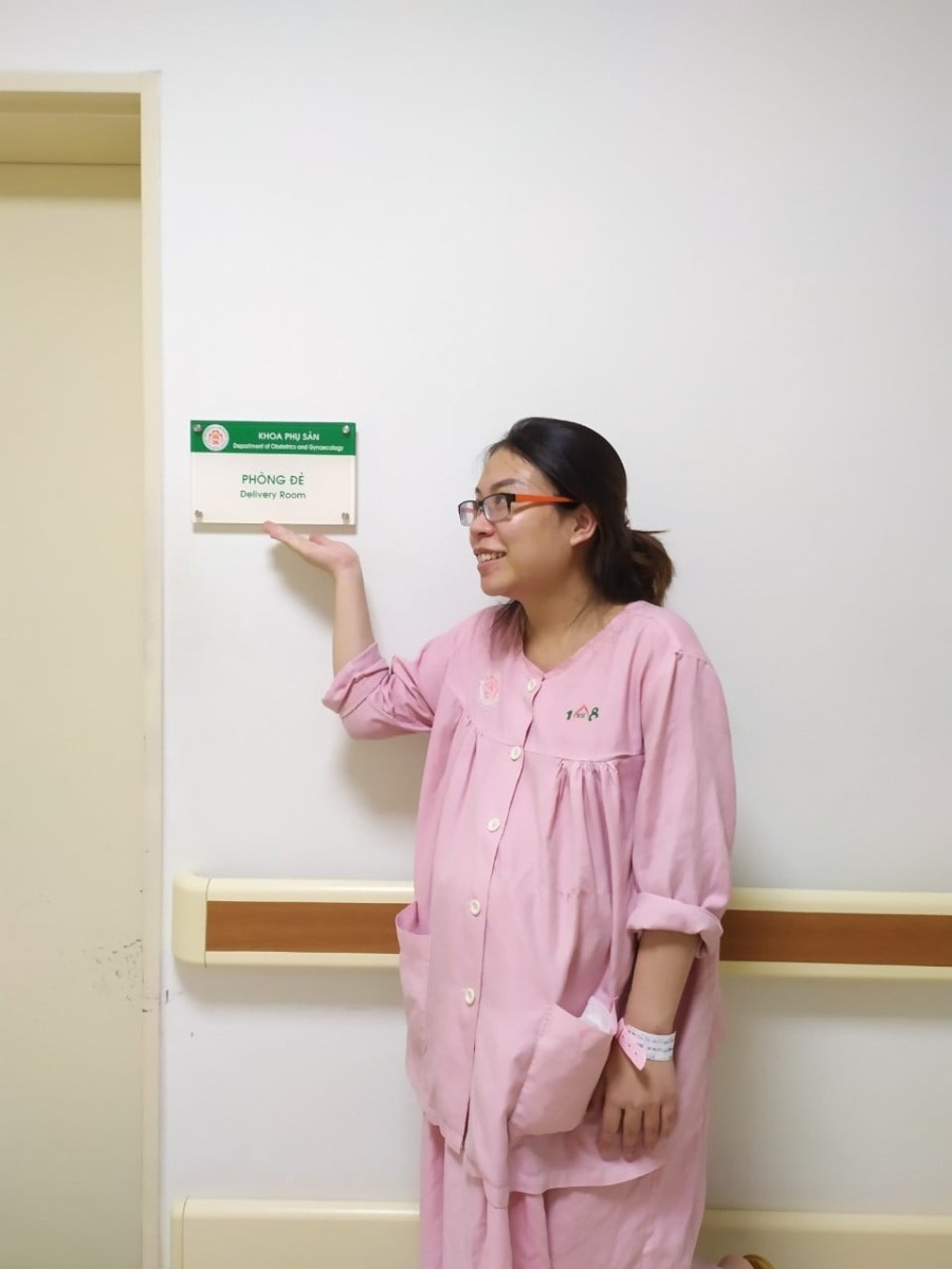 Review sinh viện 108. Em đẻ khu ND hôm 26.08 các mom ạ. 

Em nằm TNC, bhiem 32%, tổng hết gần 7 triệu (chưa gồm phí test covid và cảm ơn bác sĩ)

Nói chung dịch vụ ổn, y bác sĩ nhiệt tình, khu 21 tầng cao ráo sạch sẽ, view đẹp.

Các mom không lo bỡ ngỡ thủ tục hay gì đâu vì sẽ được hướng dẫn tận tình đầy đủ, còn cần gì các mẹ cứ hỏi y ta/điều dưỡng nhé.

Hằng sáng bé sẽ được bế đi tắm còn mẹ được vsinh thăm khám tận giường.

Đồ cần chuẩn bị:

1.Giấy tờ: CMND/CCCD của mình và người nhà + thẻ bhyt + sổ Hk (ko cần photo)
Tiền mặt: 15 triệu (cho đẻ thường, mổ chắc nhiều hơn)

2. Đồ mẹ: 
- Bỉm (Caryn): Các mom nên mang nhiều bỉm mẹ chút nhé. Tầm 10-15 cái thừa còn hơn thiếu, như em mang 6c xong sau phải đi mua thêm. 
- 1 bộ quần áo mẹ khi về (ở viện thì mặc qao viện, ngày phát thay 1 lần)
- Bông nhét lỗ tai (cái này xin được nhưng cứ mang) + tất chân + khăn or mũ mỏng đội đầu (không bắt buộc nhưng e đẻ xong cái điều hoà nó thốc vào đầu là khó chịu)
- Cốc, thìa, sữa đặc (vidu ông Thọ nên đổ vào chai nhựa mang đi cho tiện), bình giữ nhiệt.
- Nước muối súc miệng (đẻ xong ko nên đánh răng luôn)
- 1 bịch khăn ướt
- Đồ dùng cá nhân nếu mẹ nào cần thì mang, không thì dùng của viện có sẵn.

3. Đồ con:
- Bỉm con (20-25c): con ị phân su thay nhiều
- Khăn quấn - viện có phát 1c nhưng nên mang thêm con trớ còn thay. ( Viện phát áo con, mũ, tã chéo, khăn quấn - có thể thay hằng ngày đầy đủ nhé)
- Khăn sữa: 7-10c
- 1 bộ quần áo con khi về + khăn voan che mặt, mẹ có thể chuẩn bị thêm son + tỏi
- Sữa ct, bình sữa (phòng sữa mẹ chưa về)
- Khăn vải khô đa năng lau vệ sinh + 1 ca nhỏ đựng nước.
Đồ người nhà: Đồ cá nhân, quần áo mang đủ 2-3 hôm nhé không như chồng e xếp đủ đồ cho mẹ với con thì quên q.ao sau phải mua thêm ở siêu thị dưới toà.

P/s: Nên mang thêm 1 chăn mỏng nhé, vì được phát 2 chăn nhưng 1 chăn mình làm quây con nên người nhà đêm lạnh không có chăn đắp.