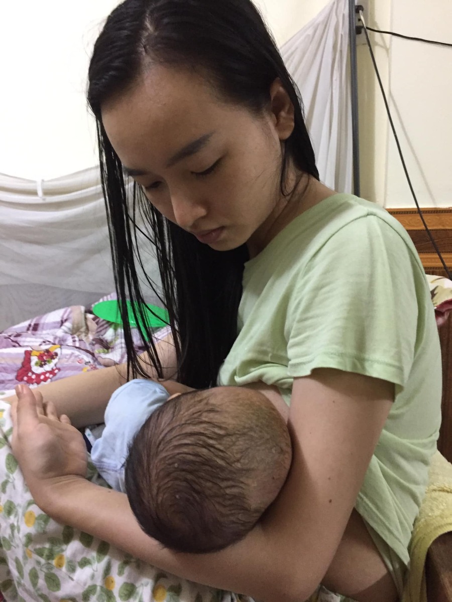 Sinh thường sau sinh mổ.

Chào cả nhà! Mình ở Đà Nẵng, mình đã vbac thành công ngày 13/7 tại Bv gia đình Đà Nẵng. Em bé 3,1kg. Nhập viện 4h sáng 11h20 trưa con chào đời ^^. Hôm nay mới ngoi lên tiếp thêm động lực cho các mẹ thực sự mong muốn vbac. 🙂

Lần sinh đầu cách đây hơn 4 năm, mình ko tìm hiểu kỹ nên nhập viện sớm ( đúng ngày dự sinh đi ktra thấy mở 2p rồi nhập viện luôn), sau đó mở 4p rồi ko thấy mở nữa, bs bảo chuyển dạ chậm ...nên mổ. Hồi đó ăn uống ko khoa học, ko tập thể dục, cv căng thẳng áp lực toàn 8-9h đêm mới về (lúc đó mình là new banker =))) giờ nghĩ lại vô cùng hối tiếc 😞
Lần sinh này mình có sự chuẩn bị kỹ hơn. Mình chia sẻ quy trình của riêng mình, các mẹ thấy cái gì hay và phù hợp với bản thân thì có thể học theo, mình ko phải chỉ vẽ gì các mẹ nha 🙂

- Trc tiên mình và ông xã xác định sinh trong năm 2021, chọn tháng 6 âm lịch luôn. ( vì lên gg xem tháng này tốt, kaka). Rồi 2 vc ăn thực dưỡng 6 tháng thanh lọc cơ thể, thải độc và tạo máu mới. Lúc này mình giảm còn 40kg.

- Canh ngày rụng trứng và chọn thời điểm thích hợp ( đoạn ni tính sinh con trai vì bé đầu con gái, kaka) rồi tiến hành xxx. Trc đó 2vc toàn sd bcs. Ko ngờ 1 phát dính luôn các mẹ ạ =)). Sáng hôm hành sự là sáng mà cơn bão gì rất mạnh đổ bộ Đà Nẵng hồi tháng 10.2020 mà mình quên tên ^^ => kỷ niệm khó quên trong đời =)).


- Mình ăn cơm lứt, thực vật hoa quả là chính, hầu như ko ăn thịt đỏ, thỉnh thoảng ăn thịt gà. Có ăn tôm, cá, hải sản nhưng ít. Uống sữa hạt tự nấu, ko uống sữa bầu. Có bs sắt, canxi hữu cơ.

Cả thai kỳ tăng 12kg. Lúc sinh 52kg, sau 1 tháng còn 46kg. Giờ vẫn vậy ko mặp thêm 🙂

- Mình đăng ký tập yoga bầu lúc bầu dc 4 tháng, dc 2 tháng lớp nghỉ do dịch. Mình tự tập online theo Luna thái đến ngày cuối cùng đi sinh vẫn tập lun nha. Mình thấy tập yoga cơ thể điều hoà ổn định, mở rộng khớp háng, người thấy khỏe hơn ko tập nhé => yếu tố giúp dễ sinh thường nhất theo mình nghĩ 🙂.

- Mình khám thai định kỳ hàng tháng. 12 tuần đi khám bs siêu âm bảo con trai cũng vui các mẹ ạ, hihi. Lần khám đầu tiên mình xin gặp bs Loan trưởng khoa nhờ tv sinh thường, vì trc đó Bác Loan lên báo vì có vbac cho 1 mẹ nên mình mới tìm gặp bác và add Zalo. Bác nói phải đợi đến lúc gần sinh thuận lợi thì mới vbac dc và bác cũng ủng hộ vbac. Sau đó tận lần khám ở tuần 32 mình mới yêu cầu gặp lại bác Loan. Lúc này bác nói đến lúc sinh mà ko trúng ca chị thì e cứ trình bày nguyện vọng với bs phụ trách, ko dc thì gọi cho chị chị hỗ trợ. Vậy là đến lúc mở 2p mình mới alo nhờ bác Loan. Lúc đó bác ko có ca nên bác gọi cho khoa nói về th của mình, nhờ vậy bác Anh Thư và ekip hỗ trợ mình với tinh thần ấy. 🙂

- Mình xin nghỉ sinh trc ngày ds 2 tuần. Đợi mãi đến 39 tuần 3 ngày thấy có dịch nhầy buổi chiều. Sáng sớm hôm sau 3h mình đau bụng dậy đi vs thấy đau 10p 3 cơn nên nhập viện luôn. Chồng lấy xe chở minh vào viện rồi ảnh về sắp xếp việc nhà và mang đồ của ảnh vào sau. Do dịch nên ảnh phải làm xn, đợi 6h sau mơi có kq mới dc vào chăm mình.

- Còn minh lúc đến viện khám là chưa mở phân nào. 7h mở 2 phân, 10h đang đo điện tim lần 3 thì minh đau quá gọi y tá. ( m có 1 mình thôi các mẹ ạ, nghĩ lại thấy mình thật mạnh mẽ, ^^) Y tá đưa minh qua khám lại thấy mở gần hết rồi gặp ca bác sĩ Anh Thư. Bác nói đẻ dc, rất tốt, mọi thứ thuận lợi vậy là hướng dẫn minh rặn. Chắc minh rặn tầm 10 lần là con ra. Lúc rặn chỉ cố tập trung rặn cho đúng hướng dẫn nên ko thấy đau nữa các mẹ ạ =)). Con ra rồi thở phào nhẹ nhõm, nhưng vẫn chưa tin là mình đã vbac thành công luôn các mẹ ạ, hihi. Xong y tá tb cho chồng minh, lúc đó ảnh vẫn chưa dc vào gặp 2 mẹ con do phải đợi kq xn co - vi, =((.

- 2vc và con ở viện 3 ngày rồi về thẳng quê mình Duy Xuyên, đi xe cứu thương về chớ dịch ko có xe dv luôn =((. 0h tối hôm đó P. An Khê mình ở bị phong tỏa luôn, hên là vẫn tọt qua nhà lấy dc ít đồ, kaka.

Thôi mình dừng bút nha, mỏi tay quá rùi, =)) chúc các mẹ vbac thành công nha! ^^