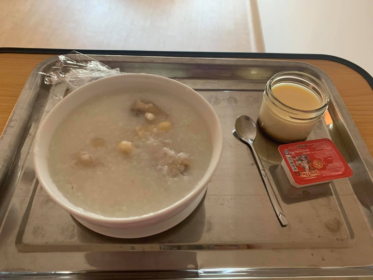 Xin chào các mom, nay mới có t.g viết về 5 ngày 4 đêm ở Hồng Ngọc - PTM ( e ở thêm 1 ngày).
E sinh mổ bé đầu tiên. Cả thai kỳ khoẻ mạnh chưa bao giờ nghĩ sẽ mổ các mom ạ. Đăng ký thai sản từ tuần 36 đợt tháng 6 đc km 15%. Khi khám ở HN thì tuần 38 bs phát hiện ra bất thường. E bị cuống rốn bám mép bánh rau là bệnh lý khá nguy hiểm ở thai nhi. Em theo khám BS Phương và BS Phương mổ cho e luôn. Nói về việc theo khám e k chọn Bs mà đến viện chọn ngẫu nhiên thôi. May mắn sao vào được bác Phương chứ hehe. Bác Phương lần nào thăm khám cũng rất nhẹ nhàng, ân cần. Sau khi phát hiện bất thường bác nhắc e cần phải cẩn thận và giải thích về bệnh lý và trường hợp có thể xảy ra. Hẹn e 3 ngày sau khám lại luôn để chốt đẻ ntn 😂. Bác trực tiếp thăm khám và cùng e đi siêu âm thì TH của e đẻ thường rất nguy hiểm và cần mổ lấy thai. Vì chuyển dạ là có nguy cơ suy thai. Sáng 2/9 khám thì chiều e lên bàn luôn. K thể tin nổi haha, lần đầu mổ nên e rất sợ và bỡ ngỡ, nằm trong phòng sinh khóc thì đc bác Phương và cả ekip động viên, thật ra e k sợ mổ mà e sợ nhất khoản tiêm gây tê vào lưng các mom ạ vì xem nhiều clip đẻ cái kim to như kim lợn vậy. Nhưng các mẹ nào sắp trải qua thì yên tâm nhé chỉ cần làm theo những gì Bs gây mê hướng dẫn thôi nó cũng như tiêm cây kim bé bé bthuong thôi ạ. Bs gây mê cho e là BS Thu Ba ( ở ngoài e gọi chị thôi vì chị trẻ xinh đẹp lắm ấy ạ) BS tiêm nhẹ nhàng đưa e vào cơn tê 🤣🤣. Cả ê kíp phủ chăn che các thứ đến đoạn đó e k còn thấy bên dưới nữa, cứ nghĩ mng vẫn đang chuẩn bị đồ để mổ thế mà 1 lúc sau chị Thu Ba bảo e chịu tức 1 chút để lấy e bé ra nhé thì e mới biết bác Phương mổ rồi 😂. Một lúc sau thì nghe thấy tiếng e bé. E bé đc da kề ra với mẹ luôn ấm áp hạnh phúc lắm ạ. Sau đấy tầm 20’ là bs khâu xong cho e, e đc chuyển lên hồi sức 4 tiếng rồi xuống với 2 bố con. Sau mổ đc truyền giảm đau và nhét giảm đau nên các mom đừng lo nhé, sẽ vẫn đau nhưng ở mức chịu  đc. Sang ngày thứ 2 thì e đã đứng dậy đi lại chậm chậm rồi cũng k đau quá nữa. Ngày thứ 4 là e k cần dùng giảm đau nữa. 
Về đồ ăn ở viện thì rất ngon ạ hôm nào e cũng ăn hết suất.
Các cô điều dưỡng và y tá nhiệt tình alo có mặt liền, hôm nào cũng có Bs đi kiểm tra vết mổ và Bs kiểm tra sức khoẻ của bé. 
Một lần nữa e xin cảm ơn BS Phương và ekip mổ cho e ngày 2/9 ạ ❤️