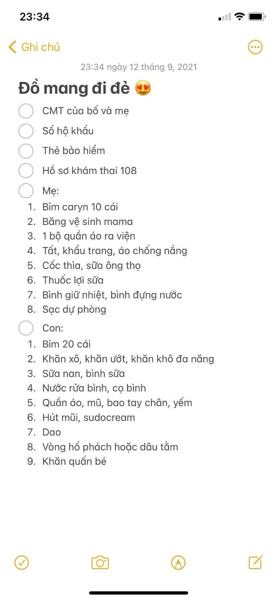 Review đẻ thường bệnh viện 108

Hôm nay mới có thời gian chia sẻ với các mẹ quá trình mình đi đẻ hôm 29/8 vừa rồi. 

Bé nhà mình khá cứng đầu nên 40 tuần 3 ngày mới chịu ra. Tối hôm 28 lúc 7h mình thấy ra máu nên tranh thủ tắm gội, đến 8h30 đến viện vào khoa cấp cứu. Có bác sĩ và y tá sẽ cho mình vào khám trong để xem mở bao nhiêu phân rồi, có dấu hiệu đau bụng chuyển dạ chưa (quả khám trong thốn tận rốn vì con mình đầu cao chưa tụt xuống :)). Khi có dấu hiệu rồi Bác sĩ mới nhận cho nhập viện. Y tá sẽ làm hồ sơ cho mình, mình và người nhà sẽ được test covid. Sản phụ thì cả test nhanh và test chậm, người nhà thì test chậm, tổng chi phí test cả hai người là gần 2tr (đóng trước khi test). Người nhà sẽ được hướng dẫn đi đóng tiền viện phí các thứ, tạm ứng 10tr xong xuôi rồi ngồi chờ kết quả thôi. 

Vì mình vào lúc muộn nên khá vắng chờ kết quả cũng nhanh, test nhanh 30p có kp thì mình được y tá dẫn lên tầng 2 khu khám dịch vụ để nằm đo monitor và chờ kết quả test chậm. Đến đúng 12h là mình có kết quả test chậm thì được lên toà nhà 21 tầng, người nhà lúc này có kết quả cùng nên được lên theo luôn. Lúc này bắt đầu có những cơn co dày xuất hiện rồi mà vì con mình đầu cao nên phải đứng xoạc chân cho nó xuống 🤣 đã đau còn phải đứng vịn hành lang suốt mấy tiếng đồng hồ nó phải nói là không còn từ nào tả nổi. May có chồng ở bên xoa lưng cho cả đêm mới đỡ hơn, có lúc tưởng đau sắp ngất vì mệt quá nên mọi người nhớ ăn uống lấy sức trước khi đi đẻ không là ngất thật chứ không đùa 😅 Mình mở chậm nên được tiêm 1 mũi kích làm mềm tử cung mãi đến 3h30 mở được 8p mới vào phòng đẻ. Khám trong cũng phải 4-5 lần. Vào phòng thì được cắm truyền dịch và tiêm thêm 1 mũi nữa thế là nằm rặn, rặn một hồi mệt quá còn phải thở oxy, bác sĩ và các chị cứ động viên “cố lên rặn đi, ỉa đi ỉa dài ra :))” vầng rặn đẻ mà như rặn ỉa đấy các mẹ 🤣 về sau rạch tầng sinh môn và chị y tá đẩy bụng thế là con ra đời.

Con được áp da mẹ ngay lập tức và được tiêm viêm gan B, uống vitamin K. Lúc con khóc oe oe chồng em còn bất chấp thò vào nhìn thế là bị mắng đuổi ra :)) mẹ thì được vệ sinh và khâu thẩm mĩ. Mình thấy đẻ xong vết khâu đẹp mà không đau mấy, chủ yếu là đau…trĩ, lúc đi vệ sinh mới khốn khổ, ai đi khó nhớ chườm nước ấm hoặc xả nước ấm vào cho n bớt sưng đau thì mới đi được, vì khi sinh rặn nhiều không tránh được. Sau đó được đẩy về phòng, chồng mình lên đón con và cảm ơn bác sĩ (1-2tr tuỳ gia đình) Mình chọn phòng tự nguyện B 1 người 1 phòng , mùa dịch cứ ở phòng riêng cho an toàn. Giá là 1tr2/ngày, cơm đưa tận phòng, người nhà cũng được đăng kí đưa cơm cùng luôn mất thêm có mấy chục/ngày. Sáng sản phụ auto cháo thịt nạc nóng hổi, người nhà thì bánh cuốn, bún, phở. Cơm trưa và tối cũng rất ngon. Ngoài ra siêu thị ở tầng 1 lúc bác sĩ làm việc sáng và chiều người nhà phải ra ngoài chờ khoảng 2-3 tiếng thì có thể lượn lờ mua đồ ăn linh tinh, chồng em lượn mua một đống đồ xong còn làm quen được mấy anh bảo vệ để buôn dưa lê :))

Ngày nào cũng có bác sĩ vào thăm khám mẹ và bé, có y tá đo huyết áp nhiệt độ và vệ sinh cho mẹ. 8h sáng con được đi tắm, ngày thứ 2 được cắt rốn laze. Mình ở 3 ngày thì được về. Bác sĩ, y tá đến cô lao công cũng đều cực nhẹ nhàng và nhiệt tình không có gì để chê luôn. Ngoài ra bv còn phát thuốc bổ máu Hemopoly, thuốc lợi sữa, nước tắm cho mẹ, nước tắm cho bé, nước muối sinh lý, bộ đồ dùng cá nhân, quần lót giấy (tất nhiên là tính vào viện phí hết 🤣) nên không cần mang sữa tắm với nước muối nha. Người nhà nhớ mang quần áo dùng cho 3 ngày vì đã vào là không được ra, phải ở đến khi xuất viện là cả nhà cùng về luôn.

Tổng chi phí: Viện phí 8tr3 ( bảo hiểm trái tuyến 32%), cảm ơn 1tr, test 2tr, mua đồ linh tinh nữa là vào 12tr quá rẻ cho một pha đi đẻ như đi du lịch 🥰 cả hai bé mình đều sinh ở đây nên vô cùng ok mọi người không cần lo. Hơi dài dòng cảm ơn các mẹ đã đọc 😘