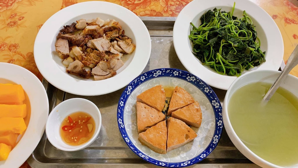 Xin chào cả nhà, em là ông bố nấu cơm cữ cho mẹ bầu sau sinh đây, ông bố cho vợ ăn củ cải bị các bác sĩ online nói đây ạ. Hai Vợ chồng hóng hớt linh tinh nên bay màu fb. Các bác đừng cười hay chỉ trích Vợ chồng em nhé 🤣

Nay e xin tổng hợp lại thực mẹ bầu sau sinh cho các ông bố bà mẹ tham khảo. Vợ e thích ăn gì e nấu cái đó và vì thời điểm cữ là mùa đông nên thực phẩm rau mùa cũng hơi hạn hẹp.. Nên e chỉ nấu được những món cơ bản như thế này thôi ạ. Các bác đóng góp để e nâng cao thực đơn tập 2 cho mẹ Bon. 🤩