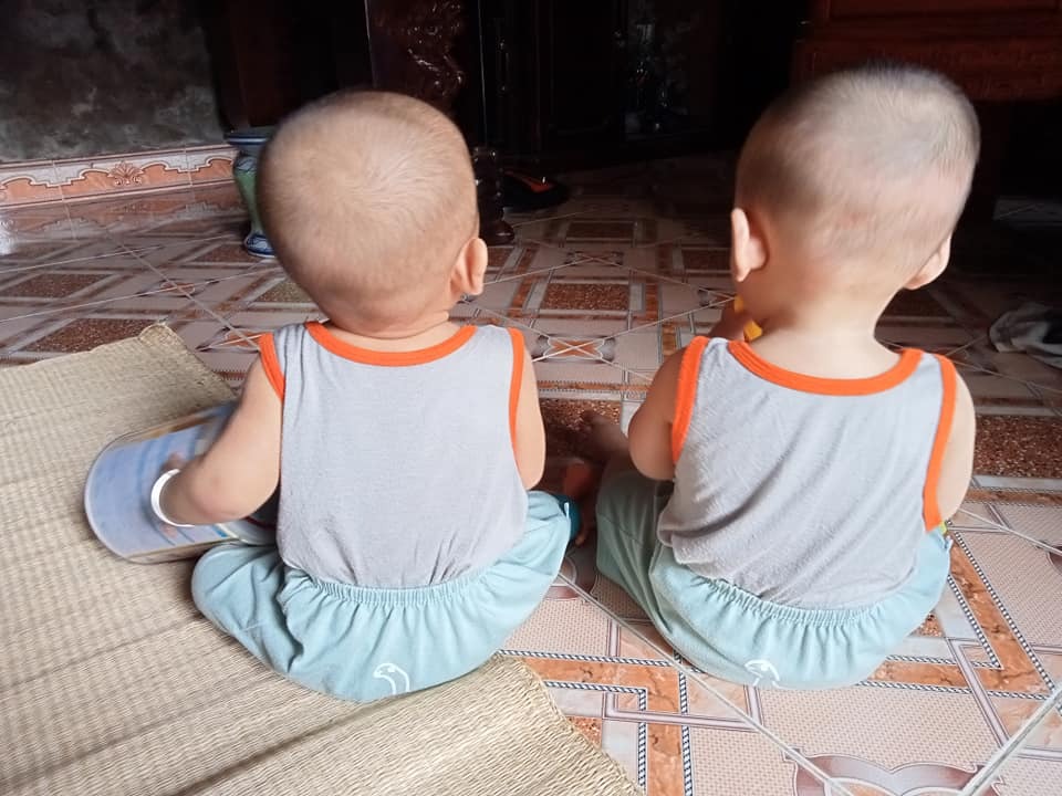 2 con là thành quả của ivf lần đầu làm tại bệnh viện nam học và hiếm muộn Hà Nội ♥️

Bố mẹ con hiếm muộn lấy nhau đến năm thứ 3 quyết định làm ivf do mẹ con bị lỗi gen NST số 9 may mắn đã mỉm cười khi đậu ngay lần đầu tiên :)) em chuyển 3p 1t1k1y thì đậu 2 phôi :)) trộm vía cả thai kì của em khoẻ mạnh k nghén ngẩm gì cả đến lúc thai đc 28w bắt đầu em có cơn gò nhưng do cơ địa chịu đựng tốt nên em k cảm nhận được cơn gò nó như nào chạy máy mới biết ạ cơn cao toàn 75-80 thôi ạ lại đúng đợt dịch em nhận viện pshn nằm điều trị cơn gò 10 ngày cắt đc cơn gò e ra viện thì 10 ngày sau 1 bạn vỡ ối lại nhập viện theo dõi lúc đấy mới đc 31w1d và đã mở 2p theo dõi 1 ngày tiêm ttp 1 mũi đc 12 tiếng thì bắt đầu có cơn chuyển dạ bs khám trong mở 6p rồi đưa em đến phòng đẻ bs đỡ đẻ bảo rặn đi em anh sờ tới đầu rồi lúc đấy em sợ lắm vì thai đôi sợ nên nhất quyết lúc ý k rặn xin bs mổ và 1h đêm lên bàn mổ 1h28-1h29 2 em bé ra đời chỉ có 1kg7 và 1kg9 lúc đấy mới có 31w3d 2 em nằm lồng kính 14 ngày thì được về với mẹ ♥️ cảm giác được ôm con hạnh phúc biết bao mặc dù 2 em sinh non lại rất bé ♥️ giờ 2 em của mẹ đã 10m trộm vía đẻ non ít cân nhưng giờ 2 em không thua kém các bạn đẻ cùng ♥️♥️

Mẹ chẳng mong gì chỉ mong 2 em lớn lên từng ngày khoẻ mạnh ♥️♥️
Chúc các mẹ đang hiếm muộn con cố gắng mạnh mẽ trên con đường tìm kiếm con yêu ♥️

Chúc các mẹ bầu thai kì khoẻ mạnh cán đích thành công ♥️