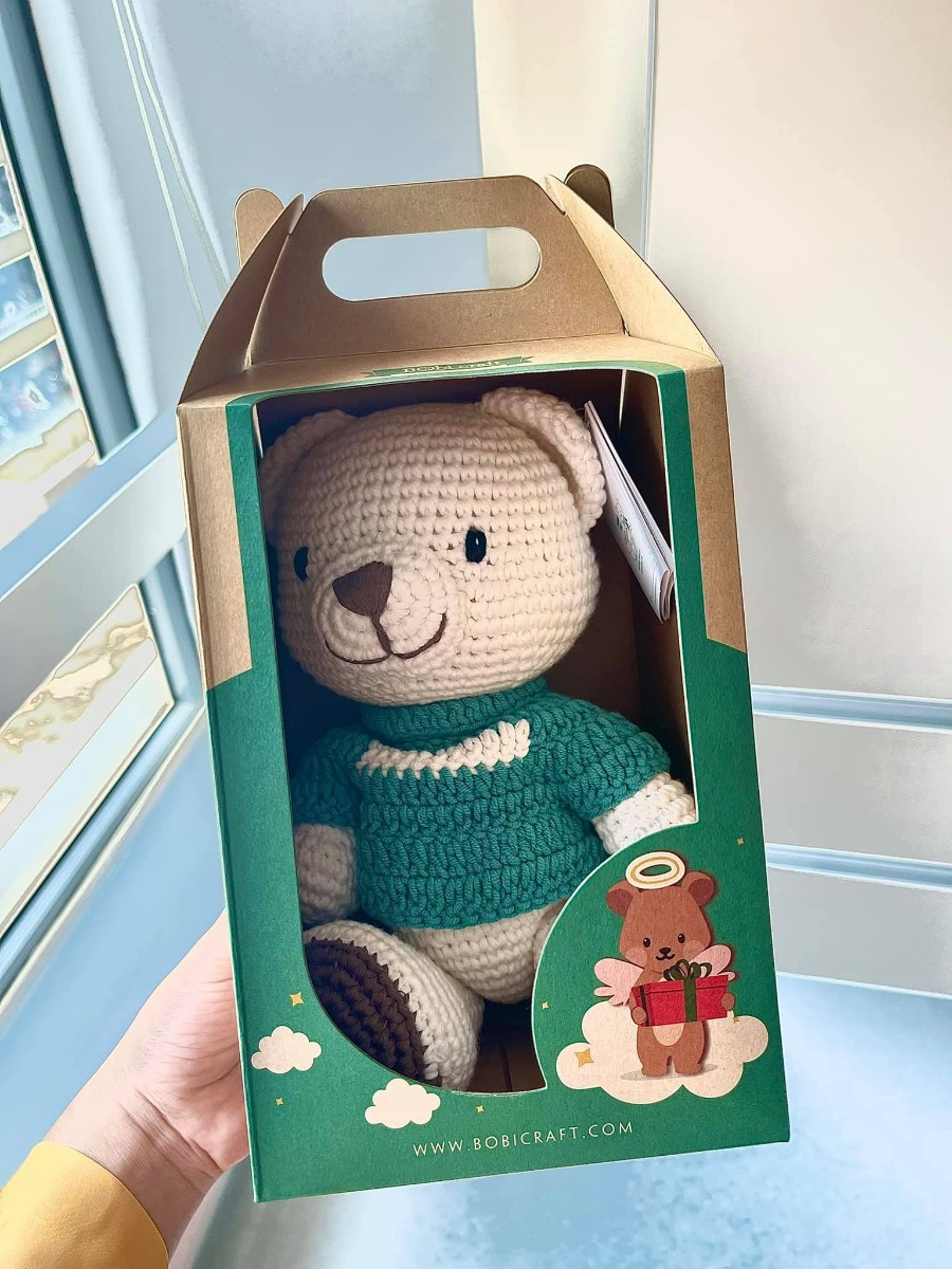 REVIEW ĐI ĐẺ BV VIỆT PHÁP MÙA DỊCH 🤰🏻 

Chào các mẹ ♥️
Sau hơn 1 tháng giờ e mới có thời gian để review lại chuyện đi đẻ mùa dịch của e 😁

1 quá trình đi đẻ cực nhớ đời luôn ạ 😅 E ko giỏi văn lắm nên bài viết có thể hơi lan man nên mong các mẹ thông cảm ạ 😘

✅ E ở Sapa, đăng kí gói sinh mổ ở Việt Pháp lúc 32w. E đặt lịch khám và mổ của bác Thu, e mổ 29/7. E xuống HN trước ngày mổ tầm 3 tuần, vừa tiện đi khám và để nếu có vấn đề gì thì vào viện cho nhanh 😁 
✅ Theo như dự định thì đến tầm 26/7 ck e mới xuống để đưa vk đi mổ. Nhưng đúng đến 23/7 thì HN bắt đầu giãn cách XH. Và e cứ nghĩ sẽ ko làm quá chặt và khó khăn nên e đã ko bảo ck e xuống luôn trước thời điểm ra chỉ thị 😣

Nhưng ko ngờ là lần này HN làm chặt ngay từ ngày đầu tiên, các xe ko thể vào HN dù lí do gì trừ xe luồng xanh, công vụ. Đến lúc đó thực sự lo lắng ko biết làm thế nào để ck e vào HN đưa e đi đẻ. 2 vk ck sốt ruột nghĩ đủ mọi cách, hỏi khắp nơi các đường tránh để vào HN. Cũng gọi điện nhờ viện gửi cho hồ sơ thông tin xác nhận là 29 e mổ để đưa cho ck, khi xuống gặp chốt để giải thích với công an xin được vào HN đưa vk đi mổ. 

Nhưng xong sau nhiều biện pháp thì thấy cái nào cũng rất khó nên đành chấp nhận ck e ko xuống HN để đưa e đi mổ nữa. Mà e sẽ tự đi đẻ 1 mình 😣

✅ Rồi lại phải tính đến chuyện khi e xuất viện thì sẽ về kiểu gì và có về được Sapa hay ko. Vì thời điểm HN bị giãn cách thì tất cả những người từ HN về Lào Cai đều sẽ phải đi cách ly tập trung hết. Người ta có thể ưu tiên cho e là sản phụ về cách ly y tế tại nhà, nhưng tất cả người trong nhà cũng đều sẽ bị cách ly tại nhà theo, và người đưa e về như ck e thì sẽ phải đi cách ly tập trung. Mà nhà e là nhà hàng nên việc về như thế sẽ ảnh hưởng đến quán, phải đóng cửa ko đc bán hàng, vì vậy e quyết định ko về Sapa. 

Lúc đó thì ở Yên Bái làm nhẹ nhàng hơn ( vk ck e là người Yên Bái ), là những người ko phải vùng đỏ của HN về Yên Bái sẽ chỉ phải cách ly y tế tại nhà. Nên vk ck e quyết định về Yên Bái ở nhà mẹ đẻ e, cách ly tại nhà 14 ngày sau đó sẽ lên Sapa sau. 

Ck e phải mang tất cả đồ đạc sử dụng từ Sapa về Yên Bái để chờ đón 3 mẹ con. Và thuê xe cấp cứu ở Yên Bái đến ngày e ra viện đón 3 mẹ con, vì lúc đó chỉ có thuê xe cấp cứu là đi dễ nhất qua các chốt mà ko lằng nhằng các thủ tục. 

✅ Đúng là bsi dặn chiều 28 e qua viện để test covid nhưng vì dịch dã nên e xin bsi sáng sớm 29 e viện test để đỡ phải đi lại nhiều. 
Nên sáng 6h e và e gái ck e ( e gái ck e học dưới HN, vì ck e ko xuống đc nên đưa c đi để có vấn đề gì còn thông báo vs ck e ) đã đến viện để test và chờ kết quả. Đến khi có kết quả thì 2 ce lên tầng 4 khoa sản, lúc đó còn rất sớm nên viện rất vắng. 
Đến ngồi chờ 1 lúc thì 1 cô nữ hộ sinh dẫn e vào phòng đưa đồ dùng cá nhân và dặn tắm rửa sạch sẽ, rồi có y tá đến cắm truyền cho và nằm chờ lúc nào phòng mổ gọi lên thôi.

✅ Chắc đến tầm 8h hơn thì e được đẩy lên phòng mổ. Thấy nhiều mẹ nói phòng mổ của viện đẹp và lạnh lắm mà đẹp thì e công nhận, siêu sạch sẽ. Còn lạnh thì chắc do e ở Sapa nên thấy cũng bình thường ko lạnh lắm 🤣. Các cô y tá cũng hỏi e suốt có lạnh ko mà e ko thấy lạnh gì cả, nhưng vẫn được luồn ống sưởi vào người. Các khâu chuẩn bị trước khi mổ cực kì cẩn thận, e nhìn mãi mà ko thấy bác Thu đâu nên cũng hỏi y tá là bác Thu vẫn mổ cho e chứ ạ 😅. Phải đến khi mọi thứ đc chuẩn bị sẵn sàng thì khi đó bác Thu mới có mặt và ra chào e, lúc đó nghe thấy giọng bác Thu là thấy yên tâm hẳn 😍

✅ Dù có thuốc tê nhưng mọi thao tác e đều cảm nhận rõ ràng và rất nhanh đến 9h05 thì bé nhà e “ oe oe “ 🥰
Y tá đưa bé cho mẹ nhìn rồi đưa đi. Đến đoạn này thì thực sự e vẫn thấy sợ 😂 Vì chắc là bác sĩ ấn ổ bụng để kiểm tra hay như thế nào khiến e cực kì khó chịu, lúc đầu e còn cố chịu nhưng lúc sau thì ko chịu nổi phải bảo bác sĩ dừng lại. Xong e được tiêm thêm thuốc và thở oxy thì dần dần e thiếp đi lúc nào ko hay. Đến khi tỉnh lại mọi thứ gần xong xuôi hết rồi. 😁
Sau đấy e đc đưa đến phòng hậu phẫu để theo dõi và bé nhà e cũng được đưa đến để da kề da vs mẹ ( vì e ko có ck đi cùng nên e xin cho bé da kề da vs mẹ ). 

✅ Sau 2 tiếng thì 2 mẹ con được đẩy về phòng nằm nghỉ. Các cô nữ hộ sinh vào kiểm tra, hỏi thăm liên tục để xem mẹ có đau hay cần gì ko. 9h e rút tiểu và được đưa vào wc để vệ sinh. Đến tầm 11h thì e đã có thể tự đẩy con sang cho các cô trông hộ. 
Đến ngày thứ 3 tháo băng vết mổ là đc đi tắm. Dù đi lại tốt hơn nhưng vẫn có cô nữ hộ sinh vào tắm gội đầu sau đó sấy tóc cho ☺️
Cần bất kì việc gì chỉ cần bấm nút là các cô có mặt rất nhanh 😅 chắc 1 phần vì phòng của e đối diện phòng của các cô (453). Dù ngày hay đêm các cô đều phục vụ cực kì chu đáo.
Đêm thì gửi con cho các cô trông nên mẹ được ngủ 1 mạch đến sáng, sức khoẻ hồi phục nhanh. ( phòng e sát phòng các con nên thường đêm thỉnh thoảng sẽ nghe thấy các con khóc, nên mẹ nào khó ngủ thì ko nên ở phòng này ạ ) 

✅ Nghe mọi người nói là mổ lần 2 sẽ đau hơn rất nhiều, nhất là đau dạ con mà thực sự ngoài việc e thấy đau chỗ 2 bên mạn sườn 1-2 ngày đầu ( chắc do tác động lúc mổ mà bị ấn bụng ) và đau lưng ra thì e ko hề thấy đau vết mổ hay dạ con 1 chút nào cả. Chắc do e hợp thuốc giảm đau của viện 🤣. E có sử dụng giảm đau cơ vuông sau mổ nữa. 

✅ Cơm ở viện thì vừa ngon, mà đa dạng nhiều món để các mẹ lựa chọn. Đầy đủ chất dinh dưỡng chứ ko hề kiêng khem đâu ạ. Đặc biệt các mẹ phải ăn thử món tôm nhé, siêu ngon luôn ý 😉

✅ Phòng ốc cực kì sạch sẽ. Hàng ngày đều đc lau dọn cẩn thận. Chăn ga thay liên tục. Đồ dùng cá nhân cũng đc sắp xếp đầy đủ. 

✅ Đến hôm e xuất viện thì phải test covid lần nữa để về có giấy test qua chốt ở Yên Bái, may nhờ đc cô Lan xong cô nói vs bsi Quyết ( sáng hôm đấy lịch bsi Quyết khám cho e ) chỉ định test covid cho e và bé lớn nhà e. 
Lúc bé lớn nhà e đến viện thì e xuống đón và chờ bé test có kq rồi 2 mẹ con lên phòng, đến khi các thủ tục xuất viện của e xong thì 3 mẹ con xuống sảnh xe cấp cứu đón rồi về thôi ạ. 
3 mẹ con e về đến Yên Bái bình an và cách ly tại nhà đủ 14 ngày sau đó lên Sapa 😍

✅ Vì viện đã có đầy đủ tất cả đồ dùng cho mẹ và bé nên mẹ chỉ cần vác cái bụng bầu đi đẻ thôi nhé 😅.

♥️ Thực sự e muốn gửi lời cảm ơn đến BV Việt Pháp đã cho e 1 trải nghiệm cực kì ưng ý khi sinh mổ tại viện. 
♥️ Cảm ơn bác Thu và ekip mổ đã mổ thành công cho 2 mẹ con e. Dù bác Thu là trưởng khoa, rất bận rộn nhưng cực kì ân cần chu đáo. Trong suốt quá trình khám thai bác đều rất cẩn thận dặn dò tư vấn rất kĩ, vết mổ rất đẹp. Về nhà rồi nhưng bác vẫn nhớ và gửi thêm đơn thuốc cho e. 
♥️ Cảm ơn các cô nữ hộ sinh của khoa sản đã chăm sóc mẹ con tận tình những ngày e nằm viện, dù e cũng ko nhớ đc tên cô nào vì nhiều cô quá 😂
Và cả cô Lan trưởng nữ hộ sinh nữa ạ. Cô cũng rất bận rộn nhưng vẫn tạt qua phòng hỏi thăm, về cô còn tặng thêm đồ, việc gì khó cô cũng bảo yên tâm cô sẽ giúp. Ra viện rồi cô vẫn gọi điện hỏi thăm và dặn dò cần gì cứ gọi cho cô. 😍
♥️♥️ Phải nói là chỉ khi sinh ở Việt Pháp xong thì e cảm thấy cực kì ưng ý với những gì mà e đã kì vọng. Vài năm nữa sinh tiếp e vẫn sẽ lựa chọn Việt Pháp là nơi gửi gắm niềm tin và sức khoẻ của e. 😍

❇️ Về Chi Phí : 
- Gói mổ 32w : 54tr800 ( e đki gói thai sản đc giảm 10% ) 
- 4 lần test covid : 400k/lần - 1tr6
- Phát sinh thêm ngoài gói : ~14tr ( Bé nhà e phải tiêm huyết thanh vgb: 6tr ) 
- Thuốc 2 mẹ con ra viện : 4tr 
Tổng chi phí mổ của e tại viện gần 70tr. E ko có bảo hiểm. Nên mẹ nào có bảo hiểm sẽ đỡ đi đc kha khá tiền ạ 🥰
📌 Các mẹ nào ở tỉnh đang có dự định đi sinh ở Việt Pháp mùa dịch nên thì hãy yên tâm nhé 😍
Các mẹ chỉ cần hỏi kĩ lại ở tỉnh của các mẹ quy định như thế nào về việc từ HN trở về. 
Vì có tỉnh chỉ cần test nhanh, có tỉnh lại PCR. Nhưng quan trọng là có phải đi cách ly tập trung hay ko nữa ạ. 
Còn về việc đi lại để nếu thuận tiện các mẹ của thuê xe cấp cứu như e ý 😂 
Nhưng vì là thai phụ nên có đi xe riêng ra đường hay qua các chốt  cũng ko bị làm khó dễ đâu ạ. Chỉ cần các mẹ cứ mang đầy đủ giấy tờ đi nếu lỡ bị kiểm tra thôi.