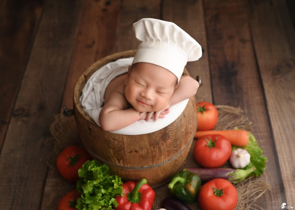 REVIEW ĐI ĐẺ BV VIỆT PHÁP MÙA DỊCH 🤰🏻 

Chào các mẹ ♥️
Sau hơn 1 tháng giờ e mới có thời gian để review lại chuyện đi đẻ mùa dịch của e 😁

1 quá trình đi đẻ cực nhớ đời luôn ạ 😅 E ko giỏi văn lắm nên bài viết có thể hơi lan man nên mong các mẹ thông cảm ạ 😘

✅ E ở Sapa, đăng kí gói sinh mổ ở Việt Pháp lúc 32w. E đặt lịch khám và mổ của bác Thu, e mổ 29/7. E xuống HN trước ngày mổ tầm 3 tuần, vừa tiện đi khám và để nếu có vấn đề gì thì vào viện cho nhanh 😁 
✅ Theo như dự định thì đến tầm 26/7 ck e mới xuống để đưa vk đi mổ. Nhưng đúng đến 23/7 thì HN bắt đầu giãn cách XH. Và e cứ nghĩ sẽ ko làm quá chặt và khó khăn nên e đã ko bảo ck e xuống luôn trước thời điểm ra chỉ thị 😣

Nhưng ko ngờ là lần này HN làm chặt ngay từ ngày đầu tiên, các xe ko thể vào HN dù lí do gì trừ xe luồng xanh, công vụ. Đến lúc đó thực sự lo lắng ko biết làm thế nào để ck e vào HN đưa e đi đẻ. 2 vk ck sốt ruột nghĩ đủ mọi cách, hỏi khắp nơi các đường tránh để vào HN. Cũng gọi điện nhờ viện gửi cho hồ sơ thông tin xác nhận là 29 e mổ để đưa cho ck, khi xuống gặp chốt để giải thích với công an xin được vào HN đưa vk đi mổ. 

Nhưng xong sau nhiều biện pháp thì thấy cái nào cũng rất khó nên đành chấp nhận ck e ko xuống HN để đưa e đi mổ nữa. Mà e sẽ tự đi đẻ 1 mình 😣

✅ Rồi lại phải tính đến chuyện khi e xuất viện thì sẽ về kiểu gì và có về được Sapa hay ko. Vì thời điểm HN bị giãn cách thì tất cả những người từ HN về Lào Cai đều sẽ phải đi cách ly tập trung hết. Người ta có thể ưu tiên cho e là sản phụ về cách ly y tế tại nhà, nhưng tất cả người trong nhà cũng đều sẽ bị cách ly tại nhà theo, và người đưa e về như ck e thì sẽ phải đi cách ly tập trung. Mà nhà e là nhà hàng nên việc về như thế sẽ ảnh hưởng đến quán, phải đóng cửa ko đc bán hàng, vì vậy e quyết định ko về Sapa. 

Lúc đó thì ở Yên Bái làm nhẹ nhàng hơn ( vk ck e là người Yên Bái ), là những người ko phải vùng đỏ của HN về Yên Bái sẽ chỉ phải cách ly y tế tại nhà. Nên vk ck e quyết định về Yên Bái ở nhà mẹ đẻ e, cách ly tại nhà 14 ngày sau đó sẽ lên Sapa sau. 

Ck e phải mang tất cả đồ đạc sử dụng từ Sapa về Yên Bái để chờ đón 3 mẹ con. Và thuê xe cấp cứu ở Yên Bái đến ngày e ra viện đón 3 mẹ con, vì lúc đó chỉ có thuê xe cấp cứu là đi dễ nhất qua các chốt mà ko lằng nhằng các thủ tục. 

✅ Đúng là bsi dặn chiều 28 e qua viện để test covid nhưng vì dịch dã nên e xin bsi sáng sớm 29 e viện test để đỡ phải đi lại nhiều. 
Nên sáng 6h e và e gái ck e ( e gái ck e học dưới HN, vì ck e ko xuống đc nên đưa c đi để có vấn đề gì còn thông báo vs ck e ) đã đến viện để test và chờ kết quả. Đến khi có kết quả thì 2 ce lên tầng 4 khoa sản, lúc đó còn rất sớm nên viện rất vắng. 
Đến ngồi chờ 1 lúc thì 1 cô nữ hộ sinh dẫn e vào phòng đưa đồ dùng cá nhân và dặn tắm rửa sạch sẽ, rồi có y tá đến cắm truyền cho và nằm chờ lúc nào phòng mổ gọi lên thôi.

✅ Chắc đến tầm 8h hơn thì e được đẩy lên phòng mổ. Thấy nhiều mẹ nói phòng mổ của viện đẹp và lạnh lắm mà đẹp thì e công nhận, siêu sạch sẽ. Còn lạnh thì chắc do e ở Sapa nên thấy cũng bình thường ko lạnh lắm 🤣. Các cô y tá cũng hỏi e suốt có lạnh ko mà e ko thấy lạnh gì cả, nhưng vẫn được luồn ống sưởi vào người. Các khâu chuẩn bị trước khi mổ cực kì cẩn thận, e nhìn mãi mà ko thấy bác Thu đâu nên cũng hỏi y tá là bác Thu vẫn mổ cho e chứ ạ 😅. Phải đến khi mọi thứ đc chuẩn bị sẵn sàng thì khi đó bác Thu mới có mặt và ra chào e, lúc đó nghe thấy giọng bác Thu là thấy yên tâm hẳn 😍

✅ Dù có thuốc tê nhưng mọi thao tác e đều cảm nhận rõ ràng và rất nhanh đến 9h05 thì bé nhà e “ oe oe “ 🥰
Y tá đưa bé cho mẹ nhìn rồi đưa đi. Đến đoạn này thì thực sự e vẫn thấy sợ 😂 Vì chắc là bác sĩ ấn ổ bụng để kiểm tra hay như thế nào khiến e cực kì khó chịu, lúc đầu e còn cố chịu nhưng lúc sau thì ko chịu nổi phải bảo bác sĩ dừng lại. Xong e được tiêm thêm thuốc và thở oxy thì dần dần e thiếp đi lúc nào ko hay. Đến khi tỉnh lại mọi thứ gần xong xuôi hết rồi. 😁
Sau đấy e đc đưa đến phòng hậu phẫu để theo dõi và bé nhà e cũng được đưa đến để da kề da vs mẹ ( vì e ko có ck đi cùng nên e xin cho bé da kề da vs mẹ ). 

✅ Sau 2 tiếng thì 2 mẹ con được đẩy về phòng nằm nghỉ. Các cô nữ hộ sinh vào kiểm tra, hỏi thăm liên tục để xem mẹ có đau hay cần gì ko. 9h e rút tiểu và được đưa vào wc để vệ sinh. Đến tầm 11h thì e đã có thể tự đẩy con sang cho các cô trông hộ. 
Đến ngày thứ 3 tháo băng vết mổ là đc đi tắm. Dù đi lại tốt hơn nhưng vẫn có cô nữ hộ sinh vào tắm gội đầu sau đó sấy tóc cho ☺️
Cần bất kì việc gì chỉ cần bấm nút là các cô có mặt rất nhanh 😅 chắc 1 phần vì phòng của e đối diện phòng của các cô (453). Dù ngày hay đêm các cô đều phục vụ cực kì chu đáo.
Đêm thì gửi con cho các cô trông nên mẹ được ngủ 1 mạch đến sáng, sức khoẻ hồi phục nhanh. ( phòng e sát phòng các con nên thường đêm thỉnh thoảng sẽ nghe thấy các con khóc, nên mẹ nào khó ngủ thì ko nên ở phòng này ạ ) 

✅ Nghe mọi người nói là mổ lần 2 sẽ đau hơn rất nhiều, nhất là đau dạ con mà thực sự ngoài việc e thấy đau chỗ 2 bên mạn sườn 1-2 ngày đầu ( chắc do tác động lúc mổ mà bị ấn bụng ) và đau lưng ra thì e ko hề thấy đau vết mổ hay dạ con 1 chút nào cả. Chắc do e hợp thuốc giảm đau của viện 🤣. E có sử dụng giảm đau cơ vuông sau mổ nữa. 

✅ Cơm ở viện thì vừa ngon, mà đa dạng nhiều món để các mẹ lựa chọn. Đầy đủ chất dinh dưỡng chứ ko hề kiêng khem đâu ạ. Đặc biệt các mẹ phải ăn thử món tôm nhé, siêu ngon luôn ý 😉

✅ Phòng ốc cực kì sạch sẽ. Hàng ngày đều đc lau dọn cẩn thận. Chăn ga thay liên tục. Đồ dùng cá nhân cũng đc sắp xếp đầy đủ. 

✅ Đến hôm e xuất viện thì phải test covid lần nữa để về có giấy test qua chốt ở Yên Bái, may nhờ đc cô Lan xong cô nói vs bsi Quyết ( sáng hôm đấy lịch bsi Quyết khám cho e ) chỉ định test covid cho e và bé lớn nhà e. 
Lúc bé lớn nhà e đến viện thì e xuống đón và chờ bé test có kq rồi 2 mẹ con lên phòng, đến khi các thủ tục xuất viện của e xong thì 3 mẹ con xuống sảnh xe cấp cứu đón rồi về thôi ạ. 
3 mẹ con e về đến Yên Bái bình an và cách ly tại nhà đủ 14 ngày sau đó lên Sapa 😍

✅ Vì viện đã có đầy đủ tất cả đồ dùng cho mẹ và bé nên mẹ chỉ cần vác cái bụng bầu đi đẻ thôi nhé 😅.

♥️ Thực sự e muốn gửi lời cảm ơn đến BV Việt Pháp đã cho e 1 trải nghiệm cực kì ưng ý khi sinh mổ tại viện. 
♥️ Cảm ơn bác Thu và ekip mổ đã mổ thành công cho 2 mẹ con e. Dù bác Thu là trưởng khoa, rất bận rộn nhưng cực kì ân cần chu đáo. Trong suốt quá trình khám thai bác đều rất cẩn thận dặn dò tư vấn rất kĩ, vết mổ rất đẹp. Về nhà rồi nhưng bác vẫn nhớ và gửi thêm đơn thuốc cho e. 
♥️ Cảm ơn các cô nữ hộ sinh của khoa sản đã chăm sóc mẹ con tận tình những ngày e nằm viện, dù e cũng ko nhớ đc tên cô nào vì nhiều cô quá 😂
Và cả cô Lan trưởng nữ hộ sinh nữa ạ. Cô cũng rất bận rộn nhưng vẫn tạt qua phòng hỏi thăm, về cô còn tặng thêm đồ, việc gì khó cô cũng bảo yên tâm cô sẽ giúp. Ra viện rồi cô vẫn gọi điện hỏi thăm và dặn dò cần gì cứ gọi cho cô. 😍
♥️♥️ Phải nói là chỉ khi sinh ở Việt Pháp xong thì e cảm thấy cực kì ưng ý với những gì mà e đã kì vọng. Vài năm nữa sinh tiếp e vẫn sẽ lựa chọn Việt Pháp là nơi gửi gắm niềm tin và sức khoẻ của e. 😍

❇️ Về Chi Phí : 
- Gói mổ 32w : 54tr800 ( e đki gói thai sản đc giảm 10% ) 
- 4 lần test covid : 400k/lần - 1tr6
- Phát sinh thêm ngoài gói : ~14tr ( Bé nhà e phải tiêm huyết thanh vgb: 6tr ) 
- Thuốc 2 mẹ con ra viện : 4tr 
Tổng chi phí mổ của e tại viện gần 70tr. E ko có bảo hiểm. Nên mẹ nào có bảo hiểm sẽ đỡ đi đc kha khá tiền ạ 🥰
📌 Các mẹ nào ở tỉnh đang có dự định đi sinh ở Việt Pháp mùa dịch nên thì hãy yên tâm nhé 😍
Các mẹ chỉ cần hỏi kĩ lại ở tỉnh của các mẹ quy định như thế nào về việc từ HN trở về. 
Vì có tỉnh chỉ cần test nhanh, có tỉnh lại PCR. Nhưng quan trọng là có phải đi cách ly tập trung hay ko nữa ạ. 
Còn về việc đi lại để nếu thuận tiện các mẹ của thuê xe cấp cứu như e ý 😂 
Nhưng vì là thai phụ nên có đi xe riêng ra đường hay qua các chốt  cũng ko bị làm khó dễ đâu ạ. Chỉ cần các mẹ cứ mang đầy đủ giấy tờ đi nếu lỡ bị kiểm tra thôi.