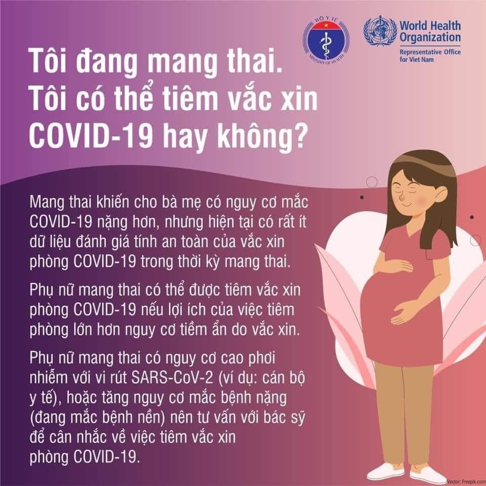 👉👉👉👉PHÒNG CHỐNG DỊCH COVID 19
CẦN BIẾT: ĐỐI TƯỢNG NÀO ĐƯỢC TIÊM VACCINE COVID-19 THEO HƯỚNG DẪN MỚI CỦA BỘ Y TẾ ?
[ Cập nhật vào ngày (11/08/2021) ]

Trong hướng dẫn mới nhất về đối tượng được tiêm vaccine COVID-19 của Bộ Y tế đã nới lỏng hơn các điều kiện. Nhóm cần trì hoãn tiêm chủng từ 5 xuống 3 nhóm đối tượng. Phụ nữ mang thai trên 13 tuần và cho con bú vẫn được tiêm vaccine.

Theo quyết định 3802/QĐ-BYT ban hành hướng dẫn tạm thời khám sàng lọc trước tiêm chủng vaccine COVID-19 của Bộ Y tế đã còn 10 mục cần sàng lọc, thay cho văn bản 3445 ban hành ngày 15/7 có tới 15 mục.

Tất cả người trên 18 tuổi, khoẻ mạnh đủ các điều kiện tiêm, đều được tiêm vaccine COVID-19.

Trước đây người trên 65 tuổi và các nhóm có tiền sử dị ứng, tiền sử bệnh nền, tiền sử rối loạn đông máu, có bất thường dấu hiệu sống, bất thường khi nghe tim phổi, rối loạn tri giác đều phải tiêm và theo dõi tại các bệnh viện. Tuy nhiên trong hướng dẫn mới không còn.

Hiện duy nhất nhóm phản vệ độ 3 khi tiêm vaccine phải tiêm tại các cơ sở y tế có đủ điều kiện cấp cứu sốc phản vệ.

NHÓM CẦN KHÁM SÀNG LỌC KỸ LƯỠNG VÀ THẬN TRỌNG TRƯỚC KHI TIÊM

- Người có tiền sử dị ứng với các dị nguyên khác.

- Người có bệnh nền, bệnh mạn tính.

- Người mất tri giác, mất năng lực hành vi.

- Người có tiền sử giảm tiểu cầu và/hoặc rối loạn đông máu.

- Phụ nữ mang thai ≥ 13 tuần.

- Người phát hiện thấy bất thường dấu hiệu sống: nhiệt độ dưới 35,5 độ C hoặc trên 37,5 độ C, mạch < 60 lần/phút hoặc > 100 lần/phút; nhịp thở trên 25 lần/phút; huyết áp tối thiểu < 60 mmHg hoặc > 90 mmHg và/hoặc huyết áp tối đa < 90 mmHg hoặc > 140 mmHg hoặc cao hơn 30 mmHg so với huyết áp hàng ngày (ở người có tăng huyết áp đang điều trị và có hồ sơ y tế).

NHÓM CẦN TRÌ HOÃN TIÊM CHỦNG TỪ 5 XUỐNG 3 NHÓM ĐỐI TƯỢNG

- Người có tiền sử rõ ràng đã mắc COVID-19 trong vòng 6 tháng;

- Người đang mắc bệnh cấp tính;

- Phụ nữ mang thai dưới 13 tuần.

PHỤ NỮ MANG THAI TRÊN 13 TUẦN VÀ CHO CON BÚ VẪN ĐƯỢC TIÊM VACCINE

Với phụ nữ mang thai trên 13 tuần và cho con bú vẫn được tiêm vaccine (nếu có cam kết). Tuy nhiên không áp dụng với vaccine Sputnik V.

Trường hợp này chuyển sang nhóm cần thận trọng tiêm chủng và nếu tiêm cần theo dõi tại cơ sở y tế có khả năng cấp cứu sản khoa.

Theo hướng dẫn của Bộ Y tế đối với phụ nữ mang thai khi khám cần hỏi tuổi thai. Giải thích nguy cơ/lợi ích, chỉ nên cân nhắc tiêm vaccine phòng COVID-19 cho phụ nữ mang thai ≥13 tuần khi lợi ích tiềm năng lớn hơn bất kỳ nguy cơ tiềm tàng nào đối với mẹ và thai nhi.

Sau khi khám sàng lọc, chỉ định tiêm chủng ngay cho những trường hợp đủ điều kiện tiêm chủng. Trì hoãn tiêm chủng cho những trường hợp có ít nhất một yếu tố phải trì hoãn tiêm chủng. Chuyển tiêm đến cơ sở y tế có đủ khả năng cấp cứu phản vệ cho những trường hợp có tiền sử phản vệ độ 3 với bất kỳ dị nguyên nào.

Bộ Y tế yêu cầu cơ quan tiêm chủng phải ghi chép, lưu giữ cơ sở dữ liệu tiêm chủng của các đối tượng bao gồm cả trường hợp chống chỉ định vào phần mềm quản lý hồ sơ sức khỏe toàn dân.

Phiếu khám sàng lọc trước tiêm chủng và phiếu cam kết đồng ý tiêm chủng được lưu tại đơn vị tổ chức tiêm trong 15 ngày.