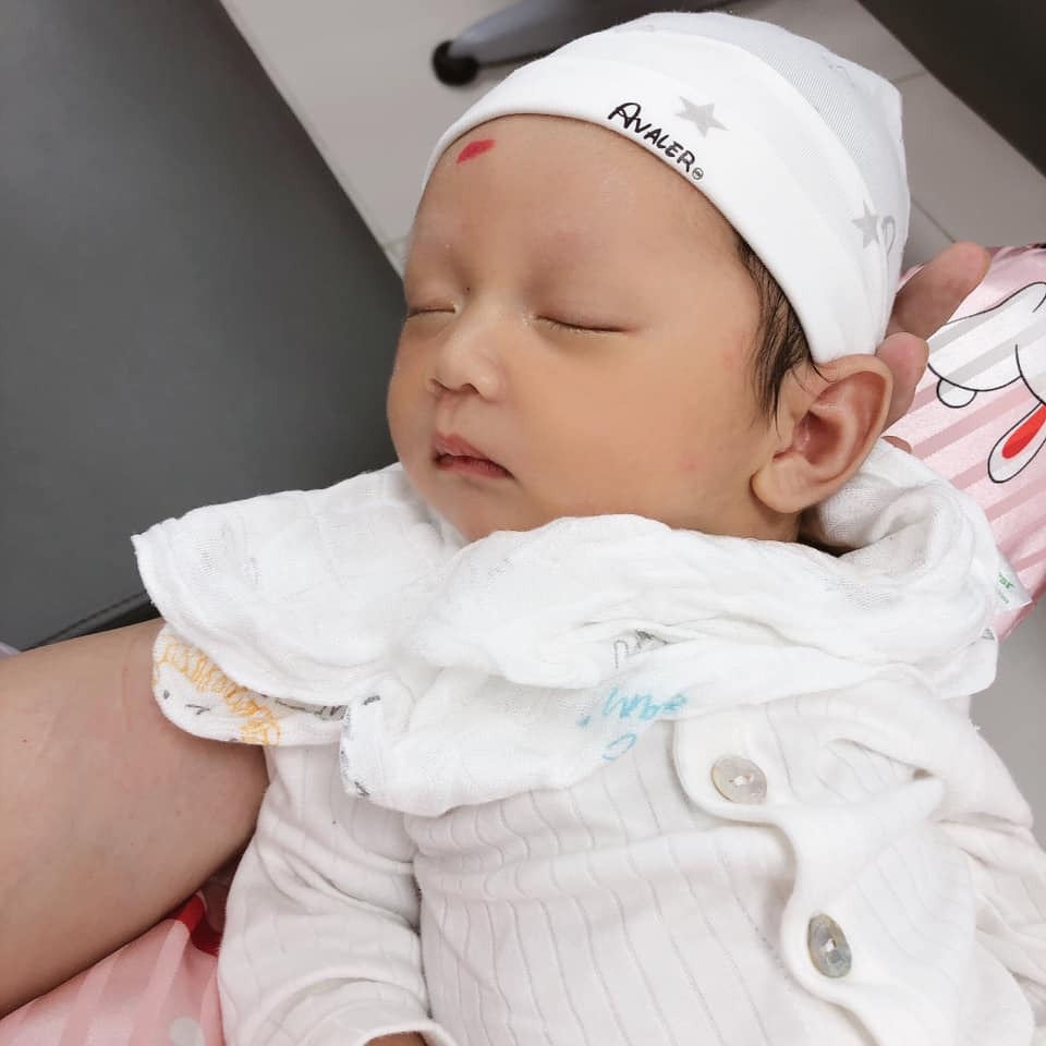 Được làm mẹ có lẽ là điều thiêng liêng, hạnh phúc nhất đối với mỗi người chúng ta phải không các mẹ. Cũng chính vì thế nên từ lúc biết tin có con, chúng ta cũng nhạy cảm hơn, lo lắng hơn. Lam gì ăn gì cũng gg search xem có ăn được không, hễ hắt hơi sổ mũi cũng cảm thấy lo lắng, tham gia các hội nhóm để tìm hiểu, để học hỏi. Lần nào đi siêu âm cũng hỏi bác sĩ con em thế nào, phát triển đều không anh, có bị nhẹ cân không..., hàng ngày đi làm thi thoảng lại mở video siêu âm ra để xem rồi cười, rồi xoa bụng 😄, rồi chỉ mong nhanh đến ngày siêu âm để đi gặp con. Hàng ngày mỗi tối đều trò chuyện, kể cho con nghe nay mẹ vui hay buồn, nói với con hãy cùng mẹ cố gắng, dặn con ở trong bụng mẹ đủ ngày đủ tháng rồi con ra với mẹ. Chắc các mẹ cũng giống mình nhỉ 😍.
   Có lẽ con ở trong bụng mẹ ấm áp quá hay sao mà đến ngày dự sinh con vẫn chưa chịu ra, mẹ lại thì thầm, con ơi con ra ngoài này chơi với ba mẹ đi, ngoài này có nhiều thứ vui lắm con ạ, mẹ mong gặp con lắm rồi... Và rồi con cũng chịu ra ở 40W6d 🥰.
Và hôm nay lúc mẹ viết bài này con đã được 5m5 ngày. 
Từ ngày mẹ có con, cân nặng của con làm mình stress hơn cân nặng của mẹ, mỗi lần đưa con đi tiêm cân cho con mà thấy con không tăng lạng nào là mình lại thắc mắc tại sao tháng này con không tăng cân, do mình ăn uống không đủ chất, hay do con ngủ ít, ăn không đủ, rồi đi tham khảo hết người nọ đến người kia.
Mong con ị như nắng hạn chờ trời mưa, con ị được cái mừng như bắt được vàng. Rồi khi chưa có con, mẹ mình cứ bảo mày ngủ có khi trộm vào bê hết nhà cũng ko biết, nhưng đến lúc có con thì người mình như cái đồng hồ báo thức, bật dậy như con tôm khi con mới chỉ vừa ọ ọe.... Và còn rất nhiều những điều khác nữa, nhưng mình chỉ viết đến đây thôi. Chúc tất cả các mẹ thai kì mạnh khoẻ.
Chẳng phải thiên thần từ đâu tới
Con là khúc ruột mẹ dứt ra
Cảm ơn con đã đến làm con của mẹ.