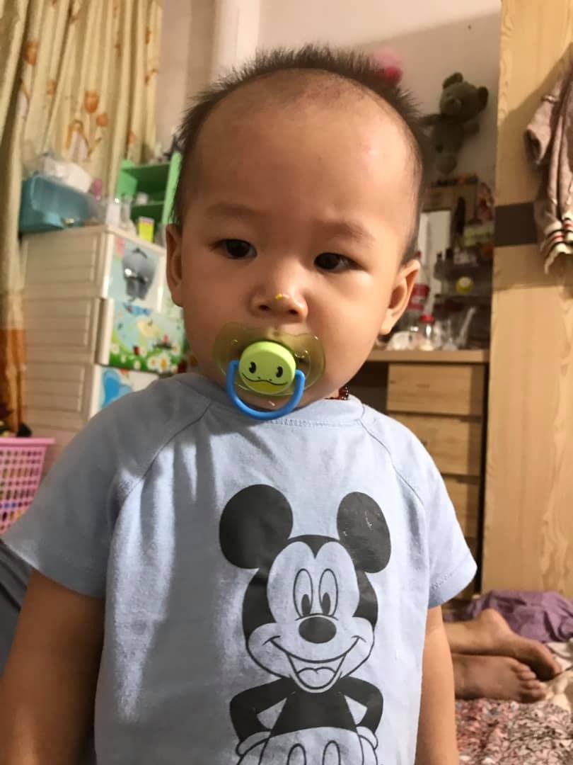 EmBo 14 tháng,trộm vía con ngoan cực ngoan,có lẽ cả ngàn đứa mới có được đứa con như vậy...lúc bé con cứ nhẹ nhàng lớn lên,hàng xóm chẳng bao giờ được nghe thấy tiếng con khóc,đi tiêm con chỉ é 1 tiếng rồi lại tươi ngay cũng ko bao giờ biết sốt làm mẹ lo lắng...em lành đến nỗi trăm người trao tay bế em cũng được,e ko bao giờ biết lạ hơi người lạ,ai bế ai trông em cũng được nên mẹ lo sợ bảo vệ toàn diện,chỉ sợ em bị bắt cóc thôi vì em ngoan lắm phải ai tận mắt thấy tận mắt ở cạnh em mới tin được...11 tháng mẹ cho em đi lớp rồi,thương em ghê...trộm vía em quá ngoan,cũng thông minh nhanh nhẹn nên em đi lớp vui lắm,các cô cưng em nhất trường...sữa em tự cầm bình tu 1 hơi chán là xong,cháo em ăn thun thút liền 1 hơi no là e lắc đầu ko ăn nữa,buồn ngủ em dụi mắt rồi ôm gấu bông của em tự lăn ra ngủ,mẹ chưa bao giờ biết phải ôm em ru à ơi vỗ về cho em ngủ cả...em tự lập bao nhiêu mẹ lại thương em gấp 10 bấy nhiêu...sáng em thức dậy nhoẻn miệng cười cái tươi,em đến lớp cô đón cười tươi theo cô theo bạn mà ko nhớ đến bố mẹ tý nào luôn...trộm vía cả làng cả ngõ ai cũng yêu em đến nỗi các bà 70-80tuoi ở ngõ ngày nào cũng phải trông ngóng ôm ấp em 1 lần vì các bà bảo sống đến sắp chết chưa thấy 1 thằng bé nào như vậy🥰

Chúc mn vỡ chum mẹ khoẻ con ngoan bình an vượt cạn♥️ cảm ơn Mamibabi rất nhìu