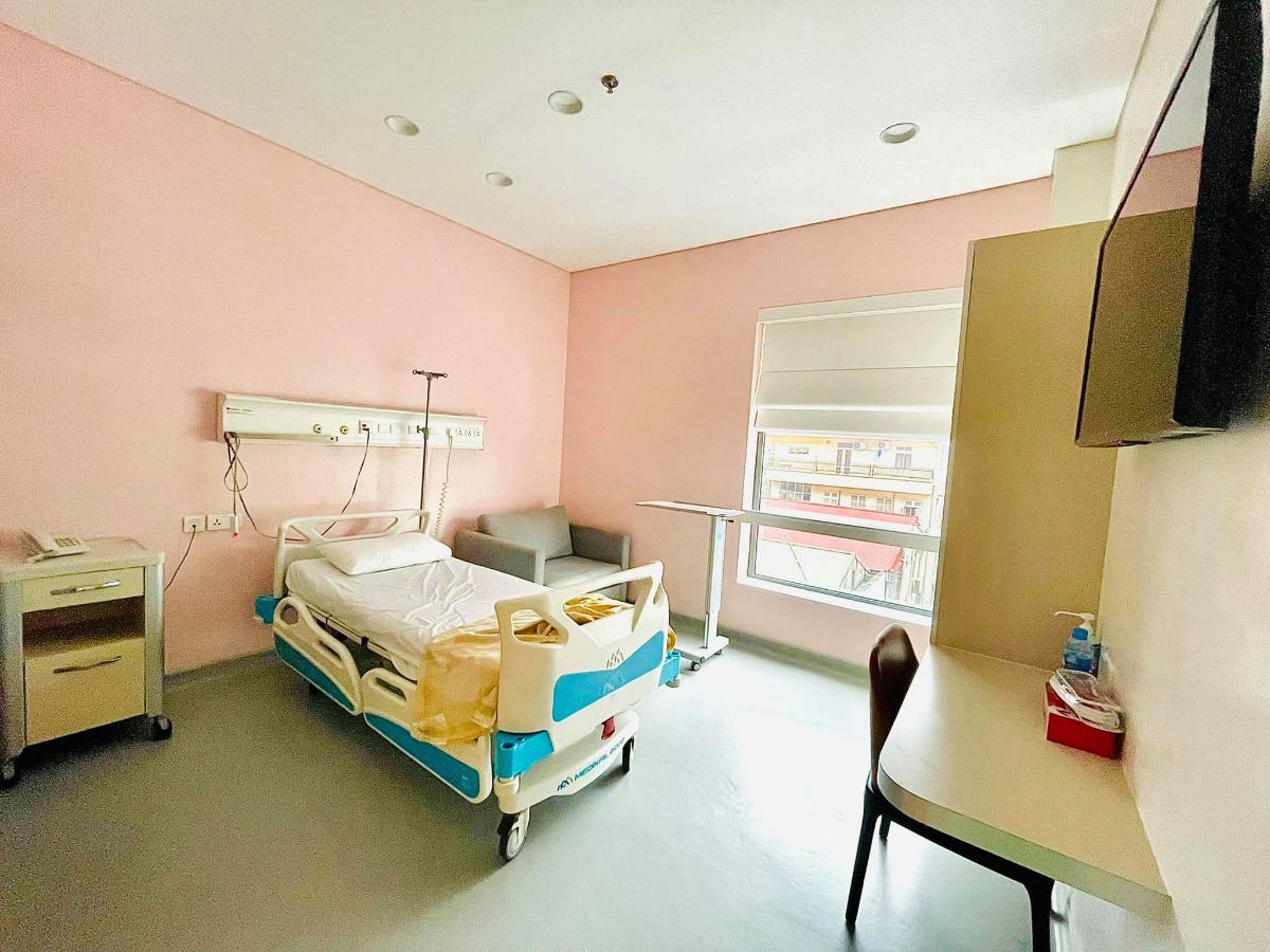 REVIEW ĐI ĐẺ BV VIỆT PHÁP MÙA DỊCH 🤰🏻 

Chào các mẹ ♥️
Sau hơn 1 tháng giờ e mới có thời gian để review lại chuyện đi đẻ mùa dịch của e 😁

1 quá trình đi đẻ cực nhớ đời luôn ạ 😅 E ko giỏi văn lắm nên bài viết có thể hơi lan man nên mong các mẹ thông cảm ạ 😘

✅ E ở Sapa, đăng kí gói sinh mổ ở Việt Pháp lúc 32w. E đặt lịch khám và mổ của bác Thu, e mổ 29/7. E xuống HN trước ngày mổ tầm 3 tuần, vừa tiện đi khám và để nếu có vấn đề gì thì vào viện cho nhanh 😁 
✅ Theo như dự định thì đến tầm 26/7 ck e mới xuống để đưa vk đi mổ. Nhưng đúng đến 23/7 thì HN bắt đầu giãn cách XH. Và e cứ nghĩ sẽ ko làm quá chặt và khó khăn nên e đã ko bảo ck e xuống luôn trước thời điểm ra chỉ thị 😣

Nhưng ko ngờ là lần này HN làm chặt ngay từ ngày đầu tiên, các xe ko thể vào HN dù lí do gì trừ xe luồng xanh, công vụ. Đến lúc đó thực sự lo lắng ko biết làm thế nào để ck e vào HN đưa e đi đẻ. 2 vk ck sốt ruột nghĩ đủ mọi cách, hỏi khắp nơi các đường tránh để vào HN. Cũng gọi điện nhờ viện gửi cho hồ sơ thông tin xác nhận là 29 e mổ để đưa cho ck, khi xuống gặp chốt để giải thích với công an xin được vào HN đưa vk đi mổ. 

Nhưng xong sau nhiều biện pháp thì thấy cái nào cũng rất khó nên đành chấp nhận ck e ko xuống HN để đưa e đi mổ nữa. Mà e sẽ tự đi đẻ 1 mình 😣

✅ Rồi lại phải tính đến chuyện khi e xuất viện thì sẽ về kiểu gì và có về được Sapa hay ko. Vì thời điểm HN bị giãn cách thì tất cả những người từ HN về Lào Cai đều sẽ phải đi cách ly tập trung hết. Người ta có thể ưu tiên cho e là sản phụ về cách ly y tế tại nhà, nhưng tất cả người trong nhà cũng đều sẽ bị cách ly tại nhà theo, và người đưa e về như ck e thì sẽ phải đi cách ly tập trung. Mà nhà e là nhà hàng nên việc về như thế sẽ ảnh hưởng đến quán, phải đóng cửa ko đc bán hàng, vì vậy e quyết định ko về Sapa. 

Lúc đó thì ở Yên Bái làm nhẹ nhàng hơn ( vk ck e là người Yên Bái ), là những người ko phải vùng đỏ của HN về Yên Bái sẽ chỉ phải cách ly y tế tại nhà. Nên vk ck e quyết định về Yên Bái ở nhà mẹ đẻ e, cách ly tại nhà 14 ngày sau đó sẽ lên Sapa sau. 

Ck e phải mang tất cả đồ đạc sử dụng từ Sapa về Yên Bái để chờ đón 3 mẹ con. Và thuê xe cấp cứu ở Yên Bái đến ngày e ra viện đón 3 mẹ con, vì lúc đó chỉ có thuê xe cấp cứu là đi dễ nhất qua các chốt mà ko lằng nhằng các thủ tục. 

✅ Đúng là bsi dặn chiều 28 e qua viện để test covid nhưng vì dịch dã nên e xin bsi sáng sớm 29 e viện test để đỡ phải đi lại nhiều. 
Nên sáng 6h e và e gái ck e ( e gái ck e học dưới HN, vì ck e ko xuống đc nên đưa c đi để có vấn đề gì còn thông báo vs ck e ) đã đến viện để test và chờ kết quả. Đến khi có kết quả thì 2 ce lên tầng 4 khoa sản, lúc đó còn rất sớm nên viện rất vắng. 
Đến ngồi chờ 1 lúc thì 1 cô nữ hộ sinh dẫn e vào phòng đưa đồ dùng cá nhân và dặn tắm rửa sạch sẽ, rồi có y tá đến cắm truyền cho và nằm chờ lúc nào phòng mổ gọi lên thôi.

✅ Chắc đến tầm 8h hơn thì e được đẩy lên phòng mổ. Thấy nhiều mẹ nói phòng mổ của viện đẹp và lạnh lắm mà đẹp thì e công nhận, siêu sạch sẽ. Còn lạnh thì chắc do e ở Sapa nên thấy cũng bình thường ko lạnh lắm 🤣. Các cô y tá cũng hỏi e suốt có lạnh ko mà e ko thấy lạnh gì cả, nhưng vẫn được luồn ống sưởi vào người. Các khâu chuẩn bị trước khi mổ cực kì cẩn thận, e nhìn mãi mà ko thấy bác Thu đâu nên cũng hỏi y tá là bác Thu vẫn mổ cho e chứ ạ 😅. Phải đến khi mọi thứ đc chuẩn bị sẵn sàng thì khi đó bác Thu mới có mặt và ra chào e, lúc đó nghe thấy giọng bác Thu là thấy yên tâm hẳn 😍

✅ Dù có thuốc tê nhưng mọi thao tác e đều cảm nhận rõ ràng và rất nhanh đến 9h05 thì bé nhà e “ oe oe “ 🥰
Y tá đưa bé cho mẹ nhìn rồi đưa đi. Đến đoạn này thì thực sự e vẫn thấy sợ 😂 Vì chắc là bác sĩ ấn ổ bụng để kiểm tra hay như thế nào khiến e cực kì khó chịu, lúc đầu e còn cố chịu nhưng lúc sau thì ko chịu nổi phải bảo bác sĩ dừng lại. Xong e được tiêm thêm thuốc và thở oxy thì dần dần e thiếp đi lúc nào ko hay. Đến khi tỉnh lại mọi thứ gần xong xuôi hết rồi. 😁
Sau đấy e đc đưa đến phòng hậu phẫu để theo dõi và bé nhà e cũng được đưa đến để da kề da vs mẹ ( vì e ko có ck đi cùng nên e xin cho bé da kề da vs mẹ ). 

✅ Sau 2 tiếng thì 2 mẹ con được đẩy về phòng nằm nghỉ. Các cô nữ hộ sinh vào kiểm tra, hỏi thăm liên tục để xem mẹ có đau hay cần gì ko. 9h e rút tiểu và được đưa vào wc để vệ sinh. Đến tầm 11h thì e đã có thể tự đẩy con sang cho các cô trông hộ. 
Đến ngày thứ 3 tháo băng vết mổ là đc đi tắm. Dù đi lại tốt hơn nhưng vẫn có cô nữ hộ sinh vào tắm gội đầu sau đó sấy tóc cho ☺️
Cần bất kì việc gì chỉ cần bấm nút là các cô có mặt rất nhanh 😅 chắc 1 phần vì phòng của e đối diện phòng của các cô (453). Dù ngày hay đêm các cô đều phục vụ cực kì chu đáo.
Đêm thì gửi con cho các cô trông nên mẹ được ngủ 1 mạch đến sáng, sức khoẻ hồi phục nhanh. ( phòng e sát phòng các con nên thường đêm thỉnh thoảng sẽ nghe thấy các con khóc, nên mẹ nào khó ngủ thì ko nên ở phòng này ạ ) 

✅ Nghe mọi người nói là mổ lần 2 sẽ đau hơn rất nhiều, nhất là đau dạ con mà thực sự ngoài việc e thấy đau chỗ 2 bên mạn sườn 1-2 ngày đầu ( chắc do tác động lúc mổ mà bị ấn bụng ) và đau lưng ra thì e ko hề thấy đau vết mổ hay dạ con 1 chút nào cả. Chắc do e hợp thuốc giảm đau của viện 🤣. E có sử dụng giảm đau cơ vuông sau mổ nữa. 

✅ Cơm ở viện thì vừa ngon, mà đa dạng nhiều món để các mẹ lựa chọn. Đầy đủ chất dinh dưỡng chứ ko hề kiêng khem đâu ạ. Đặc biệt các mẹ phải ăn thử món tôm nhé, siêu ngon luôn ý 😉

✅ Phòng ốc cực kì sạch sẽ. Hàng ngày đều đc lau dọn cẩn thận. Chăn ga thay liên tục. Đồ dùng cá nhân cũng đc sắp xếp đầy đủ. 

✅ Đến hôm e xuất viện thì phải test covid lần nữa để về có giấy test qua chốt ở Yên Bái, may nhờ đc cô Lan xong cô nói vs bsi Quyết ( sáng hôm đấy lịch bsi Quyết khám cho e ) chỉ định test covid cho e và bé lớn nhà e. 
Lúc bé lớn nhà e đến viện thì e xuống đón và chờ bé test có kq rồi 2 mẹ con lên phòng, đến khi các thủ tục xuất viện của e xong thì 3 mẹ con xuống sảnh xe cấp cứu đón rồi về thôi ạ. 
3 mẹ con e về đến Yên Bái bình an và cách ly tại nhà đủ 14 ngày sau đó lên Sapa 😍

✅ Vì viện đã có đầy đủ tất cả đồ dùng cho mẹ và bé nên mẹ chỉ cần vác cái bụng bầu đi đẻ thôi nhé 😅.

♥️ Thực sự e muốn gửi lời cảm ơn đến BV Việt Pháp đã cho e 1 trải nghiệm cực kì ưng ý khi sinh mổ tại viện. 
♥️ Cảm ơn bác Thu và ekip mổ đã mổ thành công cho 2 mẹ con e. Dù bác Thu là trưởng khoa, rất bận rộn nhưng cực kì ân cần chu đáo. Trong suốt quá trình khám thai bác đều rất cẩn thận dặn dò tư vấn rất kĩ, vết mổ rất đẹp. Về nhà rồi nhưng bác vẫn nhớ và gửi thêm đơn thuốc cho e. 
♥️ Cảm ơn các cô nữ hộ sinh của khoa sản đã chăm sóc mẹ con tận tình những ngày e nằm viện, dù e cũng ko nhớ đc tên cô nào vì nhiều cô quá 😂
Và cả cô Lan trưởng nữ hộ sinh nữa ạ. Cô cũng rất bận rộn nhưng vẫn tạt qua phòng hỏi thăm, về cô còn tặng thêm đồ, việc gì khó cô cũng bảo yên tâm cô sẽ giúp. Ra viện rồi cô vẫn gọi điện hỏi thăm và dặn dò cần gì cứ gọi cho cô. 😍
♥️♥️ Phải nói là chỉ khi sinh ở Việt Pháp xong thì e cảm thấy cực kì ưng ý với những gì mà e đã kì vọng. Vài năm nữa sinh tiếp e vẫn sẽ lựa chọn Việt Pháp là nơi gửi gắm niềm tin và sức khoẻ của e. 😍

❇️ Về Chi Phí : 
- Gói mổ 32w : 54tr800 ( e đki gói thai sản đc giảm 10% ) 
- 4 lần test covid : 400k/lần - 1tr6
- Phát sinh thêm ngoài gói : ~14tr ( Bé nhà e phải tiêm huyết thanh vgb: 6tr ) 
- Thuốc 2 mẹ con ra viện : 4tr 
Tổng chi phí mổ của e tại viện gần 70tr. E ko có bảo hiểm. Nên mẹ nào có bảo hiểm sẽ đỡ đi đc kha khá tiền ạ 🥰
📌 Các mẹ nào ở tỉnh đang có dự định đi sinh ở Việt Pháp mùa dịch nên thì hãy yên tâm nhé 😍
Các mẹ chỉ cần hỏi kĩ lại ở tỉnh của các mẹ quy định như thế nào về việc từ HN trở về. 
Vì có tỉnh chỉ cần test nhanh, có tỉnh lại PCR. Nhưng quan trọng là có phải đi cách ly tập trung hay ko nữa ạ. 
Còn về việc đi lại để nếu thuận tiện các mẹ của thuê xe cấp cứu như e ý 😂 
Nhưng vì là thai phụ nên có đi xe riêng ra đường hay qua các chốt  cũng ko bị làm khó dễ đâu ạ. Chỉ cần các mẹ cứ mang đầy đủ giấy tờ đi nếu lỡ bị kiểm tra thôi.