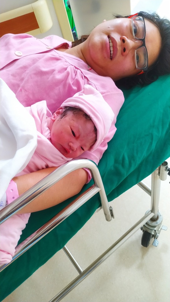 Review sinh viện 108. Em đẻ khu ND hôm 26.08 các mom ạ. 

Em nằm TNC, bhiem 32%, tổng hết gần 7 triệu (chưa gồm phí test covid và cảm ơn bác sĩ)

Nói chung dịch vụ ổn, y bác sĩ nhiệt tình, khu 21 tầng cao ráo sạch sẽ, view đẹp.

Các mom không lo bỡ ngỡ thủ tục hay gì đâu vì sẽ được hướng dẫn tận tình đầy đủ, còn cần gì các mẹ cứ hỏi y ta/điều dưỡng nhé.

Hằng sáng bé sẽ được bế đi tắm còn mẹ được vsinh thăm khám tận giường.

Đồ cần chuẩn bị:

1.Giấy tờ: CMND/CCCD của mình và người nhà + thẻ bhyt + sổ Hk (ko cần photo)
Tiền mặt: 15 triệu (cho đẻ thường, mổ chắc nhiều hơn)

2. Đồ mẹ: 
- Bỉm (Caryn): Các mom nên mang nhiều bỉm mẹ chút nhé. Tầm 10-15 cái thừa còn hơn thiếu, như em mang 6c xong sau phải đi mua thêm. 
- 1 bộ quần áo mẹ khi về (ở viện thì mặc qao viện, ngày phát thay 1 lần)
- Bông nhét lỗ tai (cái này xin được nhưng cứ mang) + tất chân + khăn or mũ mỏng đội đầu (không bắt buộc nhưng e đẻ xong cái điều hoà nó thốc vào đầu là khó chịu)
- Cốc, thìa, sữa đặc (vidu ông Thọ nên đổ vào chai nhựa mang đi cho tiện), bình giữ nhiệt.
- Nước muối súc miệng (đẻ xong ko nên đánh răng luôn)
- 1 bịch khăn ướt
- Đồ dùng cá nhân nếu mẹ nào cần thì mang, không thì dùng của viện có sẵn.

3. Đồ con:
- Bỉm con (20-25c): con ị phân su thay nhiều
- Khăn quấn - viện có phát 1c nhưng nên mang thêm con trớ còn thay. ( Viện phát áo con, mũ, tã chéo, khăn quấn - có thể thay hằng ngày đầy đủ nhé)
- Khăn sữa: 7-10c
- 1 bộ quần áo con khi về + khăn voan che mặt, mẹ có thể chuẩn bị thêm son + tỏi
- Sữa ct, bình sữa (phòng sữa mẹ chưa về)
- Khăn vải khô đa năng lau vệ sinh + 1 ca nhỏ đựng nước.
Đồ người nhà: Đồ cá nhân, quần áo mang đủ 2-3 hôm nhé không như chồng e xếp đủ đồ cho mẹ với con thì quên q.ao sau phải mua thêm ở siêu thị dưới toà.

P/s: Nên mang thêm 1 chăn mỏng nhé, vì được phát 2 chăn nhưng 1 chăn mình làm quây con nên người nhà đêm lạnh không có chăn đắp.