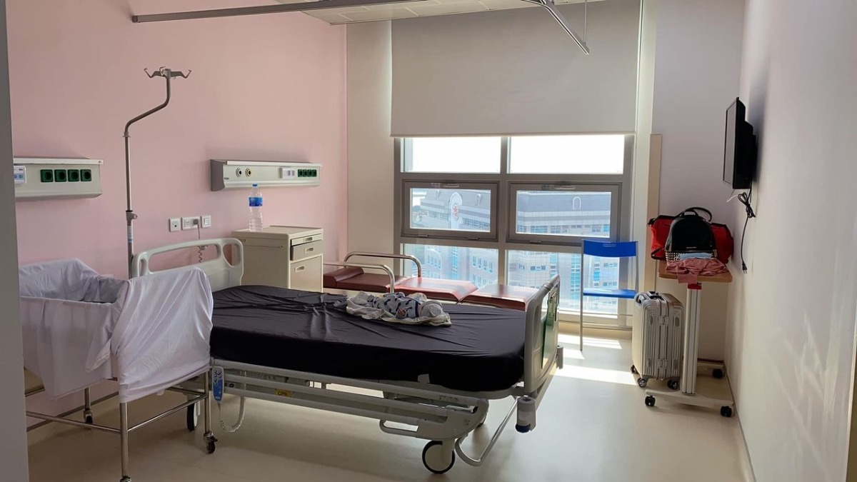 Review đẻ thường bệnh viện 108

Hôm nay mới có thời gian chia sẻ với các mẹ quá trình mình đi đẻ hôm 29/8 vừa rồi. 

Bé nhà mình khá cứng đầu nên 40 tuần 3 ngày mới chịu ra. Tối hôm 28 lúc 7h mình thấy ra máu nên tranh thủ tắm gội, đến 8h30 đến viện vào khoa cấp cứu. Có bác sĩ và y tá sẽ cho mình vào khám trong để xem mở bao nhiêu phân rồi, có dấu hiệu đau bụng chuyển dạ chưa (quả khám trong thốn tận rốn vì con mình đầu cao chưa tụt xuống :)). Khi có dấu hiệu rồi Bác sĩ mới nhận cho nhập viện. Y tá sẽ làm hồ sơ cho mình, mình và người nhà sẽ được test covid. Sản phụ thì cả test nhanh và test chậm, người nhà thì test chậm, tổng chi phí test cả hai người là gần 2tr (đóng trước khi test). Người nhà sẽ được hướng dẫn đi đóng tiền viện phí các thứ, tạm ứng 10tr xong xuôi rồi ngồi chờ kết quả thôi. 

Vì mình vào lúc muộn nên khá vắng chờ kết quả cũng nhanh, test nhanh 30p có kp thì mình được y tá dẫn lên tầng 2 khu khám dịch vụ để nằm đo monitor và chờ kết quả test chậm. Đến đúng 12h là mình có kết quả test chậm thì được lên toà nhà 21 tầng, người nhà lúc này có kết quả cùng nên được lên theo luôn. Lúc này bắt đầu có những cơn co dày xuất hiện rồi mà vì con mình đầu cao nên phải đứng xoạc chân cho nó xuống 🤣 đã đau còn phải đứng vịn hành lang suốt mấy tiếng đồng hồ nó phải nói là không còn từ nào tả nổi. May có chồng ở bên xoa lưng cho cả đêm mới đỡ hơn, có lúc tưởng đau sắp ngất vì mệt quá nên mọi người nhớ ăn uống lấy sức trước khi đi đẻ không là ngất thật chứ không đùa 😅 Mình mở chậm nên được tiêm 1 mũi kích làm mềm tử cung mãi đến 3h30 mở được 8p mới vào phòng đẻ. Khám trong cũng phải 4-5 lần. Vào phòng thì được cắm truyền dịch và tiêm thêm 1 mũi nữa thế là nằm rặn, rặn một hồi mệt quá còn phải thở oxy, bác sĩ và các chị cứ động viên “cố lên rặn đi, ỉa đi ỉa dài ra :))” vầng rặn đẻ mà như rặn ỉa đấy các mẹ 🤣 về sau rạch tầng sinh môn và chị y tá đẩy bụng thế là con ra đời.

Con được áp da mẹ ngay lập tức và được tiêm viêm gan B, uống vitamin K. Lúc con khóc oe oe chồng em còn bất chấp thò vào nhìn thế là bị mắng đuổi ra :)) mẹ thì được vệ sinh và khâu thẩm mĩ. Mình thấy đẻ xong vết khâu đẹp mà không đau mấy, chủ yếu là đau…trĩ, lúc đi vệ sinh mới khốn khổ, ai đi khó nhớ chườm nước ấm hoặc xả nước ấm vào cho n bớt sưng đau thì mới đi được, vì khi sinh rặn nhiều không tránh được. Sau đó được đẩy về phòng, chồng mình lên đón con và cảm ơn bác sĩ (1-2tr tuỳ gia đình) Mình chọn phòng tự nguyện B 1 người 1 phòng , mùa dịch cứ ở phòng riêng cho an toàn. Giá là 1tr2/ngày, cơm đưa tận phòng, người nhà cũng được đăng kí đưa cơm cùng luôn mất thêm có mấy chục/ngày. Sáng sản phụ auto cháo thịt nạc nóng hổi, người nhà thì bánh cuốn, bún, phở. Cơm trưa và tối cũng rất ngon. Ngoài ra siêu thị ở tầng 1 lúc bác sĩ làm việc sáng và chiều người nhà phải ra ngoài chờ khoảng 2-3 tiếng thì có thể lượn lờ mua đồ ăn linh tinh, chồng em lượn mua một đống đồ xong còn làm quen được mấy anh bảo vệ để buôn dưa lê :))

Ngày nào cũng có bác sĩ vào thăm khám mẹ và bé, có y tá đo huyết áp nhiệt độ và vệ sinh cho mẹ. 8h sáng con được đi tắm, ngày thứ 2 được cắt rốn laze. Mình ở 3 ngày thì được về. Bác sĩ, y tá đến cô lao công cũng đều cực nhẹ nhàng và nhiệt tình không có gì để chê luôn. Ngoài ra bv còn phát thuốc bổ máu Hemopoly, thuốc lợi sữa, nước tắm cho mẹ, nước tắm cho bé, nước muối sinh lý, bộ đồ dùng cá nhân, quần lót giấy (tất nhiên là tính vào viện phí hết 🤣) nên không cần mang sữa tắm với nước muối nha. Người nhà nhớ mang quần áo dùng cho 3 ngày vì đã vào là không được ra, phải ở đến khi xuất viện là cả nhà cùng về luôn.

Tổng chi phí: Viện phí 8tr3 ( bảo hiểm trái tuyến 32%), cảm ơn 1tr, test 2tr, mua đồ linh tinh nữa là vào 12tr quá rẻ cho một pha đi đẻ như đi du lịch 🥰 cả hai bé mình đều sinh ở đây nên vô cùng ok mọi người không cần lo. Hơi dài dòng cảm ơn các mẹ đã đọc 😘