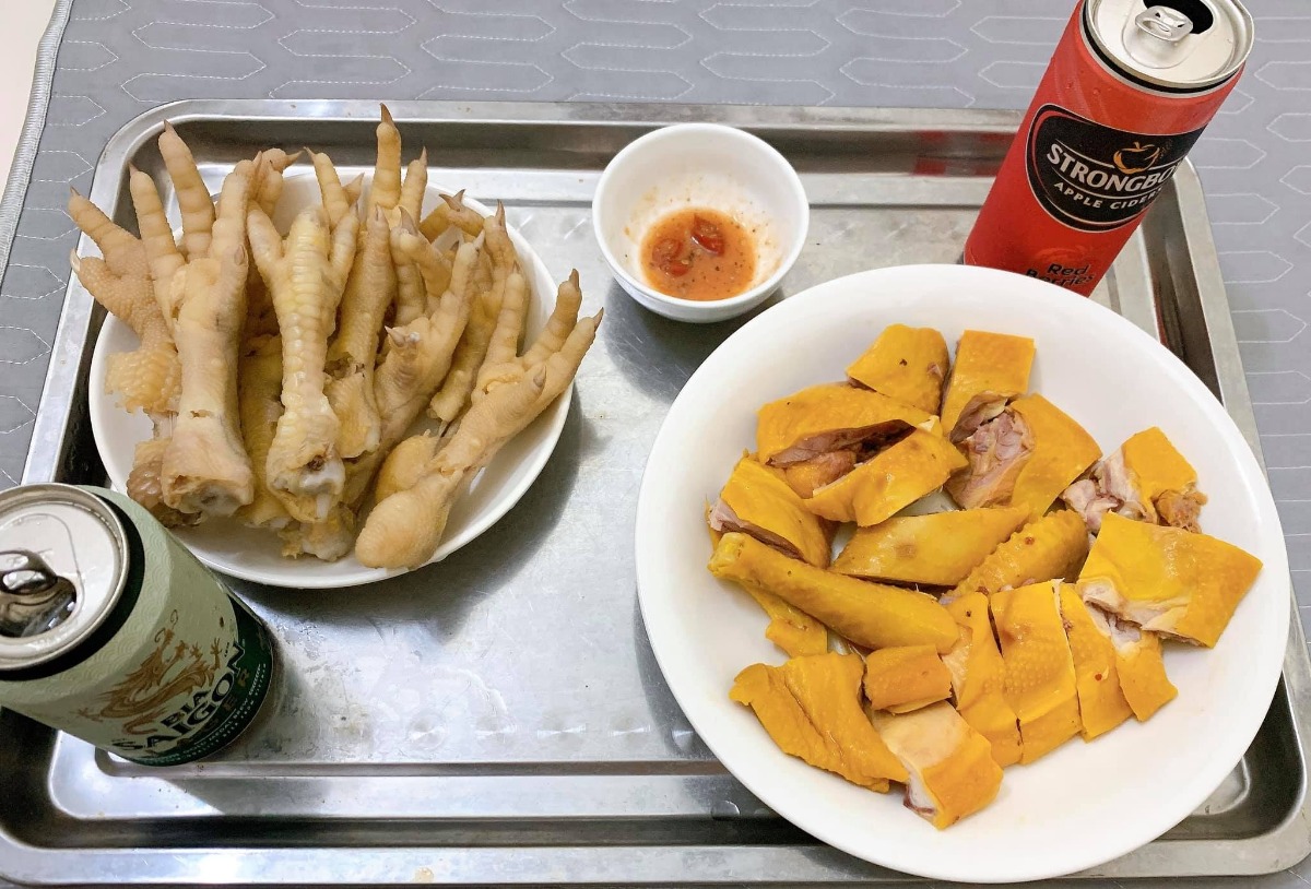 Xin chào cả nhà, em là ông bố nấu cơm cữ cho mẹ bầu sau sinh đây, ông bố cho vợ ăn củ cải bị các bác sĩ online nói đây ạ. Hai Vợ chồng hóng hớt linh tinh nên bay màu fb. Các bác đừng cười hay chỉ trích Vợ chồng em nhé 🤣

Nay e xin tổng hợp lại thực mẹ bầu sau sinh cho các ông bố bà mẹ tham khảo. Vợ e thích ăn gì e nấu cái đó và vì thời điểm cữ là mùa đông nên thực phẩm rau mùa cũng hơi hạn hẹp.. Nên e chỉ nấu được những món cơ bản như thế này thôi ạ. Các bác đóng góp để e nâng cao thực đơn tập 2 cho mẹ Bon. 🤩