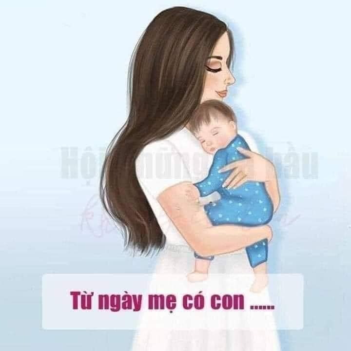 TỪ NGÀY MẸ CÓ CON......

1. Cân nặng của con làm mình stress hơn cân nặng của mình rất nhiều. Mỗi lần đưa con đi tiêm, cân cho con mà không thấy tăng lạng nào là người bủn rủn, đêm về mất ngủ, suy nghĩ xem mình chăm con không tốt hay chưa đúng chỗ nào, lên mạng lùng sục mọi thông tin...

2. Hơi thô nhưng thật, mong con ị như hạn hán chờ mưa. Còn nếu con bị tiêu chảy thì con ị phát nào mẹ như ngồi trên đống lửa phát đấy 😂

3. Ngày xưa cứ bị bà ngoại chửi là mày ngủ chắc trộm vào khiêng hết cả nhà đi cũng không biết gì. Đến nỗi tháng đầu sau sinh bà vẫn chưa tin tưởng đòi ngủ chung để canh cháu 😅, nhưng thật ra có con cái người mình như cái đồng hồ báo thức, bật dậy như con tôm khi con mới chỉ ọ ọe hay trở mình cũng làm mình thức rồi. Có con sẽ làm mình thèm lắm những giấc ngủ dài và sâu. Thôi đợi con lớn ngủ bù vậy.

4. Ôi cơ thể thay đổi 180 độ. Chả thiết tha soi gương như ngày xưa, soi vô lại buồn 😣. Dị ứng nhất những người buông lời ra chê bai phụ nữ sau sinh, nói mà k suy nghĩ 1 tí nào luôn, cứ nói cho sướng miệng mà k nghĩ tâm trạng ng phụ nữ sau sinh nhạy cảm thế nào.

Có bầu tất nhiên là béo lên rồi, sinh xong có mẹ may mắn nhanh về lại dáng còn k thì cũng phải ăn nhiều để con có sữa. Phụ nữ người ta phải hy sinh biết bao nhiêu để sinh và chăm 1 đứa con mà còn buông lời đc chắc mấy người đấy bị quên mất não rồi 😐

5. Mọi người hay gắn mác phụ nữ ở nhà chăm con là ăn bám. Ô thế ai đẻ rồi nuôi con nuôi cháu. Ok , ăn bám hả. Thuê giúp việc đi hay ông bà ra trông đi rồi để mẹ nó đi làm cho. Làm công nhân hay bưng bê tạp vụ cũng gọi là đi làm.

Nói thật còn nhàn gấp tỉ lần trông con. Chẳng qua vì thương con, xót con, không ai chăm con tốt bằng mẹ , để con được bú sữa mẹ lâu nhất có thể nên người mẹ phải cố nhịn. Chẳng ai có thể vẹn toàn tất cả đâu các mẹ. Vì con mà cố gắng thôi

6. Nhìn lại cái tủ đồ của mình mới thấy bao lâu rồi mình chưa mua sắm cho bản thân. Lên mạng toàn coi quần áo, đồ dùng của con, cái gì cần thiết thì mua cho con. Nhiều lúc mình thích cái gì lại chậc lưỡi, thôi chưa cần lắm để dành tiền đấy đưa con đi tiêm, mua con cái này cái kia.

Đúng không các mẹ???😁😁

Nguồn tham khảo.