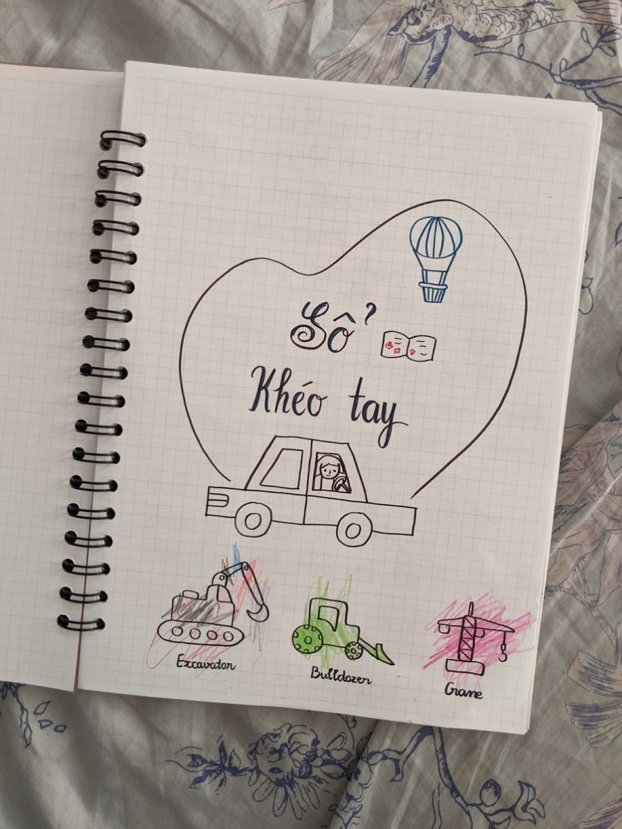 Ngoài dùng để đọc, các cuốn sách có hình vẽ đẹp còn là cảm hứng “khéo tay hay làm” cho mẹ và bé nè.

❤ Tips khi mình làm quyển sổ này là mẹ xác định sẽ gặp phải sự lộn xộn của con. Mẹ cứ bắt đầu, bé có thể sẽ tò mò chạy xung quanh, rồi cùng xin làm chung. Sau đó chúng ta cùng trò truyện về hình ảnh và nội dung câu chuyện, khi mẹ vẽ xong bé có thể sẽ xin tô màu và rồi lại vẽ lung tung. Cứ việc cho bé làm vậy, và mẹ vẫn tiếp tục công việc khéo tay hàng ngày, khi lớn dần tình yêu của bé (hoặc sự nhận thức về thủ công của bé) cũng lớn dần.

❤ Cuốn sổ này mình định chép lời bài hát mà bé thích (trên thị trường có bán bút nét thanh nét đậm, phụ huynh nào chữ không đẹp thì mua về viết cũng cải thiện chút chút đó), sẽ vẽ tranh, dán tác phẩm thủ công, hình ảnh của con vào đây. Bé con nhà mình không học những gì mẹ dạy mà bé bắt chước những gì mẹ làm, nên mọi lần mình chuẩn bị dụng cụ dạy bé đều không thành công, nhưng mình chuẩn bị đồ để làm chung với bé (hơi hao chút do phải chuẩn bị 2 bộ, cho bé và cho mẹ) và xác định tâm lý mẹ làm con bắt chước, thì bé đã có thể làm 50 – 70% tác phẩm của mình.
