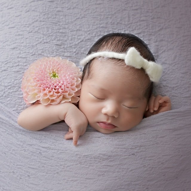 ĐỜI NÀY NHẤT ĐỊNH PHẢI CÓ MỘT CÔ CON GÁI <3 

Xin mời các mẹ cùng ngắm những bức ảnh bé sơ sinh chụp cùng hoa cực đáng yêu nhé! Ngắm những bức ảnh đẹp mỗi ngày chính là phương pháp thai giáo cảm xúc + thai giáo mỹ học hiệu quả, giúp mẹ và bé có tinh thần tốt, cảm xúc vui vẻ; đồng thời giúp bé yêu được tiếp xúc với cái đẹp ngay từ khi còn trong bụng mẹ.

Ngắm ảnh những em bé đáng yêu cũng giúp mẹ sinh ra những em bé xinh xắn giống như những bức ảnh mình đã ngắm đó ạ.  

Mẹ có thể tìm hiểu thêm về thai giáo cảm xúc tại link https://mamibabi.com.vn/newscategory/8/thai-giao-bang-cam-xuc 

Và tìm hiểu thêm về thai giáo mỹ thuật tại link https://mamibabi.com.vn/newscategory/37/thai-giao-my-thuat 

#thaigiaocamxuc #thai_giáo_cảm_xúc
#thaigiaomythuat #thai_giáo_mỹ_thuật 
#thaigiao #thai_giáo #thaigiáo #mangthai #babau