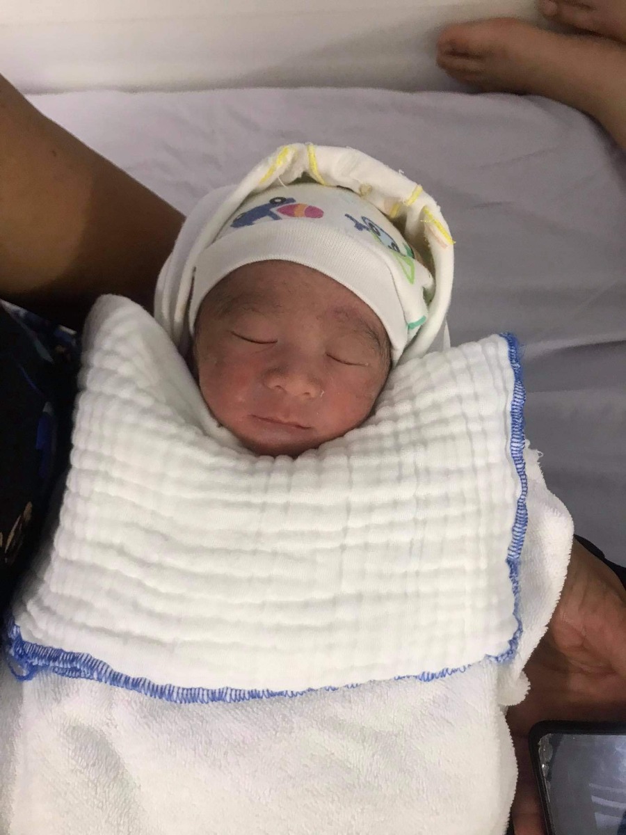 Đẻ ở Viện Y học biển Hải Phòng 
Em bé của ngôi nhà Y học biển ngày nào bây giờ đã 3m10d rồi. 
 Cám ơn bác sĩ Điệp và các cô y tá đã vô cùng nhiệt tình chăm sóc e va bé 😊
   Các cô y tá hay gọi be là a chàng 2 tạ rưỡi đây hahaha. Bé nhất phòng nhưng khóc to nhất phòng 😆
8/6  Nb2kg5 . 3m10d 7kg 
Chúc tất cả các mom va các bé luôn mạnh khỏe 🥰