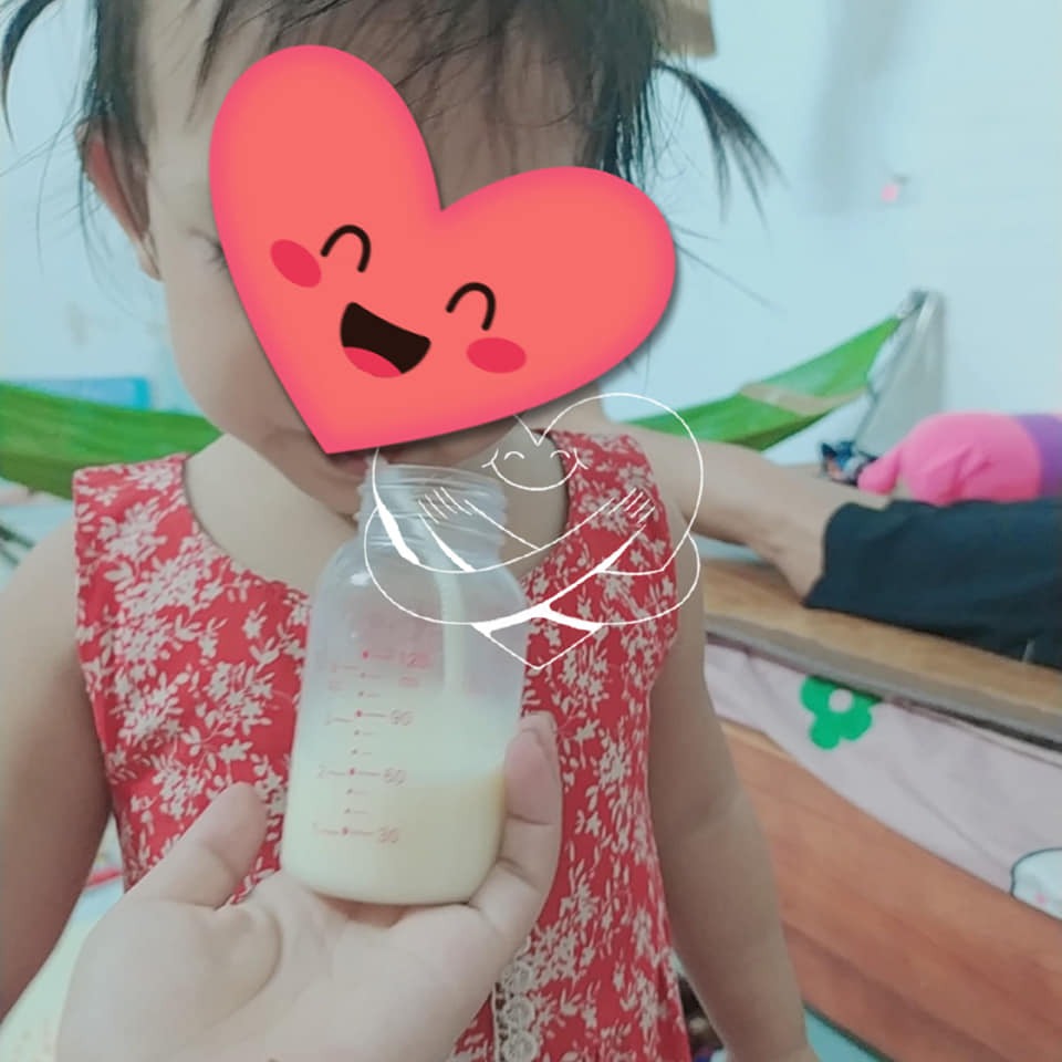 CÁCH KÍCH SỮA VỀ NHIỀU

Mk có đôi lời chia sẻ về phương pháp kích sữa của mk. 

Mk sinh ebe đc hơn 2m. Sau sinh mk bị băng huyết kstc nên phải uống ks liều cao. Ebe k đc ti mẹ . nên gần như nửa tháng đầu mk k có sữa. Mà mk thuộc dạng yêu sữa mẹ ( chứ k cuồng sữa mẹ) . muốn cho e bé nhỏ sữa mẹ ht nếu có thể. Và muốn cho ebe lớn tiếp tục hành trình sữa mẹ, do bạn ấy dị ứng đạm bò và vì 1số lý do bất khả kháng mk phải cai sữa b ấy sớm. Nên giờ bù lại. Và mk bắt đầu hành trình kích sữa. 

Cách kích sữa bằng tay: Khoảng 1w đầu tiên thì mk vắt tay ss với ebe ( khi bế bú 1bên còn 1bên vắt tay) , sau 1w sữa cũng gọi là tạm đủ cho e bé. Thì mk bắt đầu giãn cữ vắt ( do mk k có ng phụ chăm bé , 1mk vừa chăm ebe, bạn lớn 33m và cv nhà nữa) , mk vắt theo cữ 7-8h, 10-11h, 15-16h, 19-20h và 22h. Mk để 2mốc tgian do mk k vắt đc đúng giờ vì nhìu khi vướng bé. Tv sau 1w nữa sữa đã dư khoảng 200ml 1 ngày và ebe vẫn ti mẹ ht.  Mừng hết lớn.

Ebe k phải dặm sct nữa. Và mk mạnh dạn giãn cữ tiếp. Mk vắt vào các khung giờ 7-8h, 12-13h, 18-19h và 22h. Ebe vẫn ti mẹ ht. Còn lại 1 ngày dư khoảng 500-600ml. 

Và hiện tại mk vắt ngày 2 cữ sáng tối . ebe vẫn ti mẹ ht. B lớn ngày khoảng 300ml. Và dư khoảng 300ml cất tủ. 

Trong quá trình kích sữa mk ăn uống theo nhu cầu & ăn đa dạng. Tinh thần thoải mái. Uống nhiu nước. Và qtrong phải có niềm tin. Mk k dùng ngũ cốc và lợi sữa. Vì sữa tiết ra theo nhu cầu. Nghĩa là có cung sẽ có cầu. Vắt kiệt sữa để bầu ngực trống cơ thể sẽ từ truyền tải thông tin " ebe cần nhiu sữa hơn thế", và sữa sẽ tăng dần thôi. Chứ dăm ba cái lợi sữa mà khiến sữa về ào ạt và ngũ cốc khiến sữa đặc con tăng cân vù vì vậy chắc sct ế chổng phao câu luôn rồi.

Túm cái tã lại là phải kiên trì. Phải thoải mái. Phải tin tưởng bản thân. Ắt sẽ thành công. 

Và mk cũng xin đính chính lại có vài mom nố 1 ngày dư 600-700ml nhiu gì mà khoe. Mk xin nhắc lại là mk cse và mk muốn lan tỏa động lực đến với các mom. Và với mk đủ sữa cho ebe tuti và đủ cho b lớn tuti dư them vài bịch dự phòng là okla rồi ạ. Và mk cũng nhắc lại 1 điều nữa là " hãy yêu sữa mẹ , đừng cuồng sữa mẹ mà kỳ thị sct , sct k xấu, nếu k có sữa mẹ, k đủ đk nuôi con bằng sữa mẹ thì sct là lựa chọn tốt nhất. "

Và 1 điều nữa cũng rất qtrong " k có sữa mẹ nóng hay mát. Sữa mẹ luôn là đ tốt nhất cho trẻ" . ebe nhà mk nb 3kg . 2m đc 5.7kg.