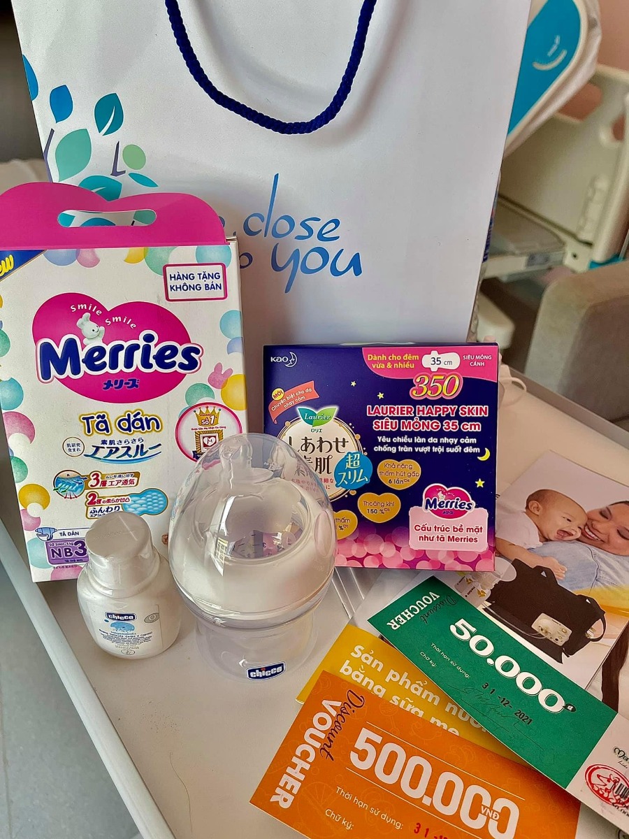 REVIEW ĐI ĐẺ BV VIỆT PHÁP MÙA DỊCH 🤰🏻 

Chào các mẹ ♥️
Sau hơn 1 tháng giờ e mới có thời gian để review lại chuyện đi đẻ mùa dịch của e 😁

1 quá trình đi đẻ cực nhớ đời luôn ạ 😅 E ko giỏi văn lắm nên bài viết có thể hơi lan man nên mong các mẹ thông cảm ạ 😘

✅ E ở Sapa, đăng kí gói sinh mổ ở Việt Pháp lúc 32w. E đặt lịch khám và mổ của bác Thu, e mổ 29/7. E xuống HN trước ngày mổ tầm 3 tuần, vừa tiện đi khám và để nếu có vấn đề gì thì vào viện cho nhanh 😁 
✅ Theo như dự định thì đến tầm 26/7 ck e mới xuống để đưa vk đi mổ. Nhưng đúng đến 23/7 thì HN bắt đầu giãn cách XH. Và e cứ nghĩ sẽ ko làm quá chặt và khó khăn nên e đã ko bảo ck e xuống luôn trước thời điểm ra chỉ thị 😣

Nhưng ko ngờ là lần này HN làm chặt ngay từ ngày đầu tiên, các xe ko thể vào HN dù lí do gì trừ xe luồng xanh, công vụ. Đến lúc đó thực sự lo lắng ko biết làm thế nào để ck e vào HN đưa e đi đẻ. 2 vk ck sốt ruột nghĩ đủ mọi cách, hỏi khắp nơi các đường tránh để vào HN. Cũng gọi điện nhờ viện gửi cho hồ sơ thông tin xác nhận là 29 e mổ để đưa cho ck, khi xuống gặp chốt để giải thích với công an xin được vào HN đưa vk đi mổ. 

Nhưng xong sau nhiều biện pháp thì thấy cái nào cũng rất khó nên đành chấp nhận ck e ko xuống HN để đưa e đi mổ nữa. Mà e sẽ tự đi đẻ 1 mình 😣

✅ Rồi lại phải tính đến chuyện khi e xuất viện thì sẽ về kiểu gì và có về được Sapa hay ko. Vì thời điểm HN bị giãn cách thì tất cả những người từ HN về Lào Cai đều sẽ phải đi cách ly tập trung hết. Người ta có thể ưu tiên cho e là sản phụ về cách ly y tế tại nhà, nhưng tất cả người trong nhà cũng đều sẽ bị cách ly tại nhà theo, và người đưa e về như ck e thì sẽ phải đi cách ly tập trung. Mà nhà e là nhà hàng nên việc về như thế sẽ ảnh hưởng đến quán, phải đóng cửa ko đc bán hàng, vì vậy e quyết định ko về Sapa. 

Lúc đó thì ở Yên Bái làm nhẹ nhàng hơn ( vk ck e là người Yên Bái ), là những người ko phải vùng đỏ của HN về Yên Bái sẽ chỉ phải cách ly y tế tại nhà. Nên vk ck e quyết định về Yên Bái ở nhà mẹ đẻ e, cách ly tại nhà 14 ngày sau đó sẽ lên Sapa sau. 

Ck e phải mang tất cả đồ đạc sử dụng từ Sapa về Yên Bái để chờ đón 3 mẹ con. Và thuê xe cấp cứu ở Yên Bái đến ngày e ra viện đón 3 mẹ con, vì lúc đó chỉ có thuê xe cấp cứu là đi dễ nhất qua các chốt mà ko lằng nhằng các thủ tục. 

✅ Đúng là bsi dặn chiều 28 e qua viện để test covid nhưng vì dịch dã nên e xin bsi sáng sớm 29 e viện test để đỡ phải đi lại nhiều. 
Nên sáng 6h e và e gái ck e ( e gái ck e học dưới HN, vì ck e ko xuống đc nên đưa c đi để có vấn đề gì còn thông báo vs ck e ) đã đến viện để test và chờ kết quả. Đến khi có kết quả thì 2 ce lên tầng 4 khoa sản, lúc đó còn rất sớm nên viện rất vắng. 
Đến ngồi chờ 1 lúc thì 1 cô nữ hộ sinh dẫn e vào phòng đưa đồ dùng cá nhân và dặn tắm rửa sạch sẽ, rồi có y tá đến cắm truyền cho và nằm chờ lúc nào phòng mổ gọi lên thôi.

✅ Chắc đến tầm 8h hơn thì e được đẩy lên phòng mổ. Thấy nhiều mẹ nói phòng mổ của viện đẹp và lạnh lắm mà đẹp thì e công nhận, siêu sạch sẽ. Còn lạnh thì chắc do e ở Sapa nên thấy cũng bình thường ko lạnh lắm 🤣. Các cô y tá cũng hỏi e suốt có lạnh ko mà e ko thấy lạnh gì cả, nhưng vẫn được luồn ống sưởi vào người. Các khâu chuẩn bị trước khi mổ cực kì cẩn thận, e nhìn mãi mà ko thấy bác Thu đâu nên cũng hỏi y tá là bác Thu vẫn mổ cho e chứ ạ 😅. Phải đến khi mọi thứ đc chuẩn bị sẵn sàng thì khi đó bác Thu mới có mặt và ra chào e, lúc đó nghe thấy giọng bác Thu là thấy yên tâm hẳn 😍

✅ Dù có thuốc tê nhưng mọi thao tác e đều cảm nhận rõ ràng và rất nhanh đến 9h05 thì bé nhà e “ oe oe “ 🥰
Y tá đưa bé cho mẹ nhìn rồi đưa đi. Đến đoạn này thì thực sự e vẫn thấy sợ 😂 Vì chắc là bác sĩ ấn ổ bụng để kiểm tra hay như thế nào khiến e cực kì khó chịu, lúc đầu e còn cố chịu nhưng lúc sau thì ko chịu nổi phải bảo bác sĩ dừng lại. Xong e được tiêm thêm thuốc và thở oxy thì dần dần e thiếp đi lúc nào ko hay. Đến khi tỉnh lại mọi thứ gần xong xuôi hết rồi. 😁
Sau đấy e đc đưa đến phòng hậu phẫu để theo dõi và bé nhà e cũng được đưa đến để da kề da vs mẹ ( vì e ko có ck đi cùng nên e xin cho bé da kề da vs mẹ ). 

✅ Sau 2 tiếng thì 2 mẹ con được đẩy về phòng nằm nghỉ. Các cô nữ hộ sinh vào kiểm tra, hỏi thăm liên tục để xem mẹ có đau hay cần gì ko. 9h e rút tiểu và được đưa vào wc để vệ sinh. Đến tầm 11h thì e đã có thể tự đẩy con sang cho các cô trông hộ. 
Đến ngày thứ 3 tháo băng vết mổ là đc đi tắm. Dù đi lại tốt hơn nhưng vẫn có cô nữ hộ sinh vào tắm gội đầu sau đó sấy tóc cho ☺️
Cần bất kì việc gì chỉ cần bấm nút là các cô có mặt rất nhanh 😅 chắc 1 phần vì phòng của e đối diện phòng của các cô (453). Dù ngày hay đêm các cô đều phục vụ cực kì chu đáo.
Đêm thì gửi con cho các cô trông nên mẹ được ngủ 1 mạch đến sáng, sức khoẻ hồi phục nhanh. ( phòng e sát phòng các con nên thường đêm thỉnh thoảng sẽ nghe thấy các con khóc, nên mẹ nào khó ngủ thì ko nên ở phòng này ạ ) 

✅ Nghe mọi người nói là mổ lần 2 sẽ đau hơn rất nhiều, nhất là đau dạ con mà thực sự ngoài việc e thấy đau chỗ 2 bên mạn sườn 1-2 ngày đầu ( chắc do tác động lúc mổ mà bị ấn bụng ) và đau lưng ra thì e ko hề thấy đau vết mổ hay dạ con 1 chút nào cả. Chắc do e hợp thuốc giảm đau của viện 🤣. E có sử dụng giảm đau cơ vuông sau mổ nữa. 

✅ Cơm ở viện thì vừa ngon, mà đa dạng nhiều món để các mẹ lựa chọn. Đầy đủ chất dinh dưỡng chứ ko hề kiêng khem đâu ạ. Đặc biệt các mẹ phải ăn thử món tôm nhé, siêu ngon luôn ý 😉

✅ Phòng ốc cực kì sạch sẽ. Hàng ngày đều đc lau dọn cẩn thận. Chăn ga thay liên tục. Đồ dùng cá nhân cũng đc sắp xếp đầy đủ. 

✅ Đến hôm e xuất viện thì phải test covid lần nữa để về có giấy test qua chốt ở Yên Bái, may nhờ đc cô Lan xong cô nói vs bsi Quyết ( sáng hôm đấy lịch bsi Quyết khám cho e ) chỉ định test covid cho e và bé lớn nhà e. 
Lúc bé lớn nhà e đến viện thì e xuống đón và chờ bé test có kq rồi 2 mẹ con lên phòng, đến khi các thủ tục xuất viện của e xong thì 3 mẹ con xuống sảnh xe cấp cứu đón rồi về thôi ạ. 
3 mẹ con e về đến Yên Bái bình an và cách ly tại nhà đủ 14 ngày sau đó lên Sapa 😍

✅ Vì viện đã có đầy đủ tất cả đồ dùng cho mẹ và bé nên mẹ chỉ cần vác cái bụng bầu đi đẻ thôi nhé 😅.

♥️ Thực sự e muốn gửi lời cảm ơn đến BV Việt Pháp đã cho e 1 trải nghiệm cực kì ưng ý khi sinh mổ tại viện. 
♥️ Cảm ơn bác Thu và ekip mổ đã mổ thành công cho 2 mẹ con e. Dù bác Thu là trưởng khoa, rất bận rộn nhưng cực kì ân cần chu đáo. Trong suốt quá trình khám thai bác đều rất cẩn thận dặn dò tư vấn rất kĩ, vết mổ rất đẹp. Về nhà rồi nhưng bác vẫn nhớ và gửi thêm đơn thuốc cho e. 
♥️ Cảm ơn các cô nữ hộ sinh của khoa sản đã chăm sóc mẹ con tận tình những ngày e nằm viện, dù e cũng ko nhớ đc tên cô nào vì nhiều cô quá 😂
Và cả cô Lan trưởng nữ hộ sinh nữa ạ. Cô cũng rất bận rộn nhưng vẫn tạt qua phòng hỏi thăm, về cô còn tặng thêm đồ, việc gì khó cô cũng bảo yên tâm cô sẽ giúp. Ra viện rồi cô vẫn gọi điện hỏi thăm và dặn dò cần gì cứ gọi cho cô. 😍
♥️♥️ Phải nói là chỉ khi sinh ở Việt Pháp xong thì e cảm thấy cực kì ưng ý với những gì mà e đã kì vọng. Vài năm nữa sinh tiếp e vẫn sẽ lựa chọn Việt Pháp là nơi gửi gắm niềm tin và sức khoẻ của e. 😍

❇️ Về Chi Phí : 
- Gói mổ 32w : 54tr800 ( e đki gói thai sản đc giảm 10% ) 
- 4 lần test covid : 400k/lần - 1tr6
- Phát sinh thêm ngoài gói : ~14tr ( Bé nhà e phải tiêm huyết thanh vgb: 6tr ) 
- Thuốc 2 mẹ con ra viện : 4tr 
Tổng chi phí mổ của e tại viện gần 70tr. E ko có bảo hiểm. Nên mẹ nào có bảo hiểm sẽ đỡ đi đc kha khá tiền ạ 🥰
📌 Các mẹ nào ở tỉnh đang có dự định đi sinh ở Việt Pháp mùa dịch nên thì hãy yên tâm nhé 😍
Các mẹ chỉ cần hỏi kĩ lại ở tỉnh của các mẹ quy định như thế nào về việc từ HN trở về. 
Vì có tỉnh chỉ cần test nhanh, có tỉnh lại PCR. Nhưng quan trọng là có phải đi cách ly tập trung hay ko nữa ạ. 
Còn về việc đi lại để nếu thuận tiện các mẹ của thuê xe cấp cứu như e ý 😂 
Nhưng vì là thai phụ nên có đi xe riêng ra đường hay qua các chốt  cũng ko bị làm khó dễ đâu ạ. Chỉ cần các mẹ cứ mang đầy đủ giấy tờ đi nếu lỡ bị kiểm tra thôi.