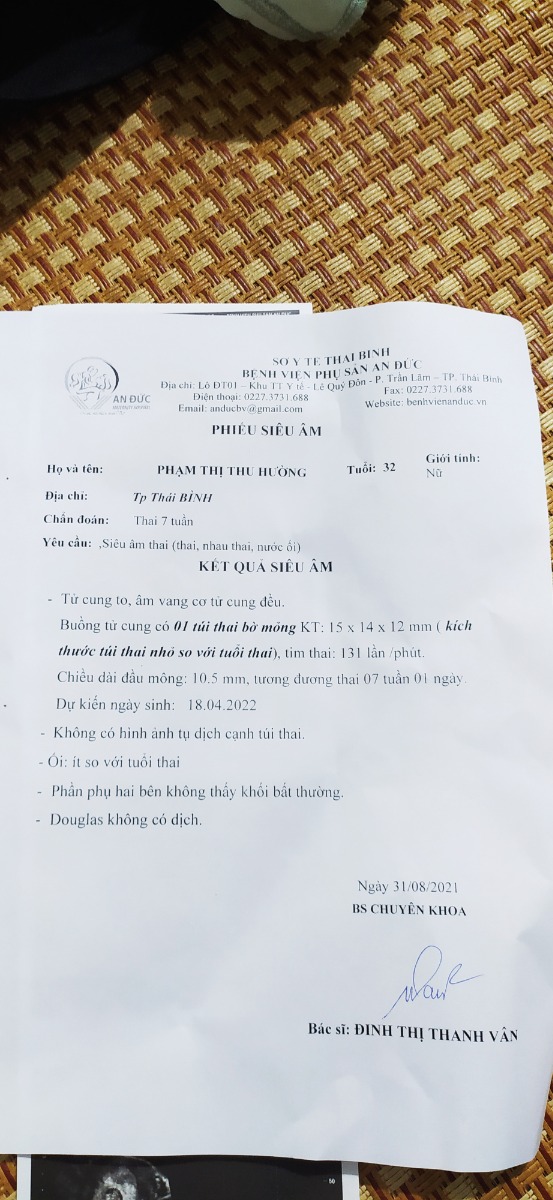 Cả nhà em mới đi siêu âm. KQ: thai 7tuần 1 ngày chiều dài đầu mông 10,5mm. Nhịp tim 131l/p. Kích thước túi thai 15*14*12mm. Bác sĩ kết luận túi thai nhỏ hơn tuổi thai. Ối ít hơn so với tuổi thai. E rất lo lắng. Có mom nào bị tình trạng giống em không ạ. Cho e xin lời khuyên với.