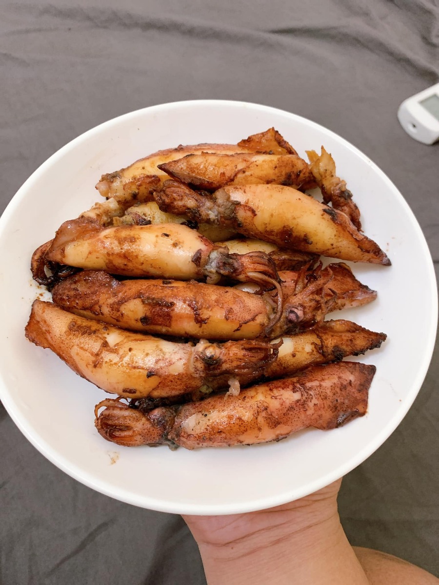 Xin chào cả nhà, em là ông bố nấu cơm cữ cho mẹ bầu sau sinh đây, ông bố cho vợ ăn củ cải bị các bác sĩ online nói đây ạ. Hai Vợ chồng hóng hớt linh tinh nên bay màu fb. Các bác đừng cười hay chỉ trích Vợ chồng em nhé 🤣

Nay e xin tổng hợp lại thực mẹ bầu sau sinh cho các ông bố bà mẹ tham khảo. Vợ e thích ăn gì e nấu cái đó và vì thời điểm cữ là mùa đông nên thực phẩm rau mùa cũng hơi hạn hẹp.. Nên e chỉ nấu được những món cơ bản như thế này thôi ạ. Các bác đóng góp để e nâng cao thực đơn tập 2 cho mẹ Bon. 🤩