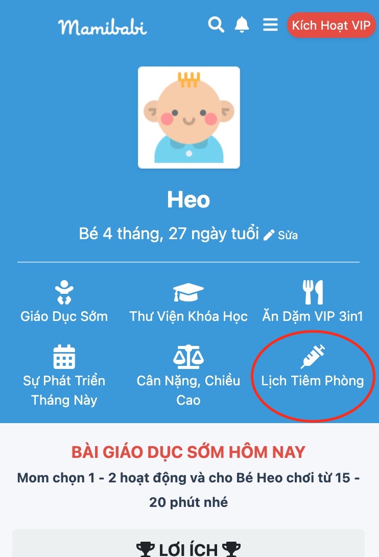 LỊCH TIÊM CHỦNG CHO TRẺ
CÁC MẸ CÓ THỂ THAM KHẢO NHÉ

Ngoài ra trên app cũng đã có sẵn chức năng lịch tiêm phòng cho bé ở chỗ ad khoanh tròn nha

1. Tiêm phòng cho trẻ sơ sinh (tiêm càng sớm càng tốt sau khi sinh):

• Vắc xin Engerix B/ Euvax B/ Hepavax phòng bệnh Viêm gan B, tiêm trong 24 giờ đầu sau sinh.

• Vắc xin BCG phòng bệnh lao.

2. Tiêm phòng cho trẻ 2 tháng tuổi:

• Vắc xin kết hợp phòng 6 bệnh (ho gà, bạch hầu, uốn ván, bại liệt, viêm gan B và các bệnh do Haemophilus influenzae týp B (Hib) gây ra như viêm phổi, viêm màng não mủ) dạng 6 trong 1 Infanrix hexa hoặc dạng 5 trong 1 Pentaxim (không có thành phần kháng nguyên viêm gan 😎. Tiêm mũi 1.

• Vắc xin Rotarix, Rotateq phòng Rota virus gây bệnh tiêu chảy.

• Vắc xin Synflorix phòng bệnh viêm tai giữa, viêm phổi, viêm màng não do phế cầu (mũi 1)

3. Tiêm phòng cho trẻ 3 tháng tuổi:

• Vắc xin 6 trong 1 hoặc 5 trong 1. Tiêm mũi 2. (Nếu tiêm 5 trong 1 thì phải bổ sung mũi viêm gan 😎.

• Vắc xin uống phòng bệnh tiêu chảy do Rotavirus (liều 2).

4. Tiêm phòng cho trẻ 4 tháng tuổi:

• Vắc xin kết hợp 6 trong 1 hoặc 5 trong 1 mũi 3 (nếu chích vắc xin kết hợp 5 trong 1 thì chích thêm mũi viêm gan 😎

• Vắc xin Synflorix phòng bệnh viêm tai giữa, viêm phổi, viêm màng não do phế cầu (mũi 2)

5. Tiêm phòng cho trẻ 6 tháng tuổi:

• Vắc xin Vaxigrip/Influvax phòng bệnh cúm (Tiêm 2 mũi cách nhau 1 tháng).

• Vắc xin VA-MENGOC-BC phòng bệnh viêm màng não do não mô cầu B+C (mũi 1)

• Vắc xin Synflorix phòng bệnh viêm tai giữa, viêm phổi, viêm màng não do phế cầu (mũi 3).

6. Tiêm phòng cho trẻ 9 tháng tuổi:

• Vắc xin VA-MENGOC-BC phòng bệnh viêm màng não do não mô cầu B+C (mũi 2)

• Vắc xin sởi đơn MVVac phòng bệnh sởi.

7. Tiêm phòng cho trẻ 12 tháng tuổi:

• Vắc xin 3 trong 1 MMR-II/MMR phòng bệnh sởi, quai bị, rubella.

• Vắc xin Varivax/Varicella phòng bệnh thủy đậu.

• Vắc xin Jevax phòng bệnh viêm não Nhật Bản B: Tiêm 2 mũi, cách nhau 1 – 2 tuần.

• Vắc xin Avaxim 80U/0.5ml phòng bệnh viêm gan A. Liều nhắc lại sau 6-18 tháng.

• Vắc xin Synflorix phòng bệnh viêm tai giữa, viêm phổi, viêm màng não do phế cầu (mũi 4)

8. Tiêm phòng vắc xin cho trẻ 15 – 24 tháng tuổi:

• Vắc xin 6 trong 1 hoặc 5 trong 1 mũi 4 (nếu chích 5 trong 1 thì chích thêm mũi viêm gan 😎

• Vắc xin Avaxim 80U/0.5ml phòng bênh viêm gan A (mũi nhắc)

• Vắc xin Vaxigrip phòng bệnh cúm (mũi 3 – sau mũi thứ hai 1 năm)

9. Tiêm phòng cho trẻ đủ 24 tháng tuổi:

• Vắc xin MENINGOCOCCAL A+C phòng bệnh viêm màng não do não mô cầu A+C.

• Vắc xin Jevax phòng bệnh viêm não Nhật Bản B (mũi 3).

• Vắc xin TYPHIM Vi phòng bệnh thương hàn.

• Vắc xin Tả 2 lần uống (dành cho trẻ sống ở vùng nguy cơ cao, lần hai sau lần một 2 tuần)

10. Từ 3 tuổi trở lên:

Vắc xin 3 trong 1 MMR-II/MMR phòng bệnh sởi, quai bị, rubella (mũi nhắc).

• Vắc xin Gardasil hoặc vắc xin Cervarix chủng ngừa HPV, ngăn ngừa ung thư cổ tử cung và bệnh sùi mào gà ở bộ phận sinh dục (dành cho bé gái 9 tuổi trở lên). Gồm 3 mũi: Mũi 1: là ngày tiêm mũi đầu tiên. Mũi 2: 2 tháng sau mũi đầu tiên. Mũi 3: 6 tháng sau liều đầu tiên.Vắc xin TYPHIM Vi phòng bệnh thương hàn (mũi nhắc, lúc 5 tuổi). Sau đó cứ 3 năm tiêm nhắc lại 1 lần.

• Vắc xin Vaxigrip phòng bệnh cúm (Tiêm nhắc lại hàng năm).

• Vắc xin MENINGOCOCCAL A+C phòng bệnh viêm màng não do não mô cầu A+C (mũi nhắc).

• Vắc xin Jevax phòng bệnh viêm não Nhật Bản B (mũi nhắc, lúc 5 tuổi). Sau đó cứ 3 năm tiêm nhắc lại 1 lần đến khi 15 tuổi.

• Vắc xin Tetraxim (phòng bệnh bạch hầu – ho gà – uốn ván – bại liệt) hoặc vắc xin Adacel (phòng bệnh bạch hầu – ho gà – uốn ván) khi trẻ từ 4 tuổi trở lên, và nhắc lại mỗi 10 năm.

👉Tiêm chủng đầy đủ theo lịch tiêm chủng đầy đủ cho trẻ theo chương trình tiêm chủng mở rộng và tiêm chủng dịch vụ không chỉ giúp trẻ tăng sức đề kháng, phòng được các bệnh nguy hiểm mà còn là cách để bố mẹ bảo vệ sức khỏe và sự phát triển toàn diện cho con. Tuy nhiên, khi đưa con đi tiêm phòng, bố mẹ cần lưu ý một số điều sau đây:

• Bất cứ trẻ nào khi đi tiêm chủng cũng cần được khám sàng lọc trước tiêm. Cha mẹ nên thông báo cho bác sĩ biết tình trạng sức khỏe trước đây của trẻ (có bị bệnh gì không, có bị dị ứng không, có đang phải uống thuốc kháng sinh không…) để bác sĩ cân nhắc chỉ định phác đồ phù hợp.

• Cha mẹ cần giữ sổ và phiếu tiêm chủng để theo dõi lịch tiêm của con mình. Nếu trẻ được tiêm tại VNVC sẽ được lưu lại toàn bộ lịch sử tiêm chủng, rất dễ dàng tra cứu và còn được nhắc lịch tiêm.

• Cha mẹ nên tuân thủ nguyên tắc trẻ cần được theo dõi 30 phút tại điểm tiêm chủng và tiếp tục theo dõi tại nhà ít nhất 24 giờ sau tiêm.

• Nếu thấy các phản ứng sốt, đau hoặc sưng tấy tại chỗ tiêm, quấy khóc… kéo dài trên 1 ngày, cha mẹ nên cho bé quay trở lại trung tâm để được thăm khám.

• Nếu trẻ có các dấu hiệu bất thường như: sốt cao, quấy khóc kéo dài, co giật, bỏ bú, khó thở, tím tái… các bà mẹ cần đưa trẻ tới cơ sở y tế.

• Khi trẻ sốt cao, cha mẹ có thể cho trẻ dùng thuốc hạ sốt theo chỉ định và hướng dẫn của cán bộ y tế.

• Không bôi, đắp bất cứ thứ gì lên vị trí tiêm của bé. Vết tiêm có thể bị sưng đỏ, đau – đây hoàn toàn là phản ứng bình thường và sẽ tự khỏi.

• Cha mẹ nên chăm sóc và theo dõi trẻ sau tiêm chủng, cho trẻ tắm rửa, ăn uống như thường lệ, và theo dõi, đánh giá tình trạng sức khỏe của bé. Những lưu ý khi đưa trẻ đi tiêm phòng sẽ giúp bố mẹ có sự chuẩn bị tốt nhất, cho quá trình tiêm diễn ra thuận lợi, nhanh chóng và phần nào an tâm hơn về những phản ứng sau tiêm.

👉Trường hợp nào không được tiêm phòng cho trẻ?

Rất nhiều bố mẹ thắc mắc những trường hợp nào thì không được tiêm phòng cho trẻ? Trước khi tiến hành tiêm chủng, bố mẹ luôn được hướng dẫn đưa trẻ đi khám sàng lọc để phát hiện những bất thường, từ đó bác sĩ có thể đưa ra những chỉ định phù hợp. Dưới đây là những trường hợp trẻ không được tiêm phòng:

• Trẻ có tiền sử sốc hoặc phản ứng, dị ứng nặng sau khi tiêm liều vắc xin trước đó, kể cả vắc xin có chứa thành phần: Sốt cao trên 39 độ, sốt co giật hoặc dấu hiệu viêm não, viêm màng não, tím tái, khó thở.

• Trẻ có tình trạng suy chức năng các cơ quan như suy hô hấp, suy tuần hoàn, suy tim, suy gan, suy thận…

• Không tiêm vắc xin sống với trẻ bị suy giảm miễn dịch như bệnh suy giảm hệ miễn dịch bẩm sinh, suy giảm miễn dịch nặng.

• Không tiêm vắc xin phòng bệnh lao cho trẻ sinh ra từ mẹ bị nhiễm HIV mà không được điều trị dự phòng lây truyền.

• Các trường hợp chống chỉ định khác theo chỉ dẫn của nhà sản xuất đối với từng loại vắc xin cụ thể.

👉Theo dõi sau tiêm chủng:

• Bố mẹ cần theo dõi con tối thiểu 30 phút tại cơ sở tiêm chủng. Nếu phát hiện những bất thường như nôn, thở nhanh, thở ngắt quãng, khò khè, da mẩn đỏ,… cần báo ngay cho nhân viên y tế.

• Sau 24 – 48h, trẻ cần tiếp tục được theo dõi về thân nhiệt, nhịp thở, sinh hoạt hằng ngày bao gồm ăn, ngủ, chơi đùa…

• Quan sát vùng tiêm và da toàn thân của trẻ xem có sưng, phát ban hay nổi mẩn đỏ.

Chăm sóc sau tiêm chủng:

• Nên cho trẻ mặc quần áo mỏng, thoáng mát.

• Duy trì chế độ dinh dưỡng đầy đủ, uống nước nhiều, nếu trẻ còn bú mẹ nên cho trẻ bú nhiều.

• Nếu trẻ sốt trên 38.5 độ, có thể dùng thuốc hạ sốt thông thường như paracetamol với liều phù hợp.

• Trường hợp tại vết tiêm sưng, đỏ, bố mẹ có thể chườm lạnh để trẻ giảm sưng, giảm đau.

• Bố mẹ không nên tiếp xúc trực tiếp vào vết tiêm của trẻ, không thoa hoặc bôi bất cứ thứ gì lên vết tiêm.

• Không tự ý dùng Aspirin và các liều thuốc ho, thuốc hạ sốt khác vì những loại thuốc này có thể tăng liều paracetamol
