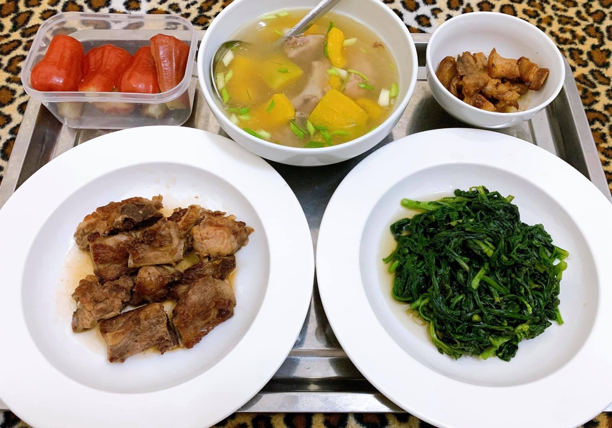 Xin chào cả nhà, em là ông bố nấu cơm cữ cho mẹ bầu sau sinh đây, ông bố cho vợ ăn củ cải bị các bác sĩ online nói đây ạ. Hai Vợ chồng hóng hớt linh tinh nên bay màu fb. Các bác đừng cười hay chỉ trích Vợ chồng em nhé 🤣

Nay e xin tổng hợp lại thực mẹ bầu sau sinh cho các ông bố bà mẹ tham khảo. Vợ e thích ăn gì e nấu cái đó và vì thời điểm cữ là mùa đông nên thực phẩm rau mùa cũng hơi hạn hẹp.. Nên e chỉ nấu được những món cơ bản như thế này thôi ạ. Các bác đóng góp để e nâng cao thực đơn tập 2 cho mẹ Bon. 🤩