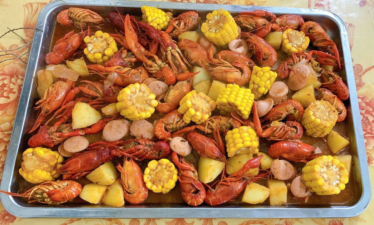 Xin chào cả nhà, em là ông bố nấu cơm cữ cho mẹ bầu sau sinh đây, ông bố cho vợ ăn củ cải bị các bác sĩ online nói đây ạ. Hai Vợ chồng hóng hớt linh tinh nên bay màu fb. Các bác đừng cười hay chỉ trích Vợ chồng em nhé 🤣

Nay e xin tổng hợp lại thực mẹ bầu sau sinh cho các ông bố bà mẹ tham khảo. Vợ e thích ăn gì e nấu cái đó và vì thời điểm cữ là mùa đông nên thực phẩm rau mùa cũng hơi hạn hẹp.. Nên e chỉ nấu được những món cơ bản như thế này thôi ạ. Các bác đóng góp để e nâng cao thực đơn tập 2 cho mẹ Bon. 🤩