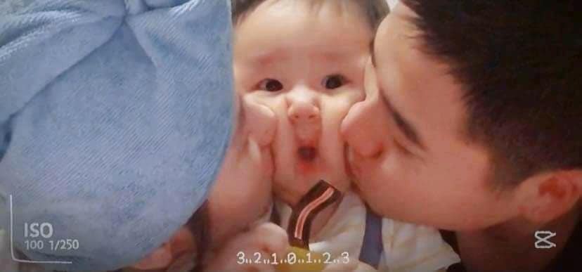 Trend mới nè bố mẹ ơi!!!!

Bố mẹ thử cùng lúc hun con xem con phản ứng thế nào rồi chụp lại khoe cho mọi người cùng biết với nha. Mình cũng đi thử đây, nhìn cưng quá trời cưng luôn hà 😍