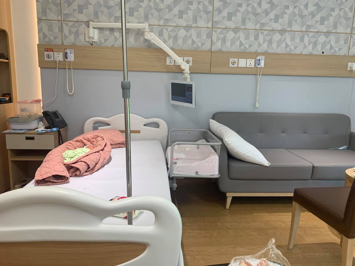 Xin chào các mom, nay mới có t.g viết về 5 ngày 4 đêm ở Hồng Ngọc - PTM ( e ở thêm 1 ngày).
E sinh mổ bé đầu tiên. Cả thai kỳ khoẻ mạnh chưa bao giờ nghĩ sẽ mổ các mom ạ. Đăng ký thai sản từ tuần 36 đợt tháng 6 đc km 15%. Khi khám ở HN thì tuần 38 bs phát hiện ra bất thường. E bị cuống rốn bám mép bánh rau là bệnh lý khá nguy hiểm ở thai nhi. Em theo khám BS Phương và BS Phương mổ cho e luôn. Nói về việc theo khám e k chọn Bs mà đến viện chọn ngẫu nhiên thôi. May mắn sao vào được bác Phương chứ hehe. Bác Phương lần nào thăm khám cũng rất nhẹ nhàng, ân cần. Sau khi phát hiện bất thường bác nhắc e cần phải cẩn thận và giải thích về bệnh lý và trường hợp có thể xảy ra. Hẹn e 3 ngày sau khám lại luôn để chốt đẻ ntn 😂. Bác trực tiếp thăm khám và cùng e đi siêu âm thì TH của e đẻ thường rất nguy hiểm và cần mổ lấy thai. Vì chuyển dạ là có nguy cơ suy thai. Sáng 2/9 khám thì chiều e lên bàn luôn. K thể tin nổi haha, lần đầu mổ nên e rất sợ và bỡ ngỡ, nằm trong phòng sinh khóc thì đc bác Phương và cả ekip động viên, thật ra e k sợ mổ mà e sợ nhất khoản tiêm gây tê vào lưng các mom ạ vì xem nhiều clip đẻ cái kim to như kim lợn vậy. Nhưng các mẹ nào sắp trải qua thì yên tâm nhé chỉ cần làm theo những gì Bs gây mê hướng dẫn thôi nó cũng như tiêm cây kim bé bé bthuong thôi ạ. Bs gây mê cho e là BS Thu Ba ( ở ngoài e gọi chị thôi vì chị trẻ xinh đẹp lắm ấy ạ) BS tiêm nhẹ nhàng đưa e vào cơn tê 🤣🤣. Cả ê kíp phủ chăn che các thứ đến đoạn đó e k còn thấy bên dưới nữa, cứ nghĩ mng vẫn đang chuẩn bị đồ để mổ thế mà 1 lúc sau chị Thu Ba bảo e chịu tức 1 chút để lấy e bé ra nhé thì e mới biết bác Phương mổ rồi 😂. Một lúc sau thì nghe thấy tiếng e bé. E bé đc da kề ra với mẹ luôn ấm áp hạnh phúc lắm ạ. Sau đấy tầm 20’ là bs khâu xong cho e, e đc chuyển lên hồi sức 4 tiếng rồi xuống với 2 bố con. Sau mổ đc truyền giảm đau và nhét giảm đau nên các mom đừng lo nhé, sẽ vẫn đau nhưng ở mức chịu  đc. Sang ngày thứ 2 thì e đã đứng dậy đi lại chậm chậm rồi cũng k đau quá nữa. Ngày thứ 4 là e k cần dùng giảm đau nữa. 
Về đồ ăn ở viện thì rất ngon ạ hôm nào e cũng ăn hết suất.
Các cô điều dưỡng và y tá nhiệt tình alo có mặt liền, hôm nào cũng có Bs đi kiểm tra vết mổ và Bs kiểm tra sức khoẻ của bé. 
Một lần nữa e xin cảm ơn BS Phương và ekip mổ cho e ngày 2/9 ạ ❤️
